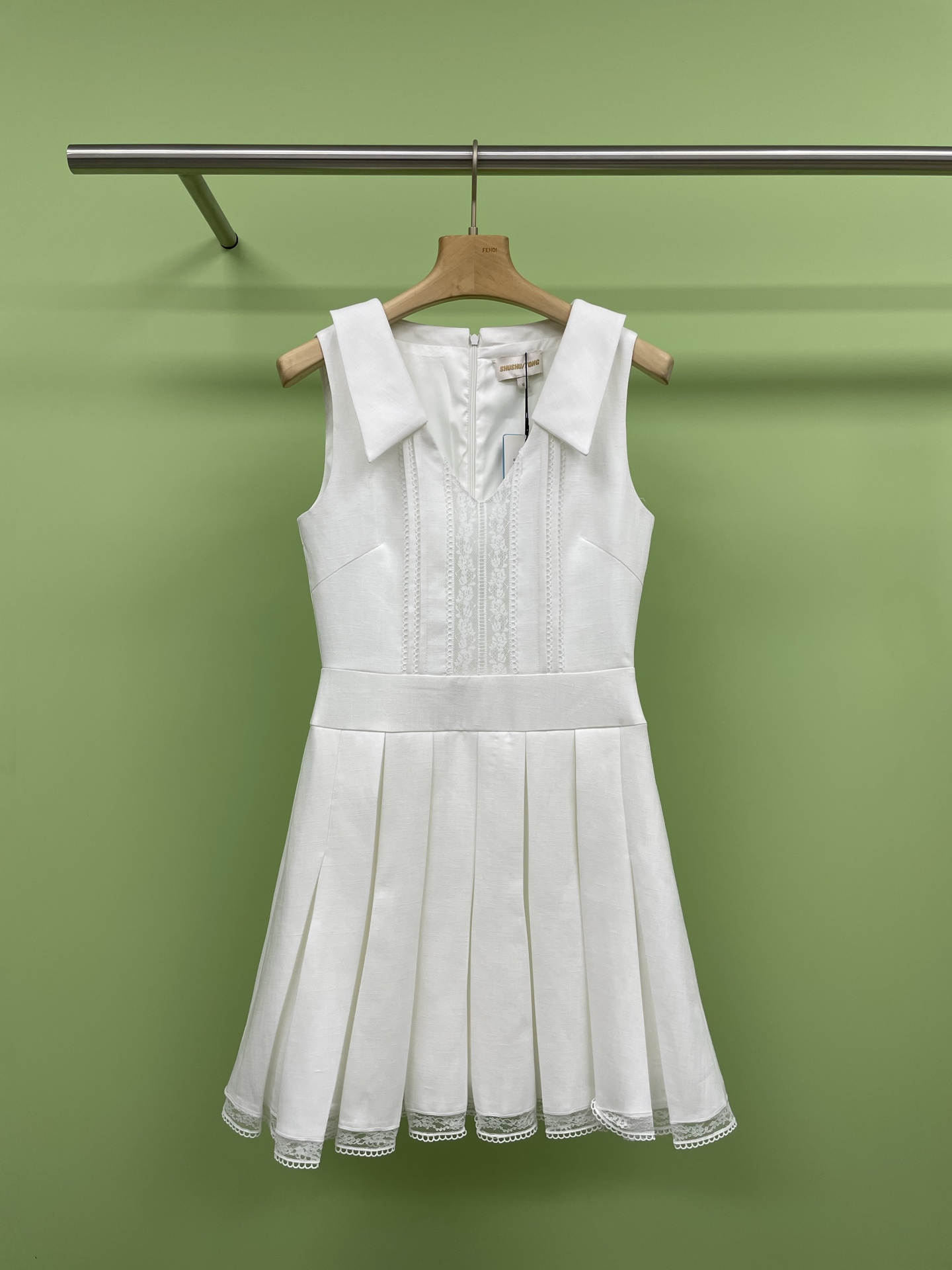 NO:319537,Shushutong's new spring and summer 2025 new fashionable and elegant lapel pleated dress, the small lapel V-neck design fits the neck curve, showing the gentle beauty. The pleats at the hem of the skirt add layers of clothing, injecting casual style into the intellect. The distinctive accordion pleats have a flowing drape, retro and modern add a touch of sweetness, and a romantic tone, with a wide shoulder sleeveless design, visually with right-angle shoulders, which reveals the beautiful shoulder lines of girls more perfectly, with a soft and skinny style, and more quality. SML, skirts, alexander wang19860909Shushutong2025春夏新款时尚优雅气质翻领百褶连衣裙,小翻领V领设计贴合颈部曲线,展现温婉之美,裙摆处的百褶增添服装层次,为知性注入随性风格,层次分明的风琴褶,有着飘逸的垂坠感,复古又现代增加了一丝甜美感,穿出浪漫的基调,宽肩无袖设计,视觉上自带直角肩,把女生优美的肩部线条展露的更完美,有着柔软中带着骨感的风格,更有品质. 码数SML,,skirts,alexander wang,Women's clothing