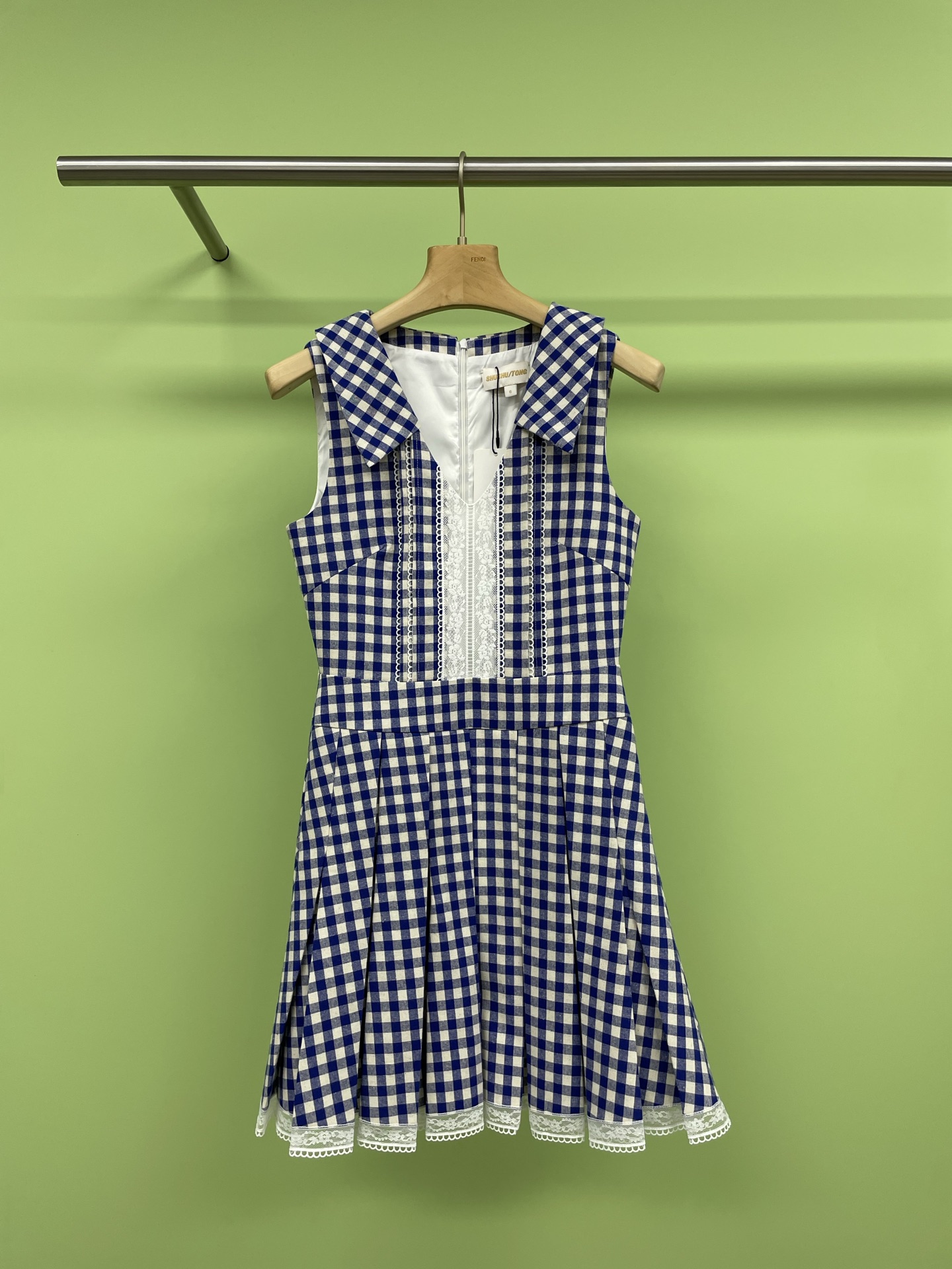 NO:319531,Shushutong's new spring and summer 2025 new fashionable and elegant lapel pleated dress, the small lapel V-neck design fits the neck curve, showing the gentle beauty. The pleats at the hem of the skirt add layers of clothing, injecting casual style into the intellect. The distinctive accordion pleats have a flowing drape, retro and modern add a touch of sweetness, and a romantic tone, with a wide shoulder sleeveless design, visually with right-angle shoulders, which reveals the beautiful shoulder lines of girls more perfectly, with a soft and skinny style, and more quality. SML, skirts, alexander wang19860909Shushutong2025春夏新款时尚优雅气质翻领百褶连衣裙,小翻领V领设计贴合颈部曲线,展现温婉之美,裙摆处的百褶增添服装层次,为知性注入随性风格,层次分明的风琴褶,有着飘逸的垂坠感,复古又现代增加了一丝甜美感,穿出浪漫的基调,宽肩无袖设计,视觉上自带直角肩,把女生优美的肩部线条展露的更完美,有着柔软中带着骨感的风格,更有品质. 码数SML,,skirts,alexander wang,Women's clothing