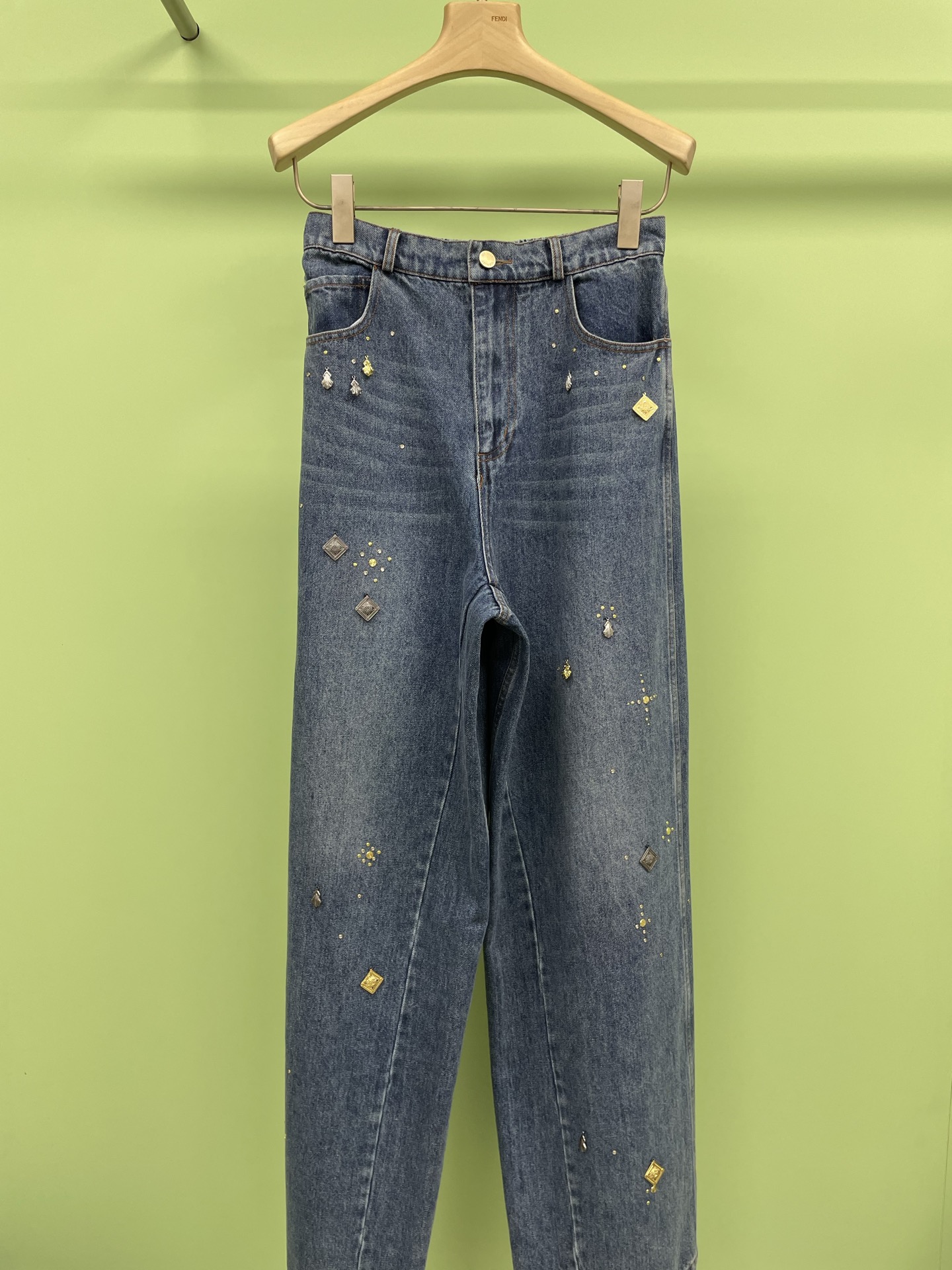 NO:319525,ICE DUST2025 early spring new metal pendant straight wide-leg jeans, fashionable just right, beautiful pants sold offline, fashionable and attractive styles, retro washing blue denim, embellished with pure hand-made beaded metal pendant, with a delicate and gorgeous feeling, plus an elastic waist design, more comfortable and unrestrained, modern commuting style, street leisure and other styles are suitable. Its style is super friendly to pear-shaped body, high-waist design, perfectly improves the waistline, visually long legs become two meters in seconds, loose trouser legs not only cover the flesh of the thighs and calves, but also has a casual and free temperament, walking with a style, and is full of confidence in every step. SML, jeans, alexander wang19860909ICE DUST2025早春新款金属坠饰直筒阔腿牛仔裤,时髦的刚刚好,线下热卖ing的一条漂亮裤子,时髦精会一眼心动的款式,复古水洗蓝牛仔,点缀以纯手工钉珠的金属吊坠,有种精致的华丽感,加了松紧的腰头设计,穿着更舒适无束缚,摩登通勤风、街头休闲感等多种风格都适配,它的版型对梨形身材超友好,高腰设计,完美提升腰线,视觉上腿长秒变两米,裤腿宽松,不仅能遮住大腿和小腿的肉肉,还自带随性洒脱的气质,走路带风,每一步都自信满满. 码数SML,,jeans,alexander wang,Women's clothing