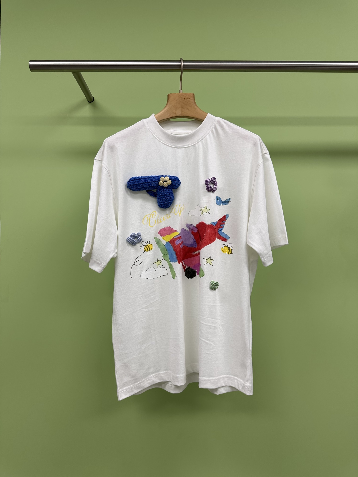 NO:319520,CHEERi UPi25 spring and summer new childhood toy box three-dimensional crochet short-sleeved T-shirt, a niche treasure T-shirt that is being chased and asked, you are the focus of the crowd, the blessing of detail control, the design of this T-shirt is really too loud!  The three-dimensional love doll on the chest completely breaks the monotony of ordinary T-shirts. The doll's material is soft and it will sway as soon as you walk around. The girl's heart is bursting. Moreover, its details are excellent. The stitching is fine and neat, and the logo prints are clear and textured. When you wear it, you will feel fashionable in an instant. The comfort and appearance are coexisting. The fabric is pure cotton, skin-friendly and breathable. It is simply too comfortable to wear close to the body. You won't feel sweating in summer.  It is stuffy and can absorb sweat quickly and dry quickly. It feels cold and cool. It is a summer savior. Moreover, it has not deformed or faded after washing it many times. It is super quality. It has super matching and looks good no matter how you wear it. Wear a pair of light blue denim shorts, paired with a pair of white shoes and colorful socks. The energetic American sweetheart style is available, which combines fashion, comfort and practicality. Family members, don’t hesitate, just rush it.  SML, shorts, T-shirt,tees,t-shirt,socks,alexander wang19860909CHEERi UPi25春夏新品儿时的玩具箱立体钩针短袖T恤,被追着问的小众宝藏T恤,你就是人群里的焦点,细节控的福音,这件T恤的设计真的太戳我了！胸口处立体的爱心玩偶,完全打破了普通T恤的单调,玩偶的材质柔软,一走动就会跟着晃悠,少女心直接爆棚,而且它的细节处理堪称一绝,缝线细密整齐,logo的印花清晰又有质感,穿上它,时髦感瞬间UP,舒适与颜值并存面料是纯棉的,亲肤又透气,贴身穿简直不要太舒服.夏天出汗也不会觉得闷热,还能吸汗速干,触感冰冰凉凉的,简直是夏日救星,而且经过多次水洗也没有变形、褪色,质量超扛打,它的搭配性超强,怎么穿都好看,搭一条浅蓝色的牛仔短裤,再配上一双小白鞋和彩色的袜子,元气满满的美式甜心风就get啦,集时尚、舒适、实用于一身,家人们,别犹豫,冲就完事儿. 码数SML,,shorts,T-shirt,tees，t-shirt,socks,alexander wang,Women's clothing