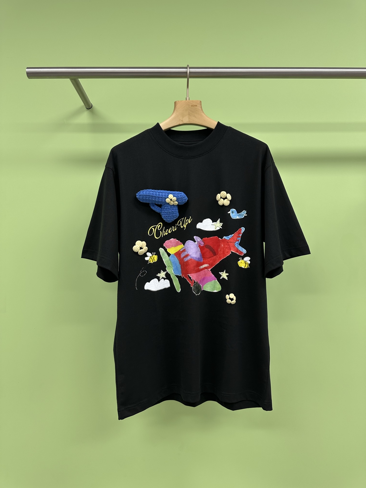 NO:319516,CHEERi UPi25 spring and summer new childhood toy box three-dimensional crochet short-sleeved T-shirt, a niche treasure T-shirt that is being chased and asked, you are the focus of the crowd, the blessing of detail control, the design of this T-shirt is really too loud!  The three-dimensional love doll on the chest completely breaks the monotony of ordinary T-shirts. The doll's material is soft and it will sway as soon as you walk around. The girl's heart is bursting. Moreover, its details are excellent. The stitching is fine and neat, and the logo prints are clear and textured. When you wear it, you will feel fashionable in an instant. The comfort and appearance are coexisting. The fabric is pure cotton, skin-friendly and breathable. It is simply too comfortable to wear close to the body. You won't feel sweating in summer.  It is stuffy and can absorb sweat quickly and dry quickly. It feels cold and cool. It is a summer savior. Moreover, it has not deformed or faded after washing it many times. It is super quality. It has super matching and looks good no matter how you wear it. Wear a pair of light blue denim shorts, paired with a pair of white shoes and colorful socks. The energetic American sweetheart style is available, which combines fashion, comfort and practicality. Family members, don’t hesitate, just rush it.  SML, shorts, T-shirt,tees,t-shirt,socks,alexander wang19860909CHEERi UPi25春夏新品儿时的玩具箱立体钩针短袖T恤,被追着问的小众宝藏T恤,你就是人群里的焦点,细节控的福音,这件T恤的设计真的太戳我了！胸口处立体的爱心玩偶,完全打破了普通T恤的单调,玩偶的材质柔软,一走动就会跟着晃悠,少女心直接爆棚,而且它的细节处理堪称一绝,缝线细密整齐,logo的印花清晰又有质感,穿上它,时髦感瞬间UP,舒适与颜值并存面料是纯棉的,亲肤又透气,贴身穿简直不要太舒服.夏天出汗也不会觉得闷热,还能吸汗速干,触感冰冰凉凉的,简直是夏日救星,而且经过多次水洗也没有变形、褪色,质量超扛打,它的搭配性超强,怎么穿都好看,搭一条浅蓝色的牛仔短裤,再配上一双小白鞋和彩色的袜子,元气满满的美式甜心风就get啦,集时尚、舒适、实用于一身,家人们,别犹豫,冲就完事儿. 码数SML,,shorts,T-shirt,tees，t-shirt,socks,alexander wang,Women's clothing