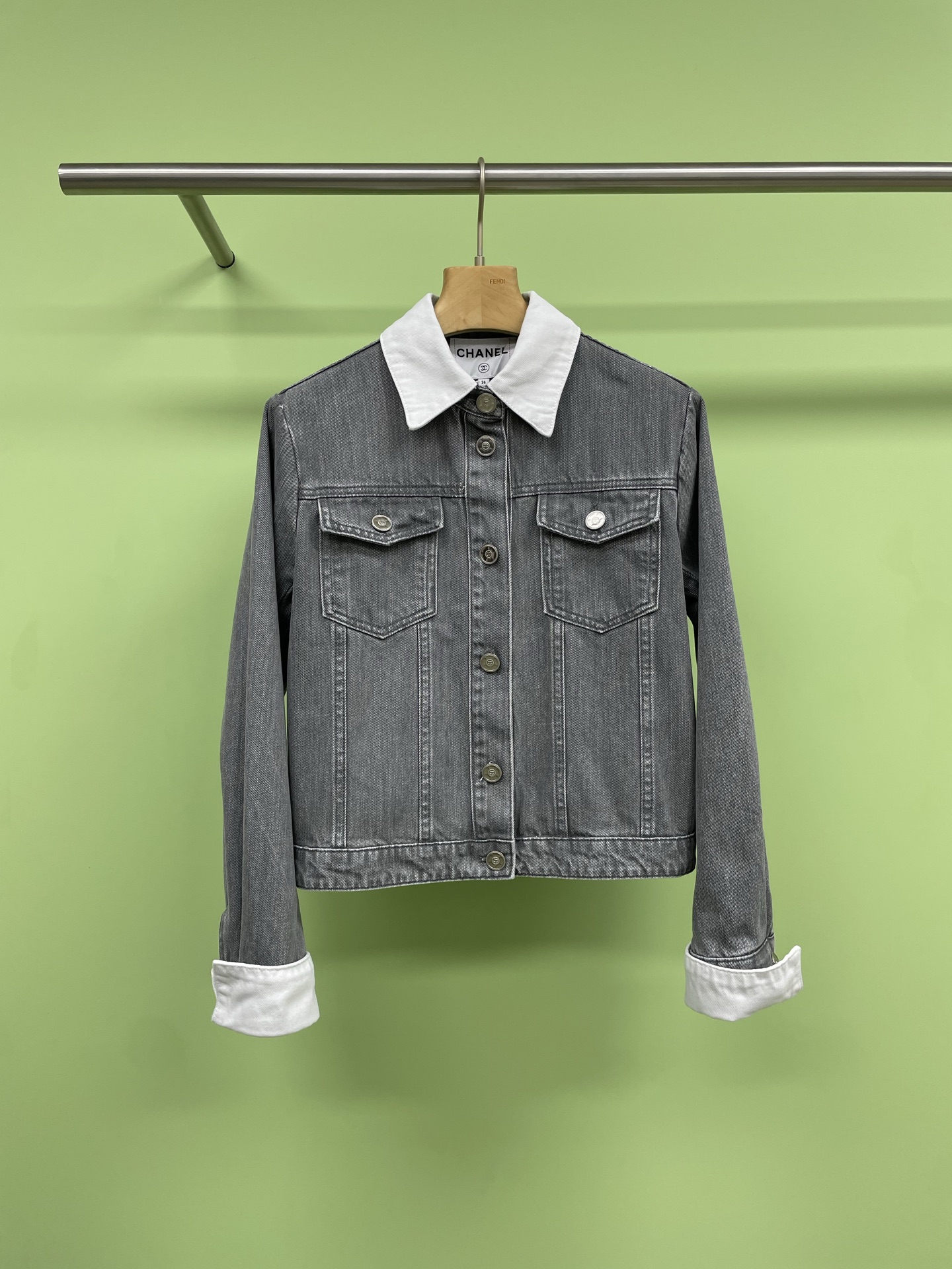 NO:328975,Tops and pants  Chanel spring denim top trousers set, new denim top two-piece set, to show your unique charm. It not only combines fashion and practicality, but also a dazzling landscape on the streets in spring. First of all, the highlight of this two-piece set - denim splicing design. Unlike the traditional single denim style, it cleverly splices denim fabrics of different textures and colors, which not only retains the classic charm of denim, but also adds layering and visual impact. Every detail reveals the designer's ingenuity. The top part uses slim tailoring to easily outline the gracefulness of the upper body.  The curves, and the details of the neckline and cuffs are the finishing touches. They are not too ostentatious, but can just show your elegant temperament. Paired with high-waisted pants, the legs are instantly lengthened, and the small one can also have the déjà vu. The pants are the soul of the whole set of matching. The straight-fitting style can modify the leg shape. Whether it is O-shaped legs or X-shaped legs, they can become straight in one second. The creative idea of ​​turning the trouser legs not only makes the leg lines smoother, but also makes the overall look full of fun and dynamic. When you wear it, you are the fashionable Icon that can attract countless rebates when walking on the street.  SML, chanel, chanel, alexander wang19860909上衣裤子 Chanel香奈儿春款牛仔上衣长裤套装,新款牛仔拼接裤子两件套,穿出你的独特魅力,它不仅融合了时尚与实用,更是春日街头蕞耀眼的风景线,首先说说这款两件套的亮点——牛仔拼接设计,不同于传统单一的牛仔款式,它巧妙地将不同质感颜色的牛仔面料进行拼接,既保留了牛仔的经典韵味,又增添了层次感和视觉冲击力,每一处细节都透露着设计师的匠心独运,上衣部分,采用修身剪裁,轻松勾勒出上半身的曼妙曲线,而领口和袖口的细节处理,更是点睛之笔,既不会过于张扬,又能恰到好处地展现你的优雅气质,搭配高腰设计的裤子,瞬间拉长腿部线条,小个子也能拥有大长腿的既视感,裤子部分,则是整套搭配的灵魂所在,直筒版型修饰腿型,无论是O型腿还是X型腿,都能一秒变直,翻裤脚穿的创意,不仅让腿部线条更加流畅,还让整体造型充满了趣味性和动感,穿上它你就是那个走在街上都能吸引无数回头率的时尚Icon. 码数SML,,chanel,chanel,alexander wang,Women's clothing