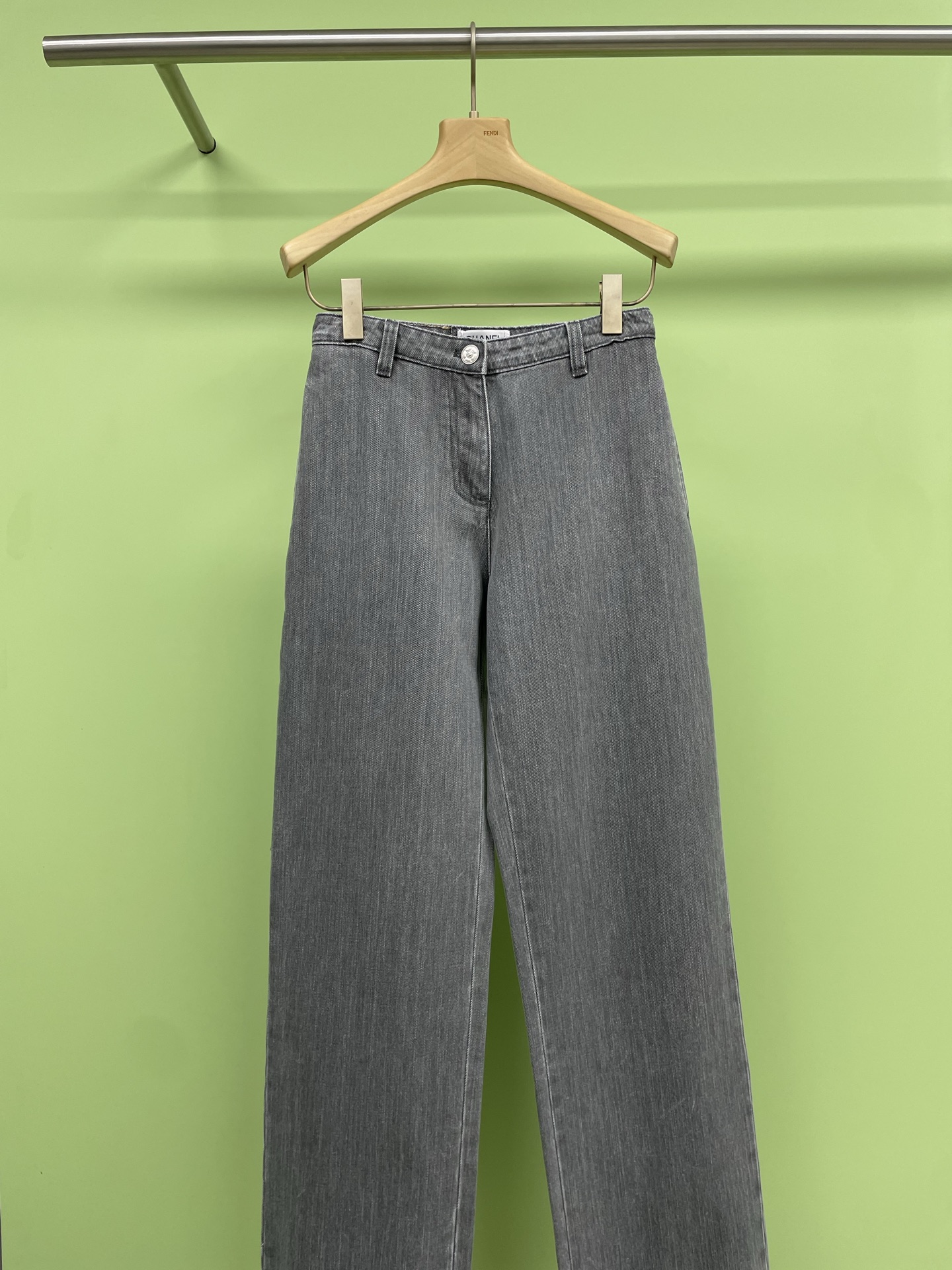 NO:328981,Tops Chanel Spring Denim Top Trousers Set, New Denim Patch Pants Two-piece Set, It not only combines fashion and practicality, but also a dazzling landscape on the streets of spring. First of all, the highlights of this two-piece set - denim splicing design. Unlike traditional single denim style, it cleverly splices denim fabrics of different textures and colors, which not only retains the classic charm of denim, but also adds layering and visual impact. Every detail reveals the designer's ingenuity. The top part uses slim tailoring to easily outline the upper body.  The graceful curves, and the details of the neckline and cuffs are the finishing touch. They are not too ostentatious, but can just show your elegant temperament. Paired with high-waisted pants, the legs are instantly lengthened, and the small one can also have the déjà vu. The pants are the soul of the whole set of matching. The straight-fitting style can modify the leg shape. Whether it is O-shaped legs or X-shaped legs, they can become straight in one second. The creative idea of ​​turning the trouser legs not only makes the leg lines smoother, but also makes the overall look full of fun and dynamic. When you wear it, you are the fashionable Icon that can attract countless rebates when walking on the street.  SML, chanel, chanel, alexander wang19860909上衣裤子Chanel香奈儿春款牛仔上衣长裤套装,新款牛仔拼接裤子两件套,穿出你的独特魅力,它不仅融合了时尚与实用,更是春日街头蕞耀眼的风景线,首先说说这款两件套的亮点——牛仔拼接设计,不同于传统单一的牛仔款式,它巧妙地将不同质感颜色的牛仔面料进行拼接,既保留了牛仔的经典韵味,又增添了层次感和视觉冲击力,每一处细节都透露着设计师的匠心独运,上衣部分,采用修身剪裁,轻松勾勒出上半身的曼妙曲线,而领口和袖口的细节处理,更是点睛之笔,既不会过于张扬,又能恰到好处地展现你的优雅气质,搭配高腰设计的裤子,瞬间拉长腿部线条,小个子也能拥有大长腿的既视感,裤子部分,则是整套搭配的灵魂所在,直筒版型修饰腿型,无论是O型腿还是X型腿,都能一秒变直,翻裤脚穿的创意,不仅让腿部线条更加流畅,还让整体造型充满了趣味性和动感,穿上它你就是那个走在街上都能吸引无数回头率的时尚Icon. 码数SML,,chanel,chanel,alexander wang,Women's clothing