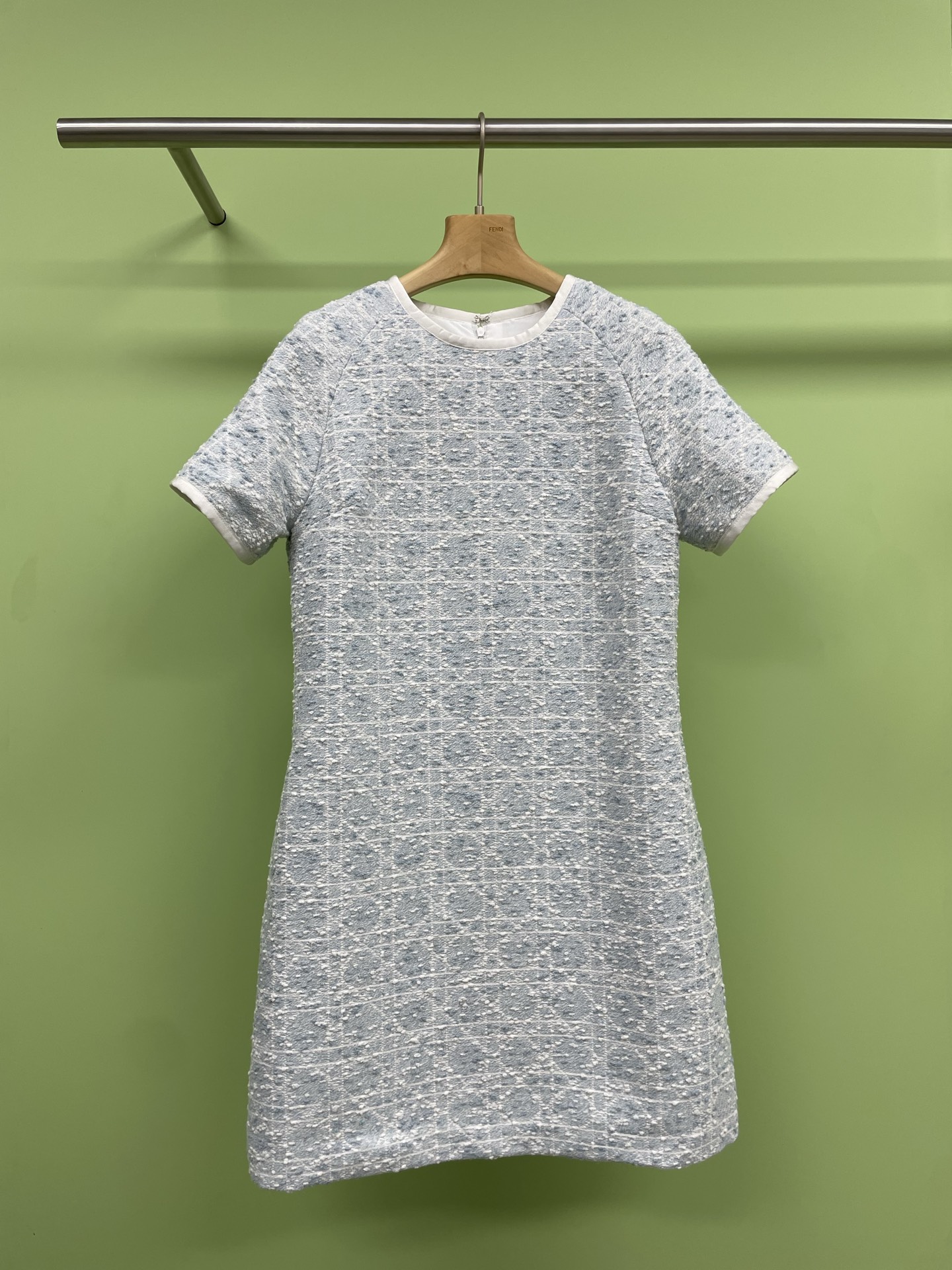 NO:328970,Dior 2025 spring and summer new rattan plaid short-sleeved dress, fresh and natural soft blue, this short dress highlights Dior's elegant temperament and modern style, cotton-blended tweed, decorated with sky blue extra-large rattan plaid pattern, straight short silhouette, decorated with contrasting white grosgrain, can be matched with matching jackets to create a delicate look, whoever wears them is beautiful, and it really shows temperament on the upper body~ The intellectual and elegant of high-end ready-to-wear, the straight skirt is good for the body, slim and not picky. The classic plaid pattern is expensive and high-end, soft and comfortable and textured, the upper body is pretty and graceful and capable and neat, the high-end vertical cut skirt shape is elegant and simple, and the round neck shows elegant and intellectual temperament. The plaid sewing shows ingenious craftsmanship, the skirt body is vertical golden ratio, and the blue and white color combination is the upper body. You are the rich girl in the rich.  SML, dior, skirts, jackets & coats, T-shirt, gold, alexander wang19860909Dior2025春夏新款藤格纹短袖连衣裙,清新自然的柔蓝色,这款短款连衣裙彰显Dior优雅气质与摩登风范,棉质混纺粗花呢,饰以天蓝色超大藤格纹图案,直筒短款廓形,饰以对比鲜明的白色罗缎,可与配套的外套搭配,打造精致造型,谁穿谁美,穿上身真的太显气质了~高级成衣的知性与优雅,直筒裙型对身材包容性好,显瘦不挑人,经典的格纹图案,矜贵又高级,柔软舒适又很有质感,上身俏丽婉约又不失干练利落,高定立裁裙型,优雅简约,圆领尽显优雅知性气质 对格缝制,显匠心工艺,裙身竖向黄金比例,蓝白配色上身你就是富家千金即视感. 码数SML,,dior,skirts,jackets & coats,T-shirt,gold,alexander wang,Women's clothing