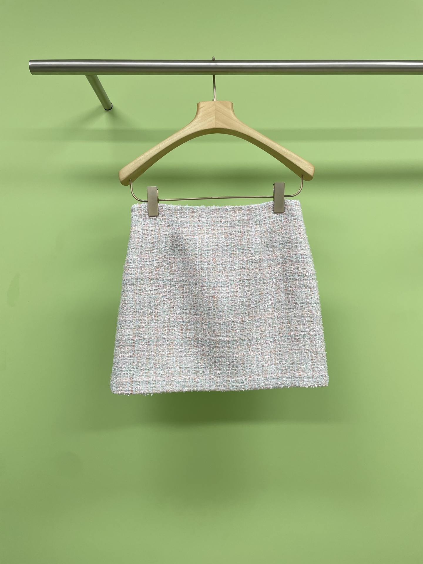 NO:328982,Chanel 2025 Spring and Summer Garden Party Tweed Skirt, elegant and wide tweed jacket and skirt, you will notice the exquisite details to create a delicate and calm feeling, using authentic tweed fabrics used in luxury goods, prepared after months of fine processing, a variety of yarn configurations are rare and special, this is a delicate partial dyeing, a careful material that requires a lot of knitting time, it is in the craft  It has a soft and warm touch, which complements the spring atmosphere, stands out in the elegant and soft camellia pink, elegant and lively, and the delicate wool touch is skin-friendly and durable. The design is simple and the lines are moderately loose. The tweed skirt is made of exquisite side rod cutouts, and a weapon-like skirt is woven and worn on special occasions. Important parties such as birthday parties, wedding guest styles, flat shoes and daily etiquette can also be easily matched.  SML, chanel, flats, skirts, jackets & coats, alexander wang19860909Chanel2025春夏花园派对粗花呢半裙,优雅而挺阔的粗花呢外套和半裙,你会注意到精致的细节,营造出一种精致和平静的感觉,采用与奢侈品中使用的正宗粗花呢面料,经过数月的精细加工准备而成,多种纱线配置稀有而特别,这是一种精致的局部染色,是一种需要大量编织时间的小心材料,它在具有柔软、温暖的触感,与春日气氛相得益彰,以优雅柔和的山茶花粉色脱颖而出,优雅而灵动,细腻的羊毛触感更是亲肤耐看,设计简洁,线条适度宽松,粗花呢裙子采用精致的侧杆切口制成,像武器一样的裙装,在特殊场合编织和穿着,重要的聚会如生日派对、婚礼宾客造型,平底鞋和日常礼节也可以轻松搭配. 码数SML,,chanel,flats,skirts,jackets & coats,alexander wang,Women's clothing