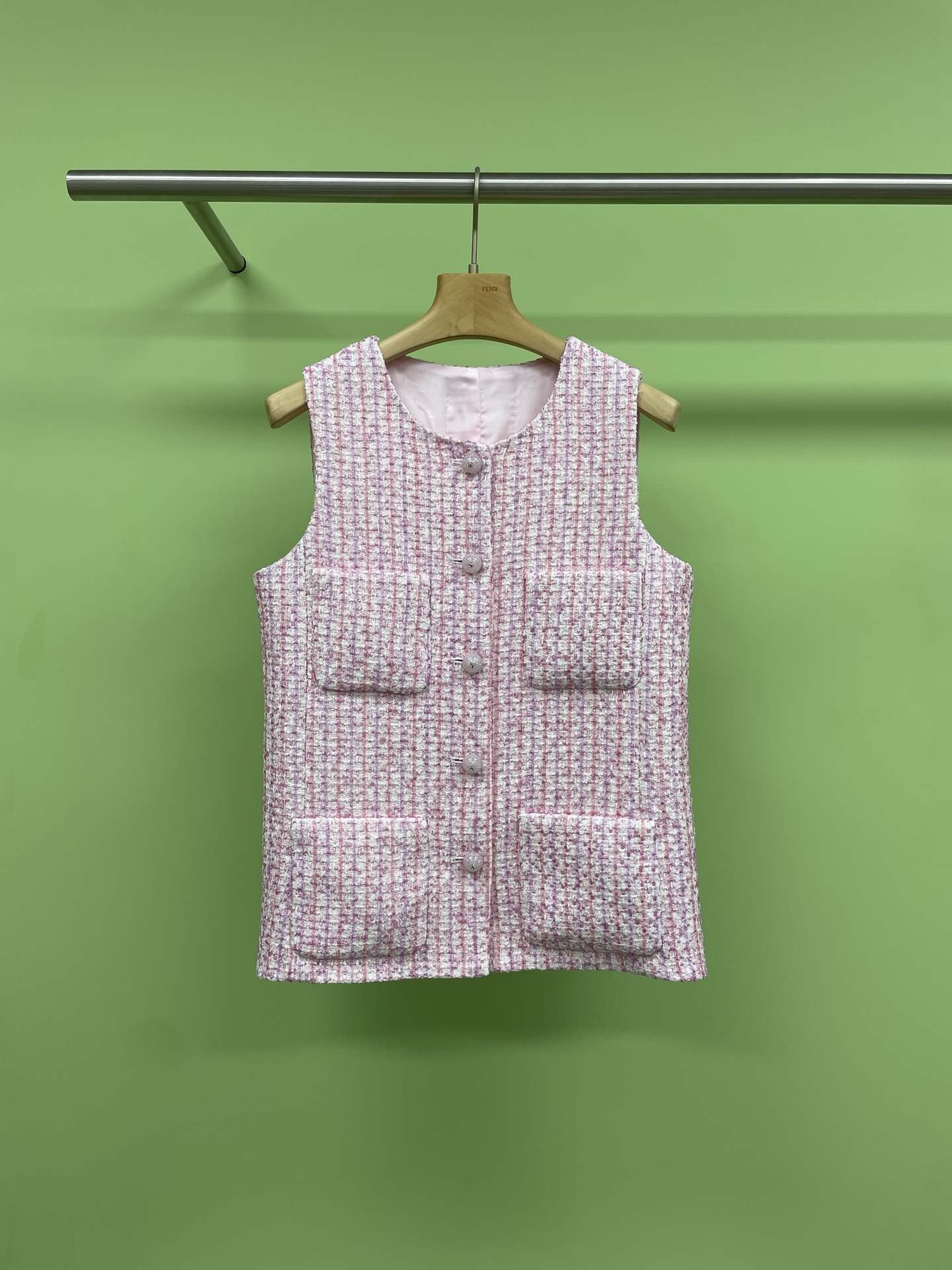 NO:329987,Nana Komatsu x Chanel and Cinema Tokyo Li2025 spring tweed vest, Xiaoxiang spring outfit, girl heart sniper, pink tweed vest, sisters, this pink tweed vest is so sweet that I feel. The soft and glutinous tweed fabric has exquisite texture and full texture, and the details are high-end. The sweet pink is full of girlish romantic atmosphere, and the age-reducing effect is first-class. Classic tweed style, exquisite and versatile. Wearing a white shirt with a single inner layer, elegant and well-behaved. When putting on the outside of the sweater, the layering is full, gentle and fashionable. Whether it is a date or a daily street, you can make you beautiful to a new level. When you wear it, you will be a peach in the world, quickly rush to the duck. SML, chanel,shirts,alexander wang19860909小松菜奈 x Chanel and Cinema Tokyo Li2025春款粗花呢马甲,小香开春穿搭,少女心狙击,粉色小香风粗花呢马甲,姐妹们,这件粉色小香风粗花呢马甲,简直甜到我心巴上,软糯糯的粗花呢面料,纹理精致,质感满满,细节处尽显高级,甜美的粉色,洋溢着少女的浪漫气息,减龄效果一流,经典小香款式,精致又百搭,单穿内搭白衬衫,优雅又乖巧；套在针织衫外,层次感拉满,温柔又时髦,无论是约会还是日常出街,都能让你美出新高度,穿上它你就是人间水蜜桃本桃,快冲鸭. 码数SML,,chanel,shirts,alexander wang,Women's clothing