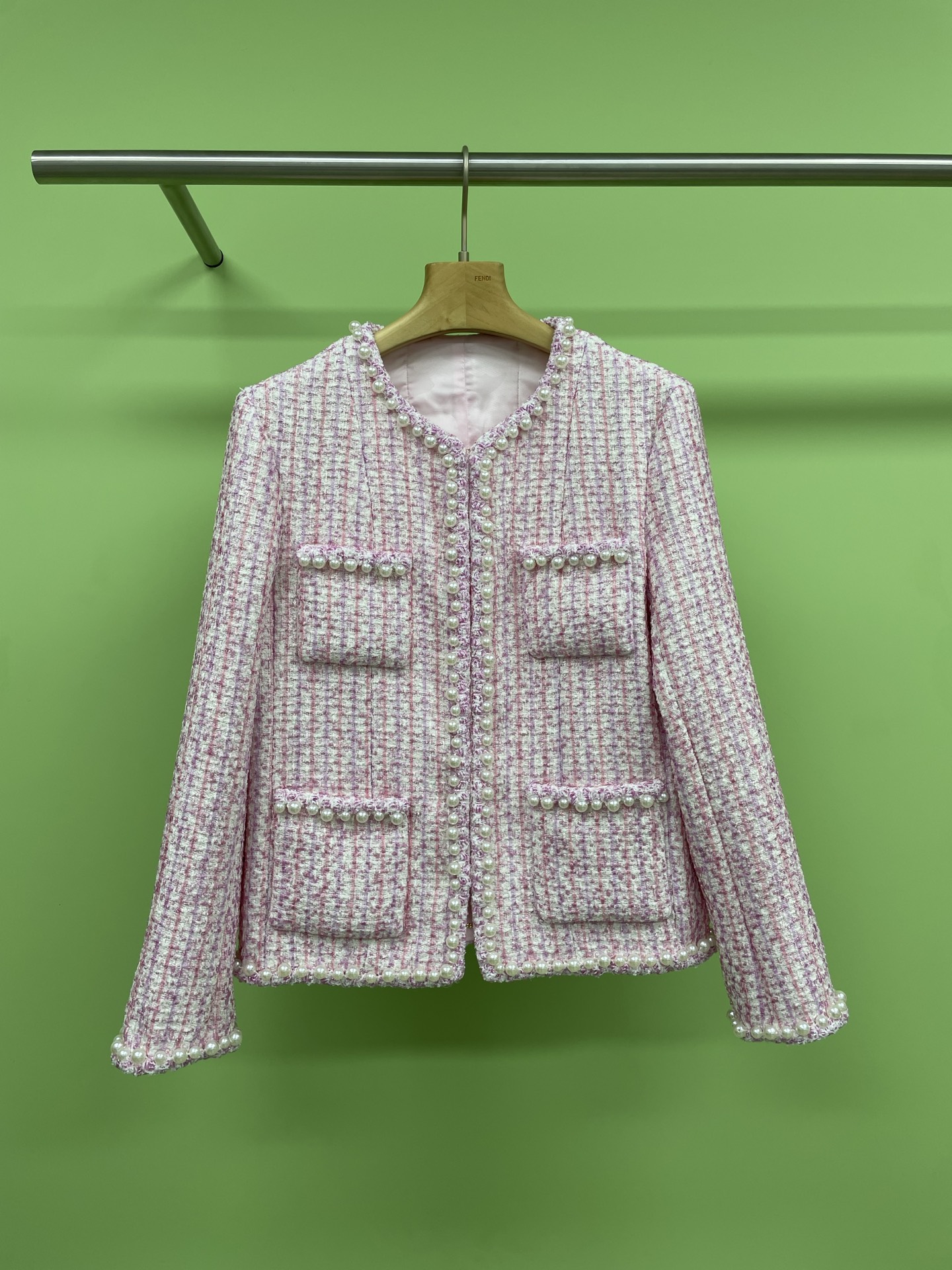 NO:329990,Chanel 2025 spring and summer new pink sequin woven pearl round neck tweed jacket, the little fragrant jacket that you just love, imported coarse wool light spinning material, high-quality texture, short dress jacket cut, slightly lowered shoulders to make you look more slender and upright. The neckline extends to the front and hem and is decorated with three-dimensional edges, embellishing pearls of different sizes. Combined with delicate pink silver silk light spinning and sequins, the interwoven texture is spread all over the body. The style of the celebrity is straight, perfectly interpreting the elegant and rich sense of gold, intellectual and gentle to attend formal occasions, it is really too high-end and white, and it instantly turns into a fashionable fairy when wearing it, and can be easily controlled whether it is on a daily street or a party. SML, chanel, jackets & coats, alexander wang19860909Chanel2025春夏新款粉色亮片编织珍珠圆领粗花呢外套,眼就爱上的小香外套,进口粗纺毛呢轻纺纱材质,质感高级品相十足,短款洋装外套剪裁,微微落肩更显身姿纤细挺拔,领口延伸至前襟和下摆以立体捆边装饰,点缀大小不一的珍珠,配合细腻的粉白银丝轻纺纱和亮片,交织出纹理满铺于全身,名媛格调立显,完美演绎优雅千金感,知性温柔出席正式场合的不二之选,真的太高级显白了,穿上它瞬间变身时尚小仙女,无论是日常出街还是聚会,都能轻松驾驭. 码数SML,,chanel,jackets & coats,alexander wang,Women's clothing