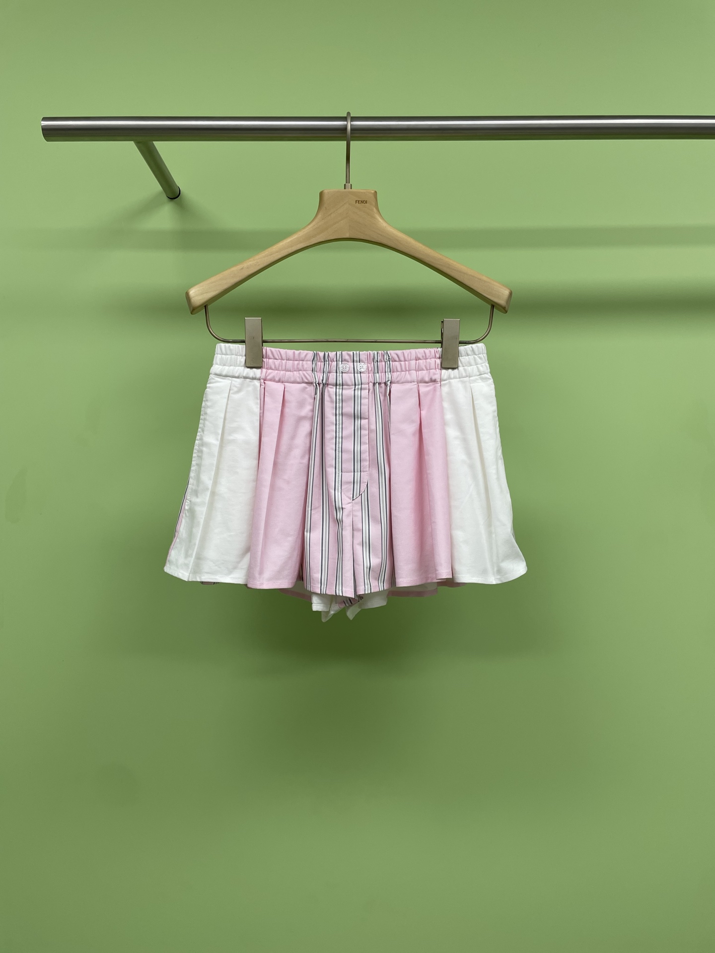 NO:329993,Alexanderwang Oxford cloth contrast striped boxer shorts, this short skirt is so beautiful, how can you miss a pair of refreshing shorts in the hot summer? Today I recommend this striped shorts to you, which is definitely the favorite of summer outfits. The striped design is classic and versatile. Whether it is a beach vacation or a daily outing, it can easily become the focus. The loose tailoring allows girls of all figures to wear a comfortable and comfortable feeling, without worrying about the feeling of restraint. Pure cotton Oxford fabric allows you to keep it refreshed even under the scorching sun, which makes your legs look long and cool. It is simply a must-have artifact in summer. Whether it is matched with a T-shirt, shirt or vest, it can be easily controlled. It is definitely the first choice for trend experts. Get one quickly to make your summer outfit more relaxed and comfortable. SML, alexander  wang,skirts,shorts,shirts,tees,t-shirt,alexander wang19860909Alexanderwang亚历山大王女士牛津布撞色条纹平角短裤,这个短裤裙子也太好看了吧,炎炎夏日,怎能少了一条清爽的短裤呢,今天给大家安利这款条纹短裤,绝对是夏日穿搭的宠儿,条纹设计经典又百搭,无论是海边度假还是日常出街,都能让你轻松成为焦点,宽松的剪裁,让所有身形的女生都能穿出舒适自在的感觉,完全不用担心束缚感,纯棉牛津布面料,让你即使在烈日下也能保持清爽,既显腿长又能保持凉爽,简直是夏日必备神器,不管是搭配T恤、衬衫还是背心,都能轻松驾驭,绝对是潮流达人的首选,赶紧入手一条,让你的夏日穿搭更加轻松惬意. 码数SML,,alexander wang,skirts,shorts,shirts,tees，t-shirt,alexander wang,Women's clothing