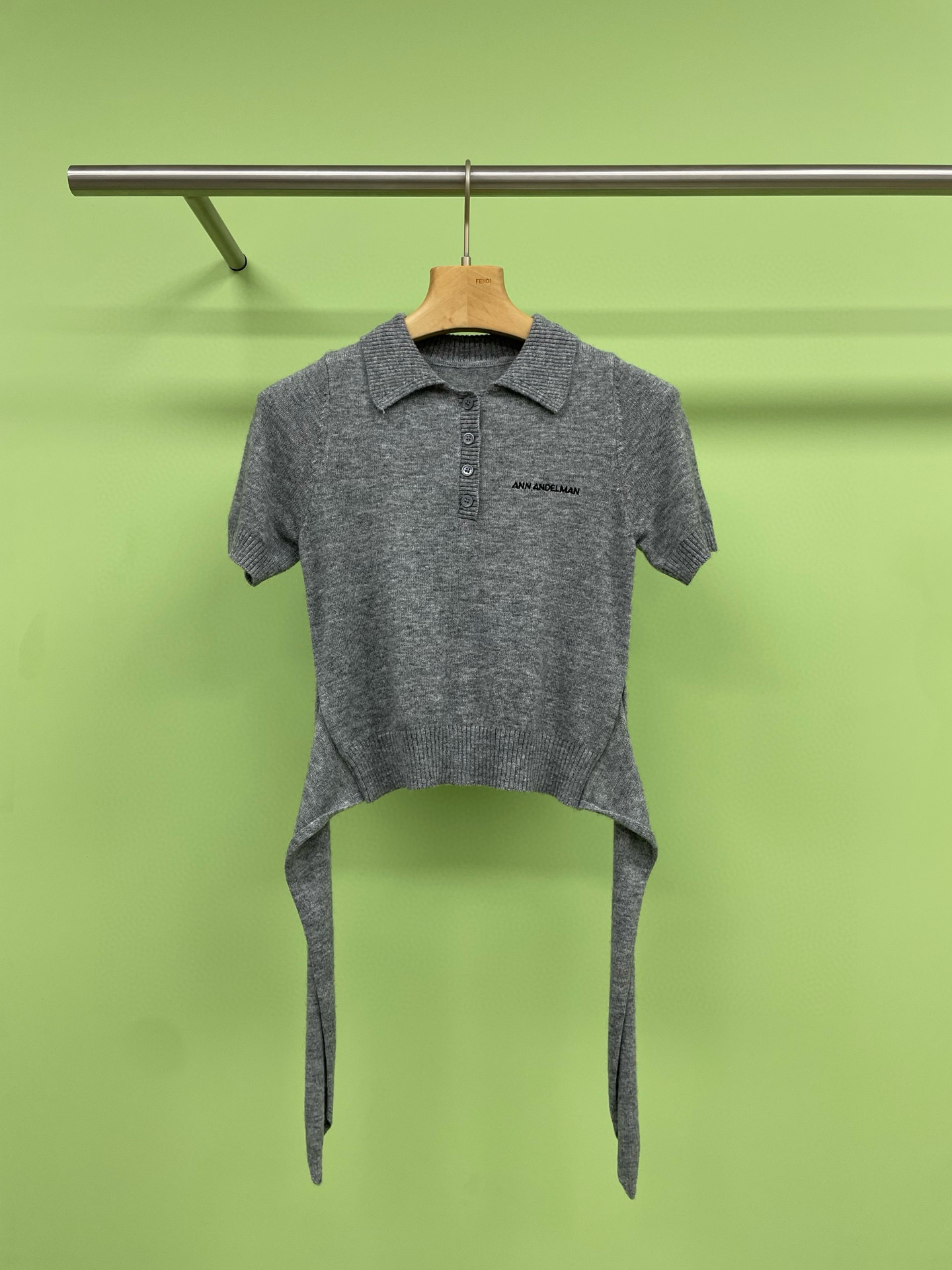 NO:329996,ANN ANDELMAN 25 new product design sense lapel short lace-up wool POLO short-sleeved knitted top, classic Polo collar design, simple but fashionable, suitable for various occasions, tight style, whole piece of flat-neck texture, combined with elastic yarn, just outline the body curve. Different strap designs can create different styles, increase the flexibility and personalization of the clothing, create different layers and visual effects, and also provide a variety of matching choices, exquisite details, exquisite stitching and embroidered LOGO shell buckles, enhance the overall quality, the hem waist is super slimming, and any pair of jeans are super good to wear for commuting, and the slack feels full. SML, jeans, T-shirt, alexander wang19860909ANN ANDELMAN 25新品设计感翻领短款系带毛织POLO短袖针织上衣,经典的 Polo 领设计,简约而不失时尚感,适合各种场合,紧身版型整件平针肌理,结合弹力纱线,恰到好处勾勒出身材曲线,绑带设计不同绑带的方式可以创造出不同的风格,增加了服装的灵活性和个性化,可以创造出不同的层次感和视觉效果,还提供了多种搭配选择,精致细节精致的缝线和刺绣LOGO 贝壳扣,提升了整体的品质感,下摆收腰超显瘦,随便搭配一条牛仔裤通勤穿都超好看,松弛感拉满. 码数SML,,jeans,T-shirt,alexander wang,Women's clothing