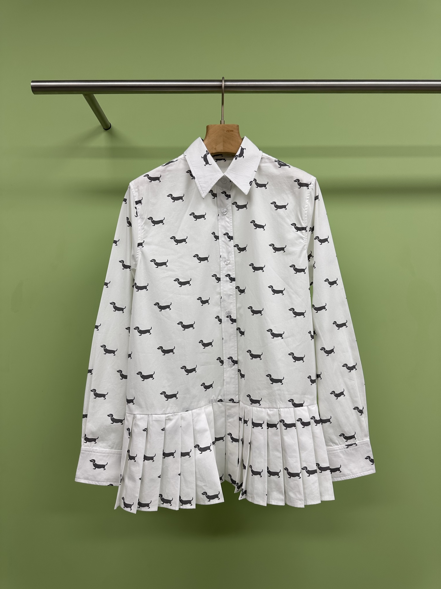 NO:329999,TB summer must-have JK college style shirt skirt. This white lapel pleated dress is a perfect combination of elegance and playfulness. The lapel design has its own college style. The pleated skirt is lively and elegant. When you walk, it seems to have a fairy spirit. The high-end feeling is full of the touch. The embellishment of the puppy pattern is the finishing touch, breaking the monotony of the solid color and adding a touch of retro and vitality. Whether it is daily commuting or dating and shopping, this skirt can be easily controlled, making you the focus of the crowd. Want a sweet style?  Pair a pair of white shoes or Mary Jane shoes to instantly reduce your age. Want an elegant style?  Put on a pair of pointed high heels and your temperament is up immediately. Want a casual style?  Wear a denim jacket on the outside, casual and fashionable. This skirt is really versatile and slim. Whoever wears it looks good, come pick it and go out beautifully together. SML, mary jane, high heels, skirts, jackets & coats,shirts,alexander wang19860909TB夏日必备JK学院风衬衫裙,这条白色翻领百褶连衣裙,简直是优雅与俏皮的完美结合,翻领设计自带学院风,百褶裙摆灵动飘逸,走起路来仿佛自带仙气,高级感拉满,小狗图案的点缀更是点睛之笔,打破了纯色的单调,增添了一丝复古与活力,无论是日常通勤还是约会逛街,这条裙子都能轻松驾驭,让你成为人群中的焦点,想要甜美风？配一双小白鞋或玛丽珍鞋,瞬间减龄,想要优雅风？踩一双尖头高跟鞋,气质立马up 想要休闲风？外搭一件牛仔外套,随性又时髦,这条裙子真的百搭又显瘦,谁穿谁好看,快来pick它,一起美美出街吧. 码数SML,,mary jane,high heels,skirts,jackets & coats,shirts,alexander wang,Women's clothing