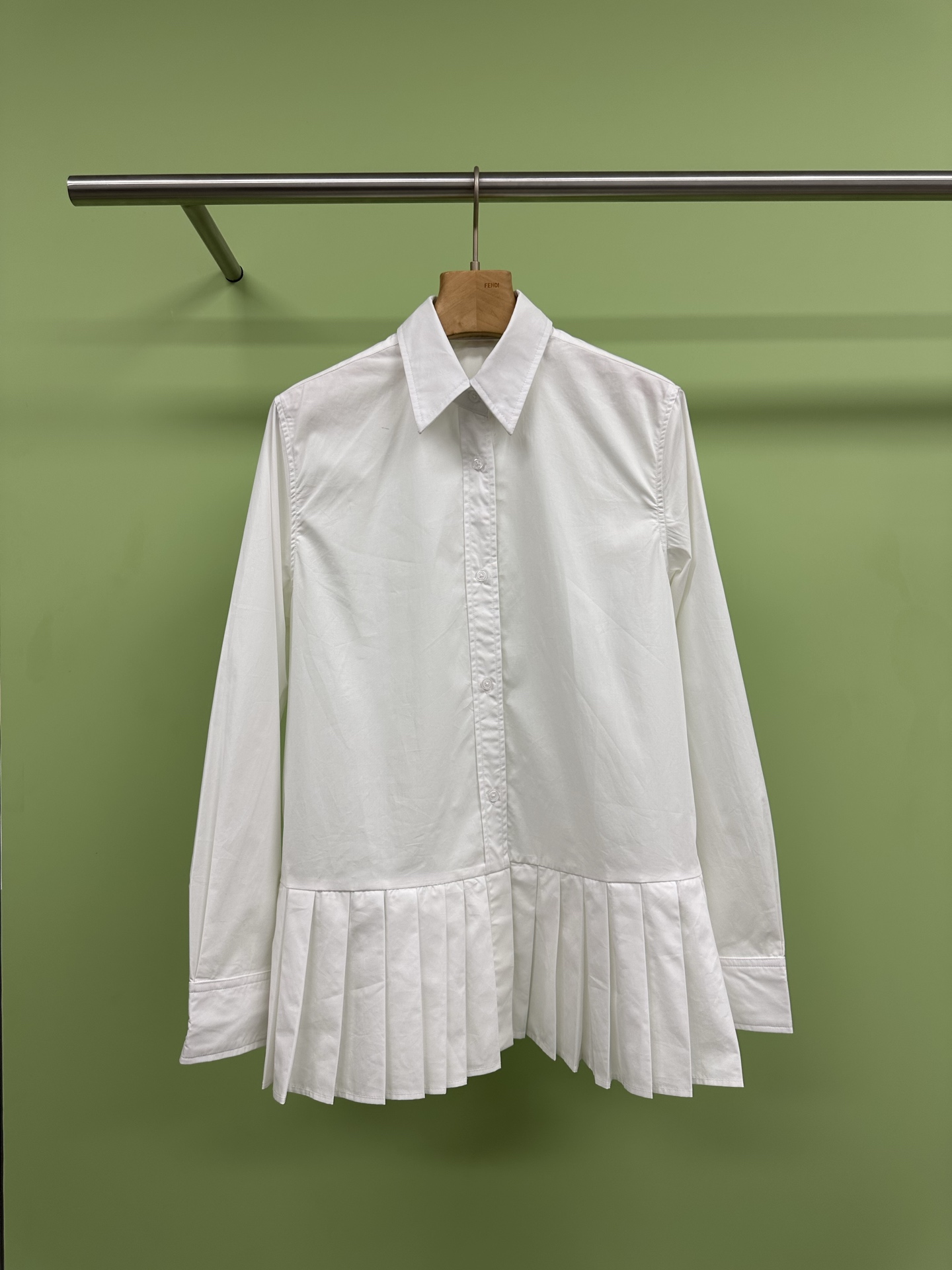 NO:330000,TB summer must-have JK college style shirt skirt. This white lapel pleated dress is a perfect combination of elegance and playfulness. The lapel design has its own college style. The pleated skirt is lively and elegant. When you walk, it seems to have a fairy spirit. It is full of high-end feeling. Whether it is daily commuting or date shopping, this skirt can be easily controlled, making you the focus of the crowd. Want a sweet style?  Pair a pair of white shoes or Mary Jane shoes to instantly reduce your age. Want an elegant style?  Put on a pair of pointed high heels and your temperament is up immediately. Want a casual style?  Wear a denim jacket on the outside, casual and fashionable. This skirt is really versatile and slim. Whoever wears it looks good, come pick it and go out beautifully together. SML, mary jane, high heels, skirts, jackets & coats,shirts,alexander wang19860909TB夏日必备JK学院风衬衫裙,这条白色翻领百褶连衣裙,简直是优雅与俏皮的完美结合,翻领设计自带学院风,百褶裙摆灵动飘逸,走起路来仿佛自带仙气,高级感拉满,无论是日常通勤还是约会逛街,这条裙子都能轻松驾驭,让你成为人群中的焦点,想要甜美风？配一双小白鞋或玛丽珍鞋,瞬间减龄,想要优雅风？踩一双尖头高跟鞋,气质立马up 想要休闲风？外搭一件牛仔外套,随性又时髦,这条裙子真的百搭又显瘦,谁穿谁好看,快来pick它,一起美美出街吧. 码数SML,,mary jane,high heels,skirts,jackets & coats,shirts,alexander wang,Women's clothing