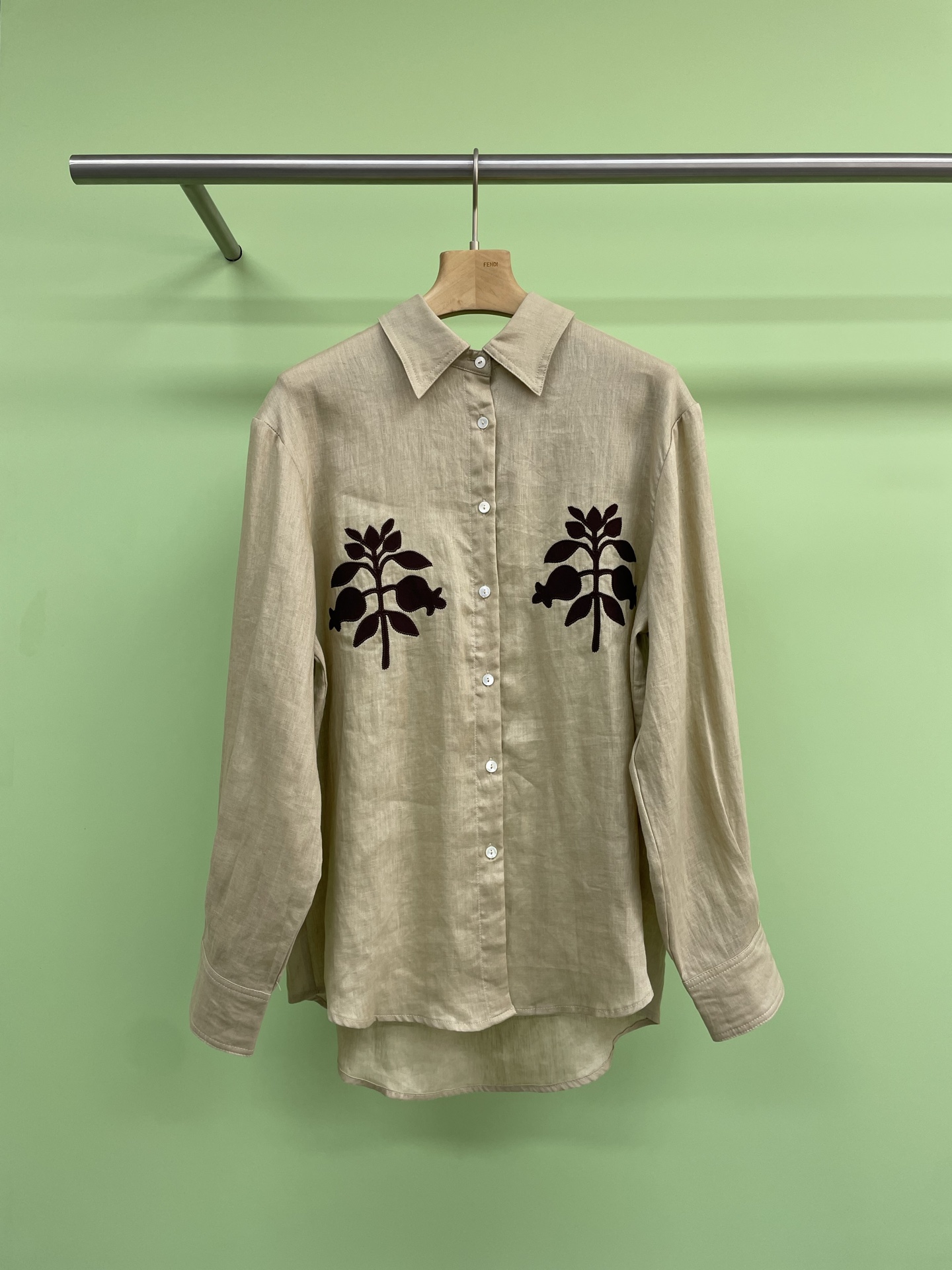 NO:330002,ICE DUST 2025 spring and summer patch embroidered long-sleeved shirt, natural patch embroidered linen shirt, many friends will want to buy some linen clothing in spring. This shirt is a very textured item, very relaxed and comfortable, clean and refreshing natural grass and wood color, with a little green color of linen, and a patch embroidered with plant patterns on the chest. The Tucker pleats on the back are rich in design, which is very vitality. The fabric is breathable and hygroscopic, the style is high-end, and the texture is very good. Whether worn alone or overlapping, it is fashionable and versatile. SML, Shirts, alexander wang19860909ICE DUST 2025春夏贴布绣长袖衬衫,自然系贴布绣亚麻衬衣,步入春季很多朋友会想要入手一些亚麻材质的衣物,这件衬衣就是个很有质感的单品,非常松弛舒适,干净清爽的自然草木色系,带有一点绿调的亚麻原色,胸前做有植物图案的贴布刺绣,后背部分塔克褶点缀丰富设计感,就很有生命力,面料透气吸湿,版型高级,质感非常好,不管单穿还是叠搭都很时尚百搭. 码数SML,,shirts,alexander wang,Women's clothing