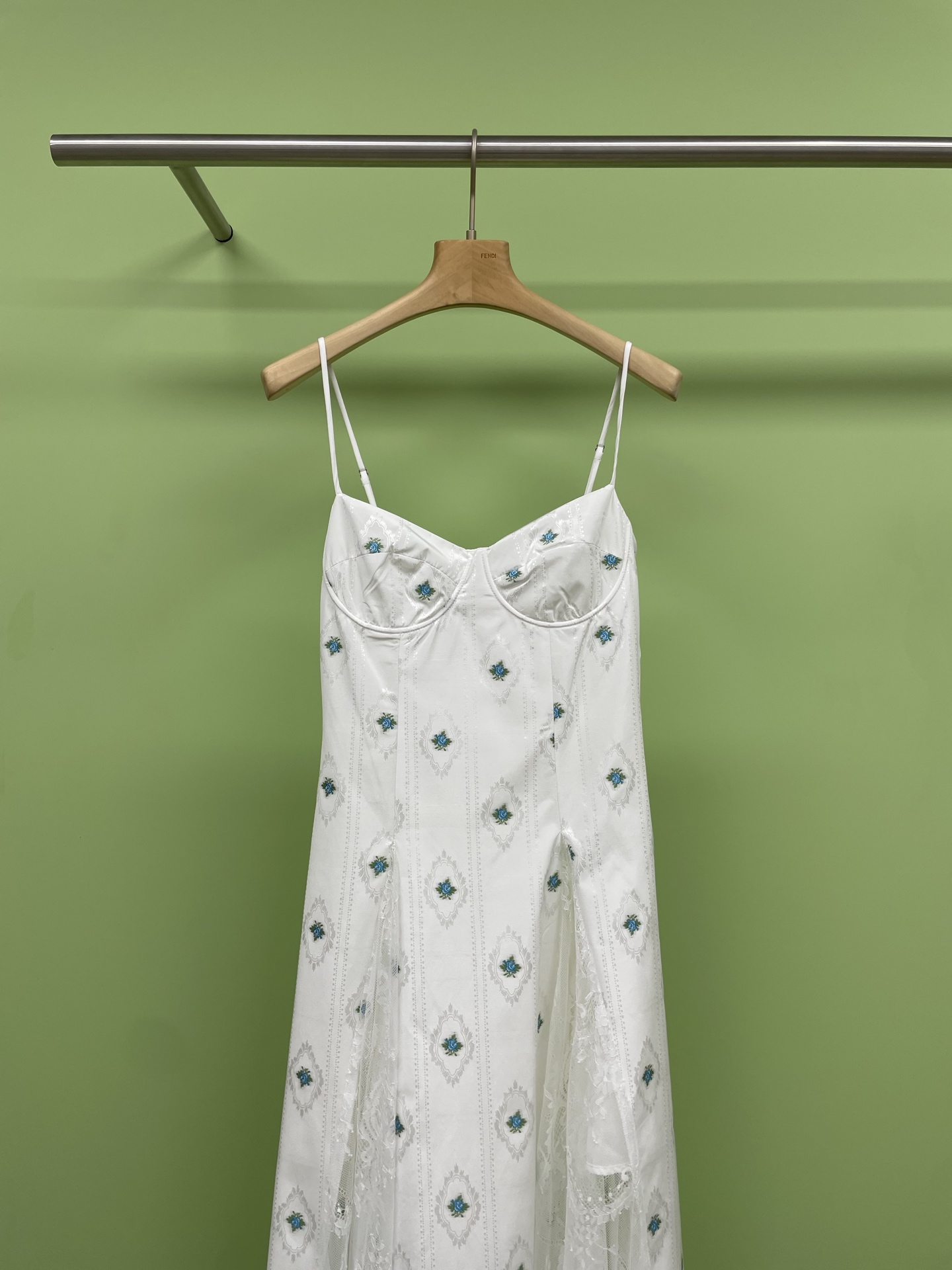 NO:330004,MING MA2025 spring and summer new lace insert suspender dress, Hepburn style small skirt that you can't miss. This lace spliced ​​suspender dress is no exaggeration, it satisfies all my fantasies about summer, romantic, soft and light, just to create a beautiful S curve for everyone. The suspender dress has strong practicality and looks good when worn alone. It can easily show off your temperament. The lace splicing at the hem. The suspender dress is the highlight of every summer. This suspender dress immediately allows you to interpret the sweet and fairy-like atmosphere without any trouble. The soft and skin-friendly fabric can also be comfortable, breathable and sweat-free in summer. It is very suitable for summer wear. The shoulder strap buttons can adjust the length and short, suitable for a variety of heights. The skirt body is multi-layered splicing, rich in layering, and it is even more beautiful when you walk around. Lace splicing is made on the hem and collar edge to add a sweet and fashionable atmosphere.  SML, skirts, alexander wang19860909MING MA2025春夏新款蕾丝插片吊带连衣裙,不能错过的赫本风小裙,这条蕾丝拼接吊带裙毫不夸张的说,满足了我对夏天的所有幻想,浪漫柔美轻盈,只为给大家捏造美丽的S曲线,吊带连衣裙实穿性强,单穿就很好看啦,轻松穿出好气质来,下摆蕾丝拼接,吊带连衣裙就是每年夏天的重头戏,这一袭吊带连衣裙穿上身立马让你毫不费力演绎出甜美仙气的气息,柔顺亲肤的面料在夏天也能舒适透气不会闷汗,非常的适合夏天穿,肩带纽扣可调节长短,适合多种身高,裙身多层拼接,丰富层次感,走动间更是美丽,在裙摆以及领边都做了蕾丝拼接,增加甜美时尚气息. 码数SML,,skirts,alexander wang,Women's clothing