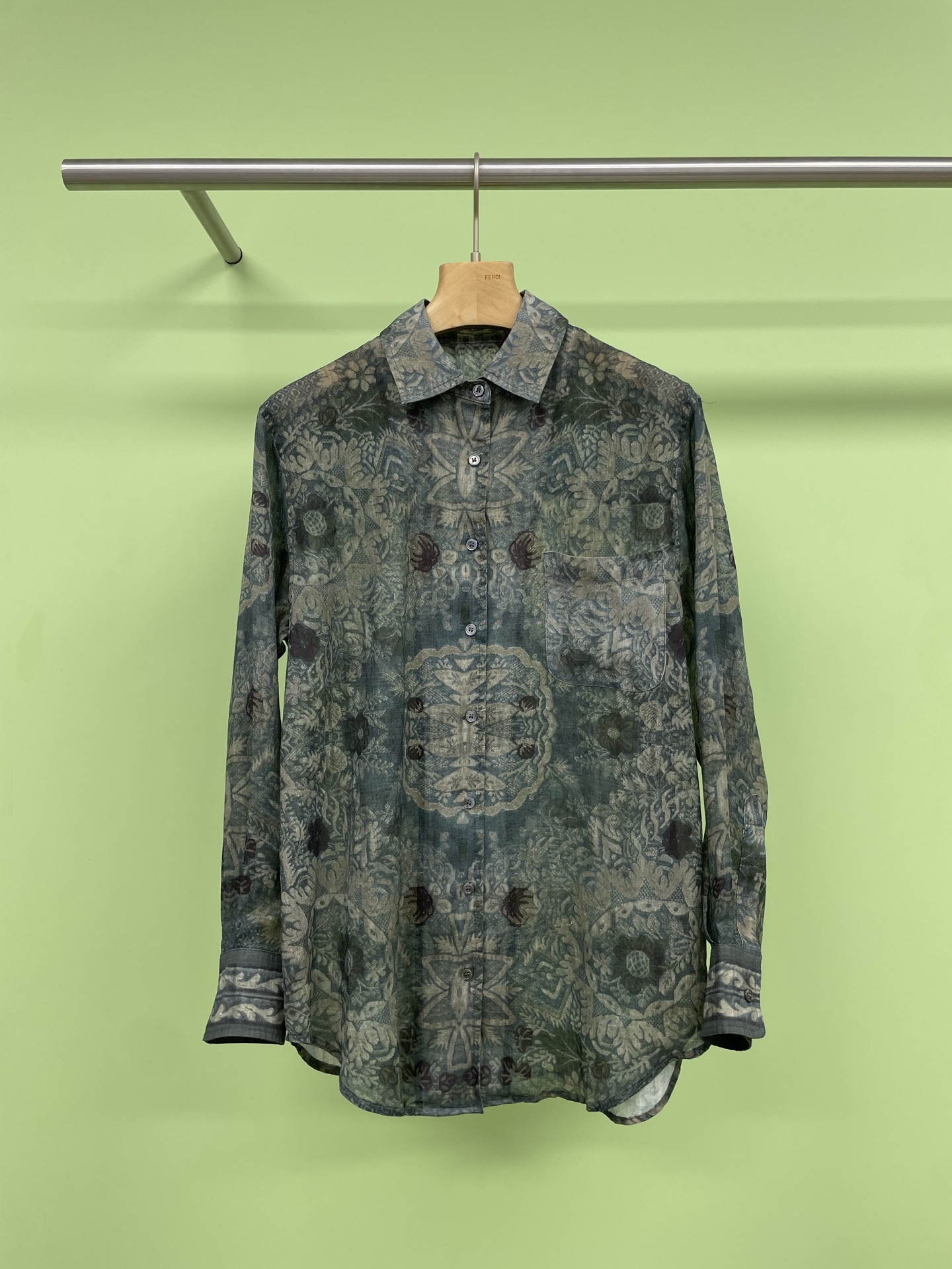 NO:330006,Into The East ramie retro printed lapel shirt, a shirt like ink painting, and a low-saturation and elegant leaf print. Like traditional Chinese ink painting, this flowing shirt has a soul. Heavy fine ramie feels astringent and gentle and elegant. It is made of 100 natural ramie. It is a relatively expensive one among the hemp materials. It is difficult to weave a fine yarn. The thinner the fabric, the more precious it is. How to get a slack feeling?  This is not a simple external expression, but a state of freedom that emanates from the bottom of the heart. It is not without desire, but is calm in the face of life, not too tight, and not lazy at will. Take this ramie shirt in my store for example. It perfectly interprets the feeling of slackness. The natural material of ramie is breathable and light. The upper body instantly seems to be surrounded by the breeze, and the whole body is comfortable, which can relieve you from fatigue. Whether paired with shorts or skirts, it can be seamlessly integrated. In daily outfits, you can concentrate on enjoying and add the unique poetic romance of spring and summer to ordinary days. SML, skirts, shorts, shirts, alexander wang19860909Into The East苎麻复古印花翻领衬衫,像水墨画一样的衬衫,低饱和度雅致的叶子印花,像中国传统的水墨画一样,让这件飘逸的衬衫有了灵魂,重磅精细苎麻,手感涩爽,轻柔飘逸,100支天然苎麻精制而成,麻料中比较贵的一种,细纱纺织有难度,面料越薄反而越珍贵,如何获得松弛感呢？这可不是简单的外在表现,而是一种从心底散发的自在状态,它并非毫无欲望,而是面对生活从容不迫,不过分紧绷,也不随意懒散,就拿我店里这件苎麻衬衫来说,它就完美诠释了松弛感,苎麻天然的材质,透气又轻盈,上身瞬间仿若被微风环绕,浑身舒爽,能让你卸下疲惫,不管搭配短裤还是半裙,都能无缝融入,在日常穿搭中,让你专注享受,为平凡日子添上春夏独有的诗意浪漫. 码数SML,,skirts,shorts,shirts,alexander wang,Women's clothing