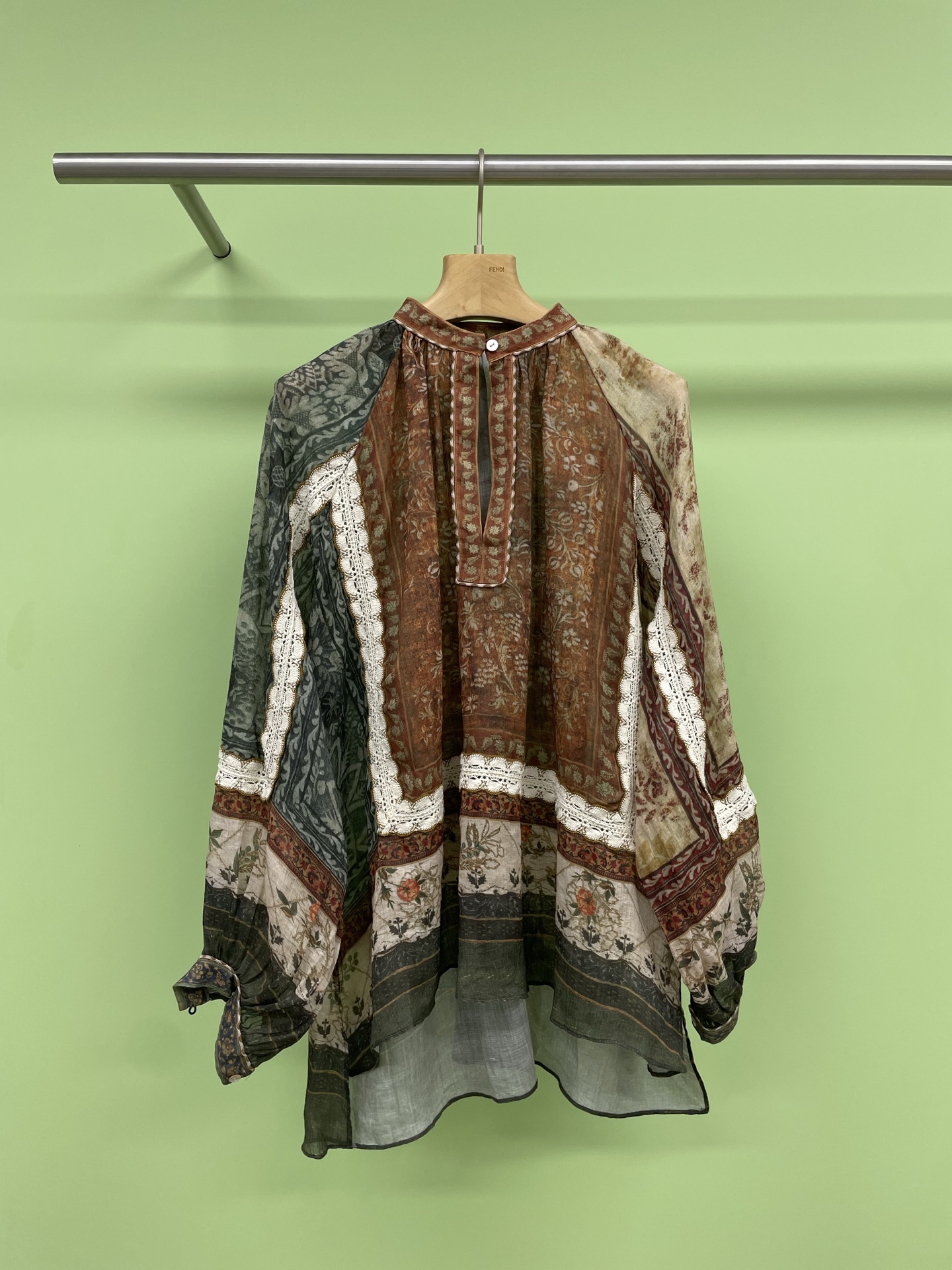 NO:330008,INTO THE EAST Tong Liya's same 2025 spring and summer flower ramie printed spliced ​​lace raglan sleeve top, vacation outfits is hardly grasped by national style shirts, retro, romantic and lazy, the first choice for early spring trips, the national style design tone is also very retro and romantic. I wish you and I will be free and relaxed this spring. This traditional Chinese design element adds a classic oriental charm. The round neck chest opening design, the spliced ​​lace has a decorative effect, the fabric is embellished with exquisite floral patterns, which adds visual layering and elegant temperament. The overall style is loose and comfortable, suitable for a variety of figures, reflecting the fusion of modern simplicity and traditional clothing, and adopts soft tones to give people a warm and comfortable feeling, suitable for daily and formal occasions, full of comfort when worn.  SML, Tom ford,shirts,alexander wang19860909INTO THE EAST佟丽娅同款2025春夏花色苎麻印花拼接蕾丝插肩袖上衣,度假outfits 被民族风衬衫狠狠拿捏,复古浪漫且慵懒,早春出游首选的苎麻上衣,民族风的设计基调也极具复古浪漫感,愿你我在这个春季都自由如风松弛自在,这种传统中式设计元素增添了经典的东方韵味,圆领胸前开口设计,拼接的蕾丝既具有装饰效果,布料上点缀了精致的花卉图案,增加了视觉层次感和优雅气质,整体版型较为宽松舒适,适合多种身材,体现了现代简约与传统服饰的融合,采用柔和的色调,给人一种温暖舒适的感觉,适合日常和正式场合,穿上舒适感满满. 码数SML,,tom ford,shirts,alexander wang,Women's clothing