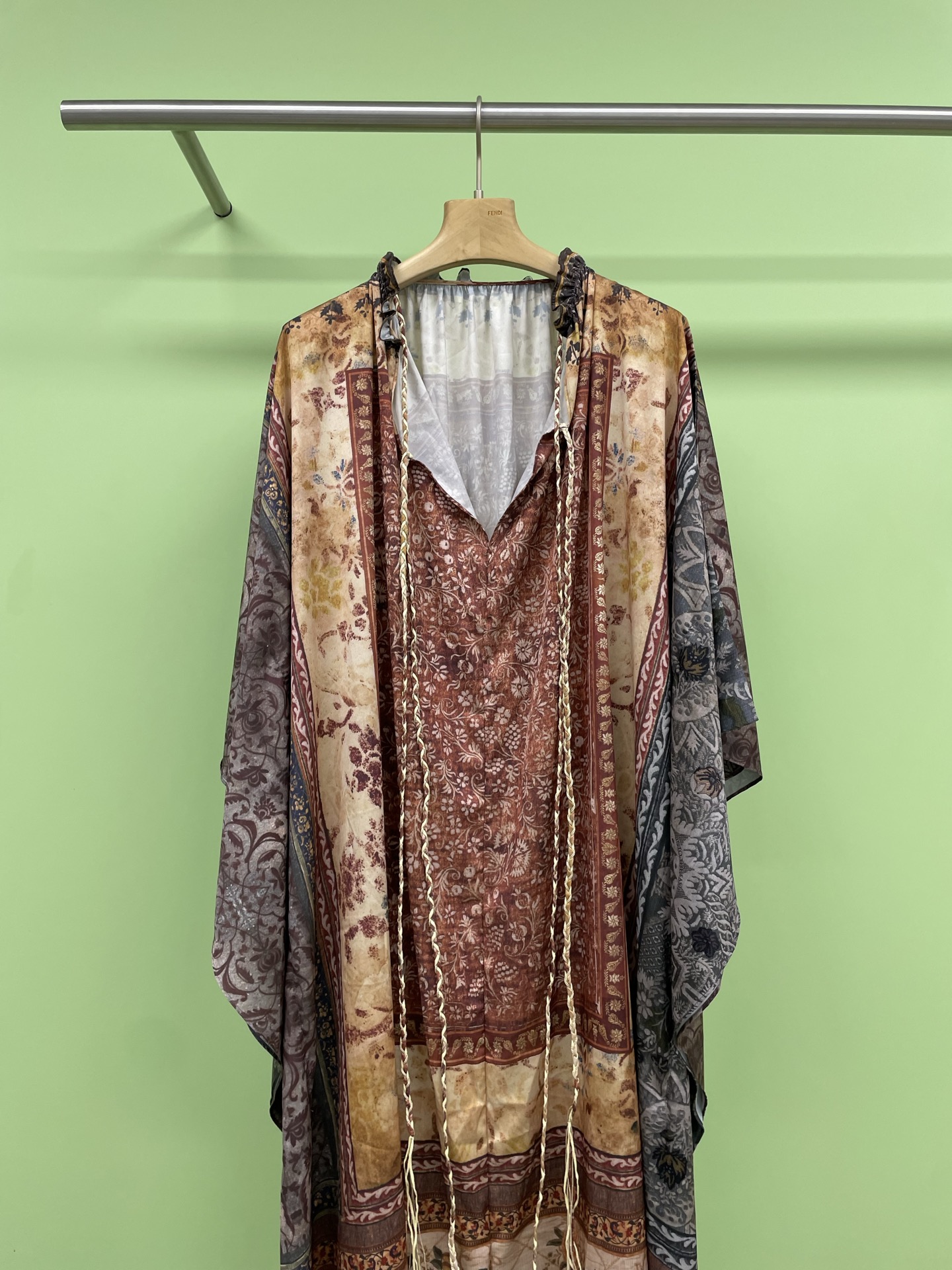 NO:330010,INTO THE  EAST2025 spring and summer color positioning printed layered side-swing V-neck suspender skirt two-wear dress, with a sense of atmosphere, retro and lazy, rolling and turning in the stairwell of colors into a skirt, like a fantasy, shining into reality, loose style is very tolerant to the figure, comfortable and not close to the body, casual but stylish, a neckline with a large V-neck cut with shoulder straps, close to the chest, and a V-neck shape that modifies the face shape, effectively lengthens the neckline and reveals  The collarbone is pure and tempting, full of fashion sense, cross-cut design, and the high waistline that goes down can well modify the waist. The hem is naturally swaying, sometimes swinging with the wind, which stirs up the summer. Appearance and strength coexist, and careless decoration is always so just right. In short, this suspender dress is really a must-have item for spring wear. Whether it is dating, shopping or working, it can easily make you the focus of the crowd.  SML, skirts, alexander wang19860909INTO THE EAST2025春夏花色定位印花层次侧摆V领吊带裙两穿连衣裙,自带氛围感,复古慵懒,在色彩的阶梯间辗转勾画成裙,如幻境照进现实,宽松版型对身材包容度大,舒适不贴身,随意但有型,做了一个双肩带大V领裁剪的领口,紧贴合胸型,修饰脸型的V领领型,有效拉长脖颈线条,显露锁骨纯又欲,时尚感满满,胸口交叉设计,顺势而下的高腰线可以很好的修饰腰身,下摆自然垂落,有时随风摆荡,撩动夏曰,颜值与实力并存,漫不经心的修饰总是那么的恰到好处,总之这款吊带连衣裙真的是春季内搭的必备单品,无论是约会、逛街还是上班,都能让你轻松成为人群中的焦点. 码数SML,,skirts,alexander wang,Women's clothing