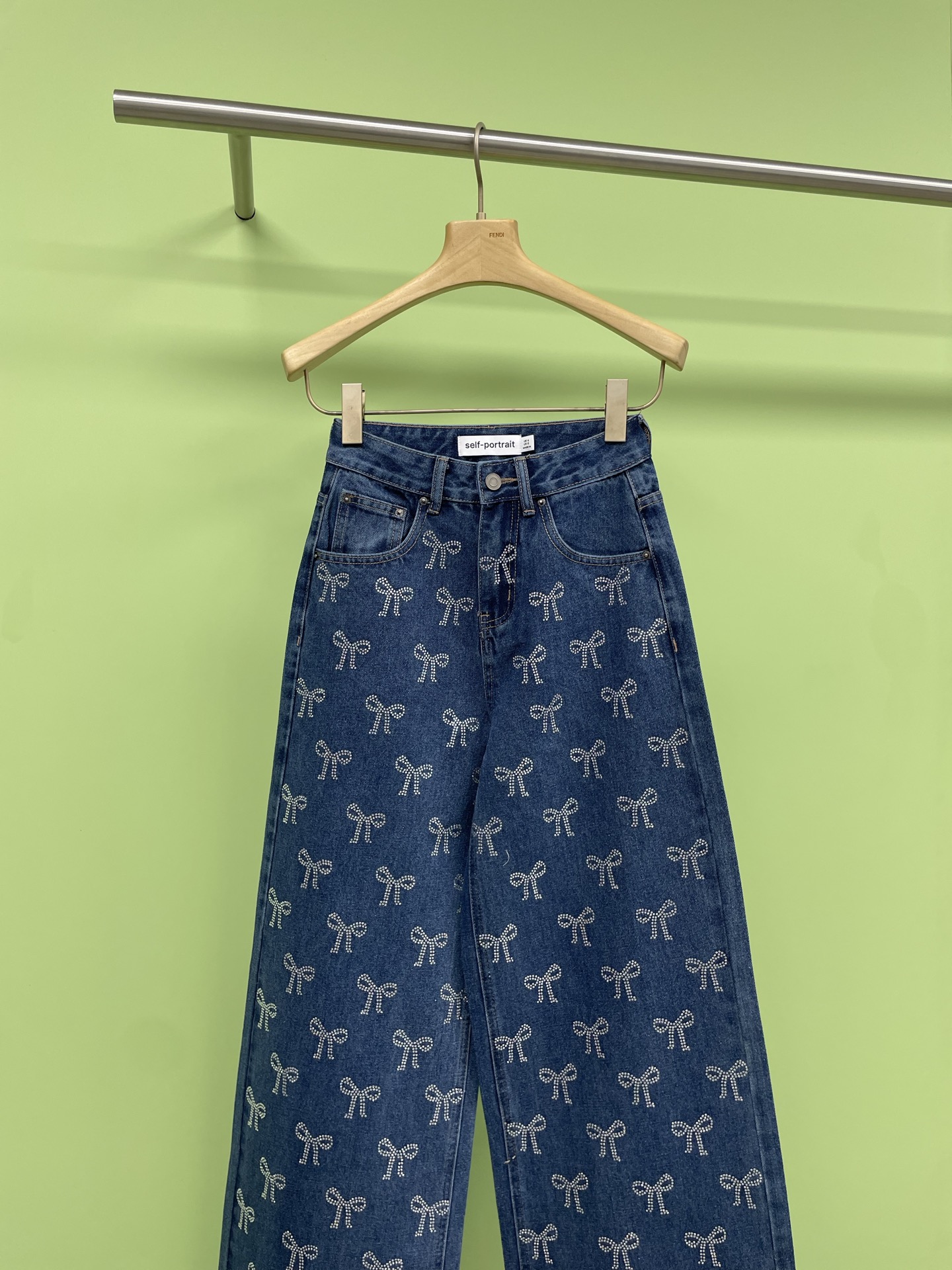 NO:330014,Self-portrait 2025 spring and summer new bow-drilled diamond jeans, this bow-drilled jeans is so beautiful that I am very impressed. Today I must introduce this bow-drilled jeans to you. As soon as I see it, I am attracted by the exquisite bow-drilled diamonds on the legs. Unlike ordinary printing, this craft is super delicate, closely arranged, and the details show a sense of high-end. The three-dimensional design makes the bow have a 3D visual effect. The details of the diamond make it playful and lively, which directly fills the girl's heart, perfectly blends sweetness and fashion, combining beauty and practicality, and don't hesitate, hurry up and make yourself beautiful to a new height. SML, jeans, alexander wang19860909Self-portrait2025春夏新款蝴蝶结烫钻牛仔裤,这条蝴蝶结牛仔裤美到我心巴上了,今天必须给你们介绍这款蝴蝶结烫钻牛仔裤,一看到它,就被裤腿上精致的蝴蝶结烫钻狠狠吸引,不同于普通印花,这工艺超细腻,紧密排列,细节之处尽显高级感, 立体的设计让蝴蝶结有了 3D 般的视觉效果,烫钻细节使之俏皮又灵动,把少女心直接拉满,将甜美与时尚完美融合,集美貌与实用于一身,宝子们,别犹豫,赶紧冲,让自己美出新高度. 码数SML,,jeans,alexander wang,Women's clothing