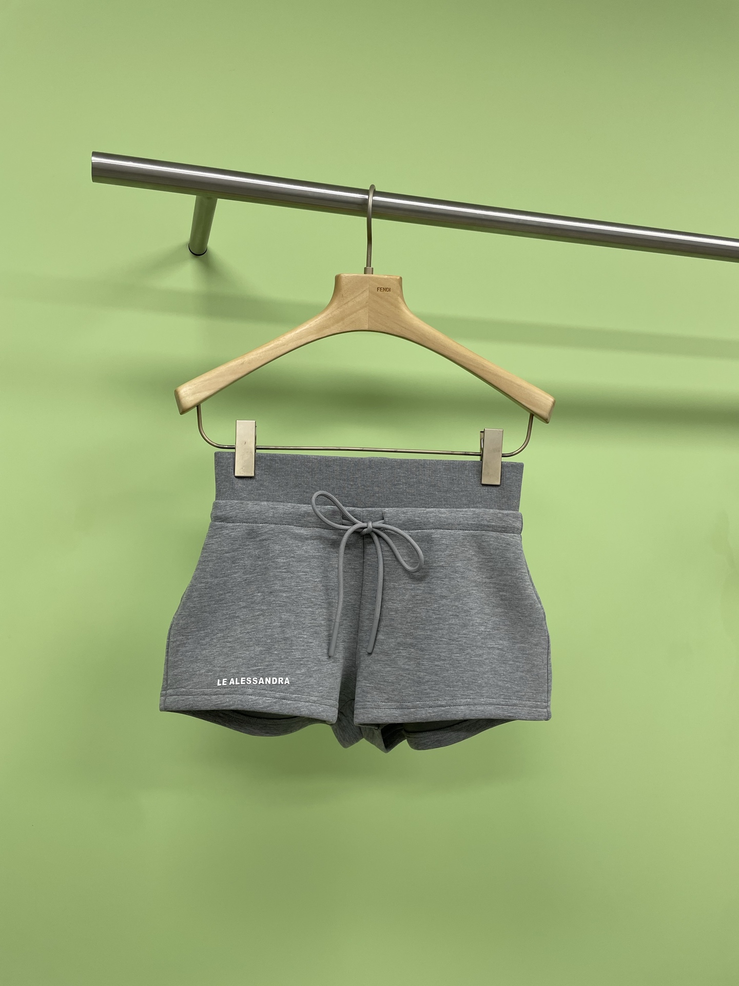 NO:330018,LE ALESSANDRA High-waisted letter sports hip drawstring shorts, simple and sexy and neat style design makes the legs look straight. I promised me to wear these high-waisted slim and versatile hot pants. The shorts that sisters must have for fashion are so amazing. Only girls understand the value of these high-waisted hot pants. The upper body is full of thin waist and long legs, and the comic figure is covered with belly and wide hips. A slightly fat sister can also wear it to a hot girl. The style is very positive, elastic and not tight, not stuck in the crotch or curl. It is very cool and spicy when paired with a T-shirt vest. It looks good and versatile. It can be worn all year round. Such slim shorts are not allowed to be worn yet. I really have eyes closed. SML LE ALESSANDRA  High-waisted letter sports hip drawstring shorts, simple and sexy and neat style design makes your legs look straight. I promised me to wear these high-waisted slim and versatile hot pants. The shorts that sisters must have for fashion are so amazing. Only girls understand the value of these high-waisted hot pants. The upper body is full of thin waist and long legs, and the comic figure is covered with belly and wide hips. A slightly fat sister can also wear it to a hot girl. The style is very positive, elastic and not tight, not stuck in the crotch or curl. It is very cool and spicy when paired with a T-shirt vest. It looks good and versatile. It can be worn all year round. Such slim shorts are not allowed to be worn yet. I really have eyes closed. SML, shorts, tees, t-shirt, alexander wang19860909LE ALESSANDRA 高腰字母运动包臀抽绳短裤,简约又性感利落的版型设计巨显腿直,答应我都去穿这条高腰显瘦百搭热裤,姐妹们时尚必备的短裤,太绝了,只有女生才懂这条高腰热裤的含金量吧,上身一整个腰细腿长漫画身材,遮肚子遮胯宽,微胖姐妹也能穿出辣妹感,版型很正,有弹力不紧绷,不卡裆不卷边,随便搭配T恤背心都很酷辣,好看百搭,一年四季都可以穿,这么显瘦的短裤不允许姐妹还没有,真的闭眼入. 码数SML LE ALESSANDRA 高腰字母运动包臀抽绳短裤,简约又性感利落的版型设计巨显腿直,答应我都去穿这条高腰显瘦百搭热裤,姐妹们时尚必备的短裤,太绝了,只有女生才懂这条高腰热裤的含金量吧,上身一整个腰细腿长漫画身材,遮肚子遮胯宽,微胖姐妹也能穿出辣妹感,版型很正,有弹力不紧绷,不卡裆不卷边,随便搭配T恤背心都很酷辣,好看百搭,一年四季都可以穿,这么显瘦的短裤不允许姐妹还没有,真的闭眼入. 码数SML,,shorts,tees，t-shirt,alexander wang,Women's clothing