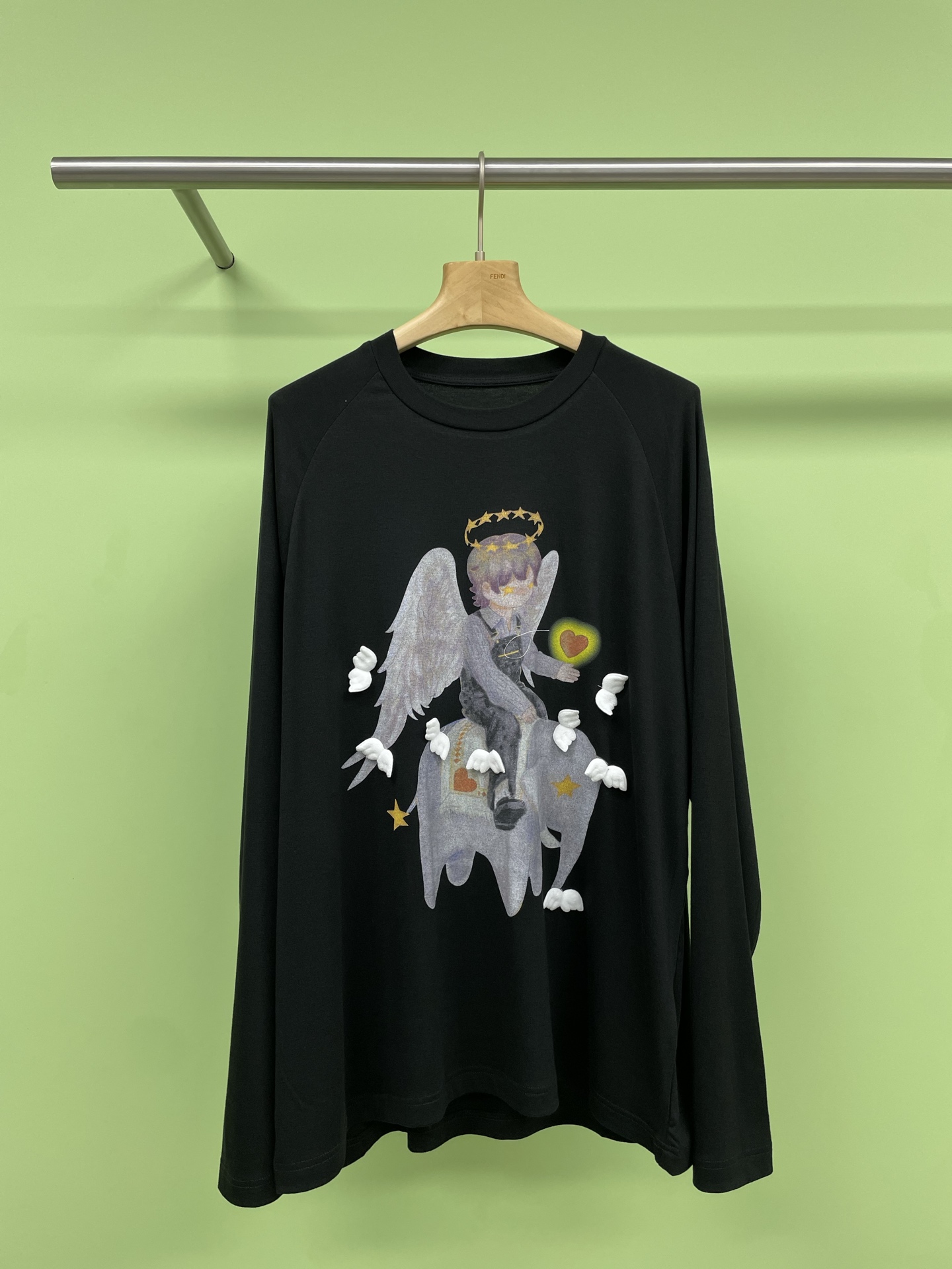 NO:330001,YANAG designer brand Angel Boy long-sleeved T-shirt riding elephants is a loose fit and has strong inclusive upper body. The children's design of Angel Boy and Elephants. The design of Tiansi wool is comfortable on the upper body. As summer approaches, changing into a light and breathable T-shirt has become an indispensable choice. The cool and cool letter printing of Tiansi is very clear. It really makes people fall in love with it at first sight. The texture of this T-shirt is super good. Tiansi fabric has a smooth feel, and it is cool and breathable when worn on the body. It can maintain a comfortable feeling even on the hot summer. Its design is simple and fashionable. The three-dimensional printing gives people a casual and unique niche style. Whether worn alone or as a base, it can be easily controlled. It can be matched with shorts or jeans. It can show different summer styles.  SML, shorts, jeans, tees, t-shirt, alexander wang19860909YANAG设计师品牌骑大象的天使男孩长袖T恤,采用宽松的版型上身包容性较强,天使男孩与大象童趣的设计,天丝羊毛的设计上身舒适防晒,随着夏天的脚步临近,换上一件轻薄透气的T恤成了必不可少的选择,风凉感天丝微透字母印花,它真的让人一见倾心,这款T恤的质感超级棒,天丝面料,手感滑腻,穿在身上凉爽透气,即使是炎热的夏日也能保持舒适感,它的设计简约又不失时尚,立体加印花给人一种随性又不失个性的小众风格,无论是单穿还是作为打底,都能轻松驾驭,搭配短裤或者牛仔裤,都能展现出不同的夏日风格. 码数SML,,shorts,jeans,tees，t-shirt,alexander wang,Women's clothing