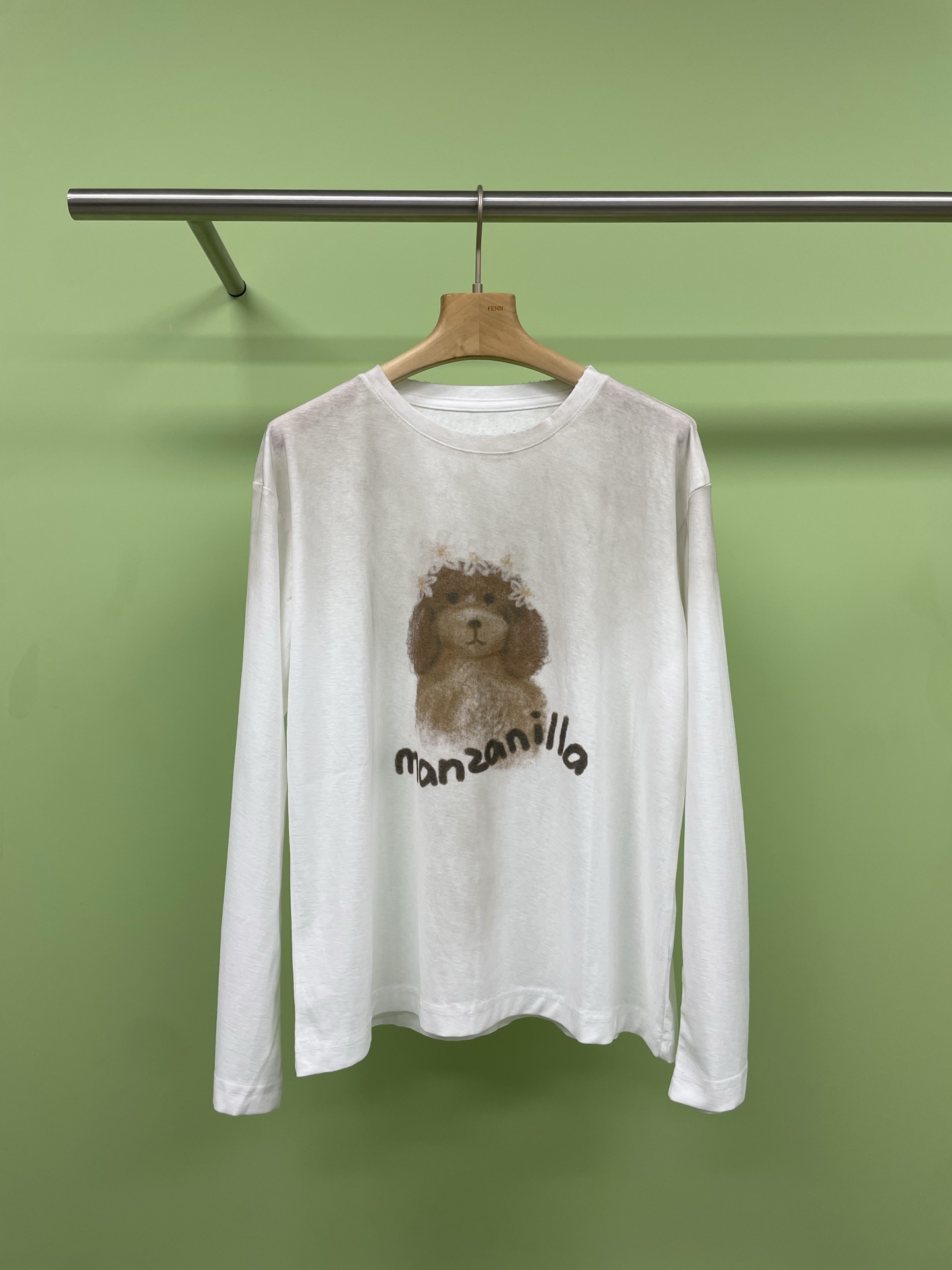 NO:330003,Manzanilla designer 25 spring and summer puppy print loose long-sleeved white base T-shirt, spring is coming, and it is suitable for both inside and outside. This super cute cartoon dog printed long-sleeved T-shirt is definitely a versatile choice for your early autumn wardrobe. It has a pure cotton texture and soft touch. It is comfortable and breathable when worn on the body. Even if it is close to the body, it has no sense of restraint. The dog pattern design is full of cuteness, allowing you to easily show your playful and cute side.  It is very suitable for daily outings or dates. The loose style is not picky about the figure. Whether you are a small or a slightly fat girl, you can easily control it. Moreover, this T-shirt has a strong design sense and stands out among many basic styles, making you more conspicuous among the crowd. The thin design is suitable for early spring wear. It can resist a hint of coolness and will not make you feel stuffy. Hurry up and buy this super cute T-shirt to make your spring outfit more outstanding.  SML, tees, t-shirt, alexander wang19860909Manzanilla设计师25春夏小狗印花宽松长袖白色打底T恤,春季来临,内搭外穿两相宜,这款超萌卡通狗狗印花长袖T恤,绝对是你的早秋衣橱里的百搭精选,纯棉质地,触感柔软,穿在身上舒适又透气,即使贴身穿着也毫无束缚感,狗狗图案设计,萌态十足,让你轻松展现出俏皮可爱的一面,无论是日常出街还是约会都很合适,宽松的版型,不挑身材,无论你是小个子还是微胖女生,都能轻松驾驭,而且这款T恤的设计感十足,在众多基础款中脱颖而出,让你在人群中更加显眼,薄款设计,适合早春穿着,既能抵御一丝凉意,又不会让你感觉闷热,赶紧入手这款超萌T恤,让你的春季穿搭更加出彩. 码数SML,,tees，t-shirt,alexander wang,Women's clothing