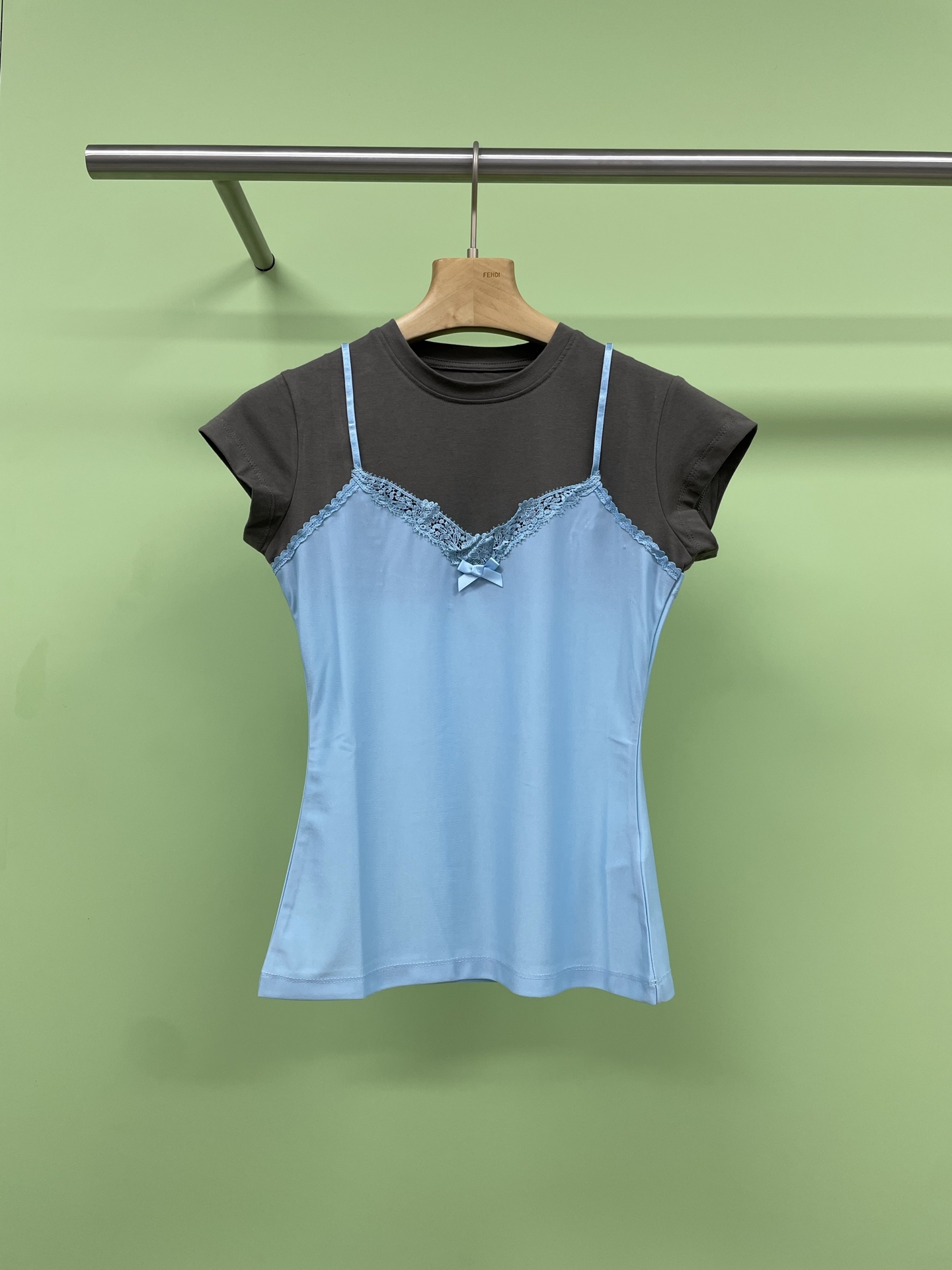 NO:330005,Acne Studios Women's short-sleeved T-shirt contrasting lace bow suspender two-piece set, lace vest two-piece set pure sensual top controls the beauty, the gorgeous upper body turns and turns, the lace butterfly on the chest is pure and seductive, and the outside is a blue short-sleeved vest paired with front shoulder slim brown short-sleeved sleeves, the fabric is soft and elastic and skin-friendly, and the layered two pieces are both slim and spicy, which makes the body look very slim and looks curved, and the upper body becomes instantly flirting hot girls. This is really a visual enjoyment for the sisters. SML, acne studios,dior, T-shirt,tees, t-shirt,alexander wang19860909Acne Studios女士 短袖T恤撞色蕾丝蝴蝶结吊带两件套,蕾丝背心两件套纯欲上衣掌管美貌的神,上身华丽的转身回头率超高,胸前蕾丝蝴蝶纯欲又撩人,外面是一件蓝色短袖背心搭配正肩修身咖色短袖,面料软软弹弹很亲肤,叠穿两件又欲又辣,超显瘦显身材曲线,上身秒变撩系辣妹,姐妹们这一款真的是视觉享受. 码数SML,,acne studios,dior,T-shirt,tees，t-shirt,alexander wang,Women's clothing