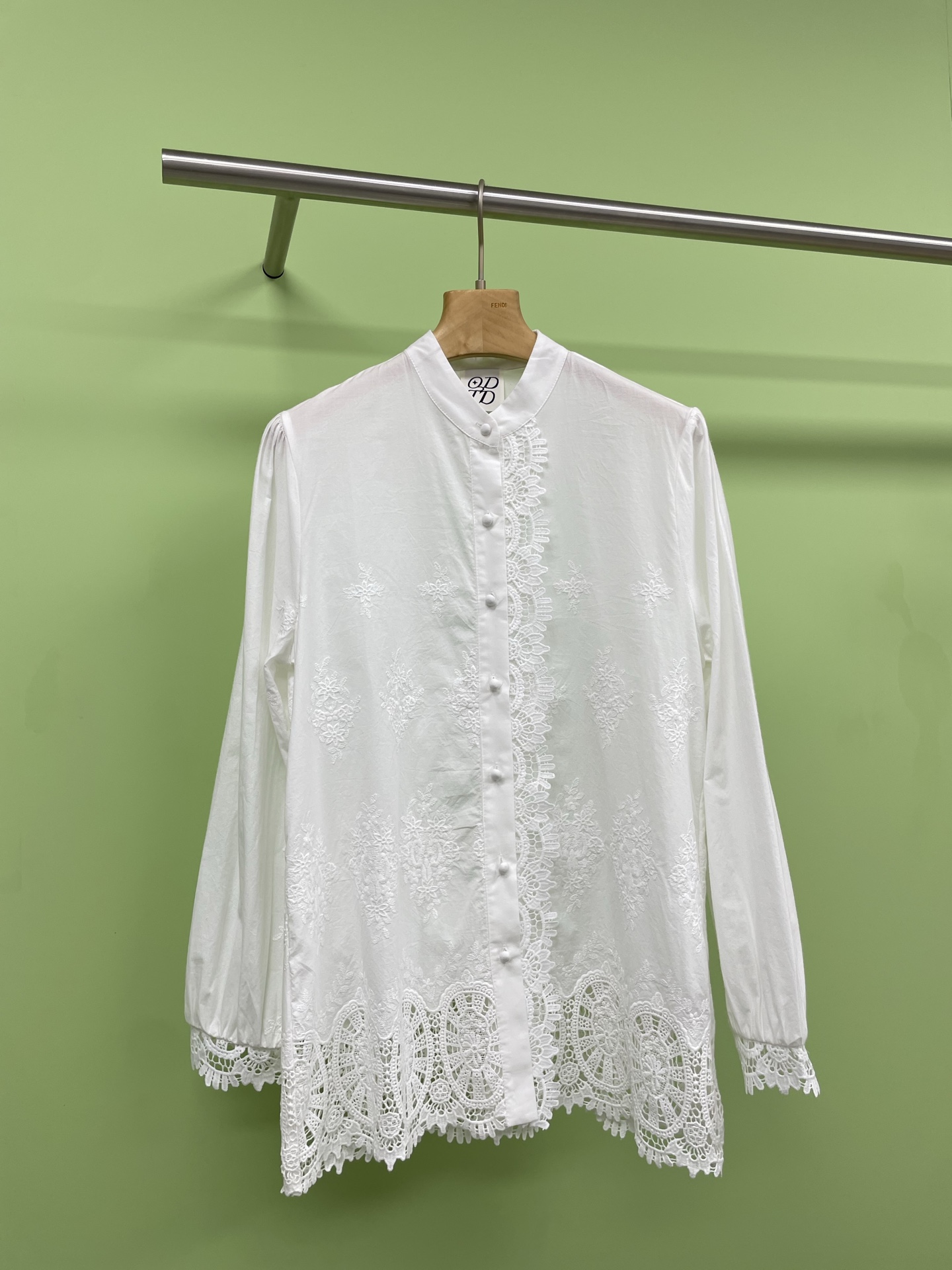 NO:330007,ODTD25 spring and summer new romantic jacquard vacation boho style long-sleeved shirt, heavy French romantic style, this spring and summer new spring and summer shirt is really too capable of grasping people, classic straight-tube style, loose upper body and not loose, the whole body is full of heavy totem window floral hollow embroidery, a very classic and exquisite pattern, and some embroidery small lace blessing, heavy engineering degree is also visible to the naked eye, no need to say much, the fabric is very soft, so the upper body will naturally hang  There is no stiffness underneath, and the breathability is even more amazing. The minimalist round neck design shows the charming neck lines. The upper body is fashionable and elegant, and the face shape is full of advanced style. The small high round neck Gareth lace cuffs are also quite French. The straight-fitting style is not picky. The buttons are also of the same color buttons with a very detailed feeling. The blue is bright and retro, and the white is gentle. You don’t have to worry about sunbathing when wearing this length of sleeves in summer. Imagine how beautiful it is to take photos on a trip.  SML, Shirts,alexander wang19860909ODTD25春夏新款浪漫提花度假感波西米亚风长袖衬衫,重磅法式浪漫款,这春夏新款春夏衬衫实在太能拿捏人,经典直筒版型,上身松量不松垮,全身均是重磅的图腾窗花镂空刺绣,非常古典精美的一个花纹,其中还有一些刺绣小花边加持,重工程度也是肉眼可见无需多言,面料很柔软所以上身会自然垂下不会有生硬感,透气感更是一绝,极简小圆领设计展露迷人的颈部线条,上身时髦雅致修饰脸型尽显高级,小高圆领加雷斯花边袖口也是相当法式的,直身版型不挑人,扣子也是同色系扣细节感超足,蓝色明媚复古,白色温柔气质,这个长度的袖子夏天穿也不用怕晒太阳啦,想象一下出游拍照有多美多出片. 码数SML,,shirts,alexander wang,Women's clothing