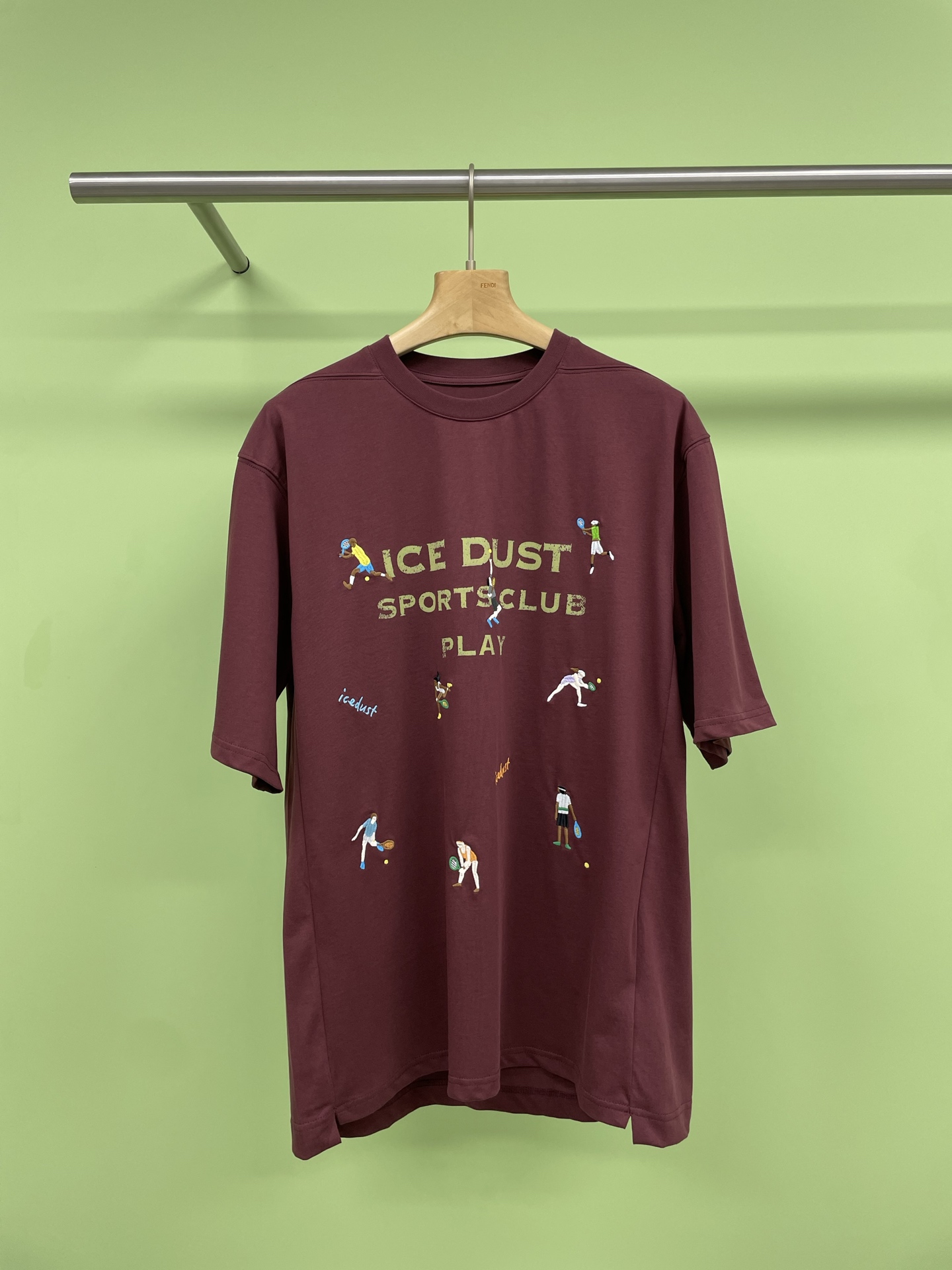 NO:330009,ICE DUST designer brand color character embroidered short-sleeved T-shirt, summer white T-light |  The heavy embroidery logo is coming. A perfect white short sleeve is always missing in the wardrobe in summer. The moment you get it, you can feel the difference between it and the ordinary T. The fabric is thick and textured. It is the heavy 