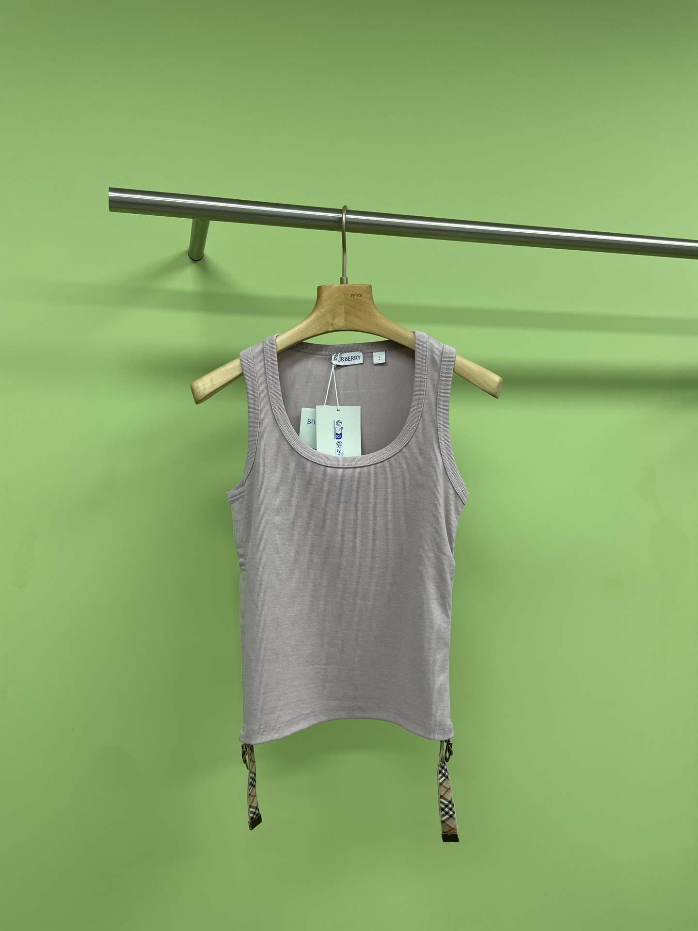 NO:330013,Heart-warming early spring fashionable and high-end feeling, treasures are this Burberry plaid drawstring vest, you must be recommended to you by pressing the head. I have to say that Burberry is really good at details and design. This vest is completely grown on my aesthetic point. The round neck T-shirt is charming, black is cool and versatile, white is pure and simple, wisteria is gentle and eye-catching, with brand logo embroidery on the front, many colors are suitable for different styles, classic plaid drawstrings on the hem are the finishing touch, adjust at will, and easily create a personalized look. Whether it is single or layered, it can show British style. SML, burberry,tees, t-shirt, alexander wang19860909心动早春时髦高级感,宝子们就是这件Burberry格纹抽绳背心,必须按头安利给你们,不得不说,Burberry在细节和设计感上真的很会,这件背心完全长在我的审美点上圆领T恤款,颜色各具魅力,黑色酷帅百搭,白色纯净简约,紫藤色温柔吸睛,前面点缀品牌标志刺绣,多款配色适配不同风格,下摆经典格纹抽绳是点睛之笔,随意调节,轻松打造个性造型,无论是单穿还是叠搭,都能彰显英伦风尚. 码数SML,,burberry,tees，t-shirt,alexander wang,Women's clothing