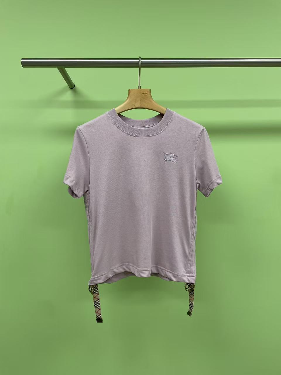 NO:330015,BURBERRY The eyes of people who look good in spring and summer are bright and bright. This season's T-shirts are refreshing in color, pattern or style. Inspired by sunlight, the new interpretation of Burberry plaid is really light and full of youth. The equestrian knight logo print, as a brand element, adds the motivation to move forward. The striped pattern is created with the washing and wool craftsmanship to interpret the retro style, and the letter logo is integrated into the summer, which really brings a hint of coolness to the midsummer, low-key daily life without losing the sense of fashion, the plaid decorative pleated waist is very consistent with this year's trend, the ins blogger style is full, it is really easy to wear, the style really shows the figure, and Barbie on earth is just like this, it must be entered. SML, burberry, tees, t-shirt, alexander wang19860909BURBERRY你的春夏有点好看的人眼前一亮一亮的,这一季的T恤不论是配色还是图案还是版型,都让人耳目一新,以阳光日晒为灵感,全新演绎Burberry格纹,真的好轻盈看着我都活力十足青春洋溢,马术骑士徽标印花,作为品牌元素,增加了勇往直前的动力,以水洗磨毛工艺打造条纹图案演绎复古风格,又融入字母徽标,真的为盛夏带来一丝清凉,低调日常又不失时髦感,格纹装饰褶皱收腰,非常贴合今年的流行趋势,ins博主风满满的,真的太好穿啦,版型真的巨显身材,人间芭比也不过如此,必入必入. 码数SML,,burberry,tees，t-shirt,alexander wang,Women's clothing