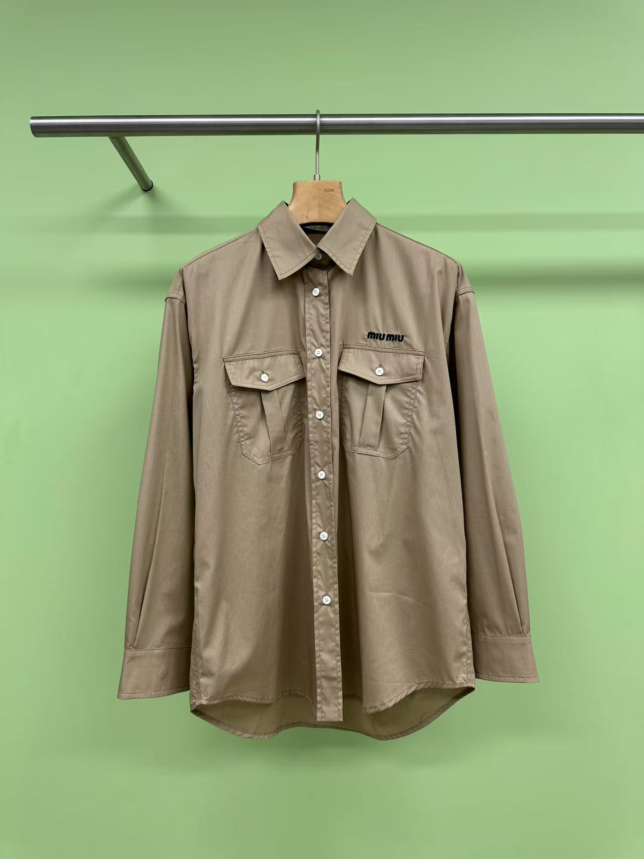 NO:330019,MiuMiu2025 spring and summer new small scarf casual double pocket long-sleeved shirt, niche series, bow tie design, playful and elegant loose H-style, to accommodate all kinds of body shapes, comfortable to wear, high small wide shoulder shape, modify shoulder lines to make the chest pocket rich visual effect make the overall shape more three-dimensional and full, cotton skin-friendly and soft without losing its clarity, is a niche and versatile denim shirt, the overall style is loose, scarf design, and the placket is buttoned  The visual effect is novel and harmonious. There is a patch pocket design on both sides of the front piece. The hem is curved. The inner and outer stitches are flat and smooth, the bone position is clear, and the shaping effect is clean and obvious. The detachable scarf will have a dressing effect if worn alone or in the inner. If you are wearing a jacket or vest, the scarf will also have a French elegance on the outside, and basically does not pick on the figure. The arc hem with a short front and a long back can cover the hips and buttocks, which can effectively cover the flesh and make you look thinner.  SML, miumiu, jackets & coats,shirts,alexander wang19860909MiuMiu2025春夏新款小领巾休闲双口袋长袖衬衣,小众系列,领结式设计,俏皮雅致宽松H版型,包容各种身形,穿着舒适度高小宽肩造型,修饰肩部线条更显休闲随性胸前口袋丰富视觉效果使整体造型更加立体饱满,棉亲肤柔软又不失挺括度属于是小众且百搭的牛仔衬衫了,整体版型为宽松型,领巾设计,门襟采用纽扣设计,视觉效果新颖的同时和谐,前片两侧各有一个贴袋设计,下摆为弧形设计,内外线迹平整光洁,骨位清晰,定型效果干净明显,可拆卸的领巾,单穿或者内搭都会有穿搭效果,如果是穿个外套或者马甲,领巾放在外面也会有一种法式优雅感,基本不挑身材,前短后长的圆弧形下摆,可以遮住胯部和屁股,能达到一个有效遮肉显瘦. 码数SML,,miumiu,jackets & coats,shirts,alexander wang,Women's clothing