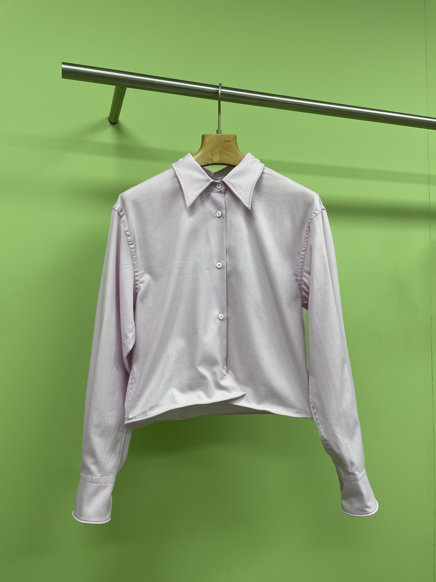 NO:330020,Prada wire curved shirt, pink is so sweet, Prada catwalk shirt is crazy, it looks good no matter how you wear it, the unique shirt collar, cuffs, and hem can be casually concave and convex. The saturation color is just right, the shaping neckline hem is super amazing, it is really amazing, the shaping neckline design is exquisite and fashionable, instantly improving temperament, the unique shape of the hem, allowing you to stand out among the crowd, pure cotton material, comfortable and skin-friendly, giving you a whole day of free feeling, come and try it. SML, prada, alexander wang19860909Prada钢丝弯曲衬衣,粉色好甜美,Prada走秀款衬衣杀疯了,怎么搭都好看,别出心裁的衬衣领口、袖口、下摆可随意凹凸造型,饱和度色系调的刚刚好,塑形领口下摆超惊艳,真的绝绝子,塑形领口设计,精致又时尚,瞬间提升气质,下摆独特造型,让你在人群中脱颖而出,纯棉材质,舒适亲肤,给你一整天的自在感受,快来试试吧. 码数SML,,prada,alexander wang,Women's clothing