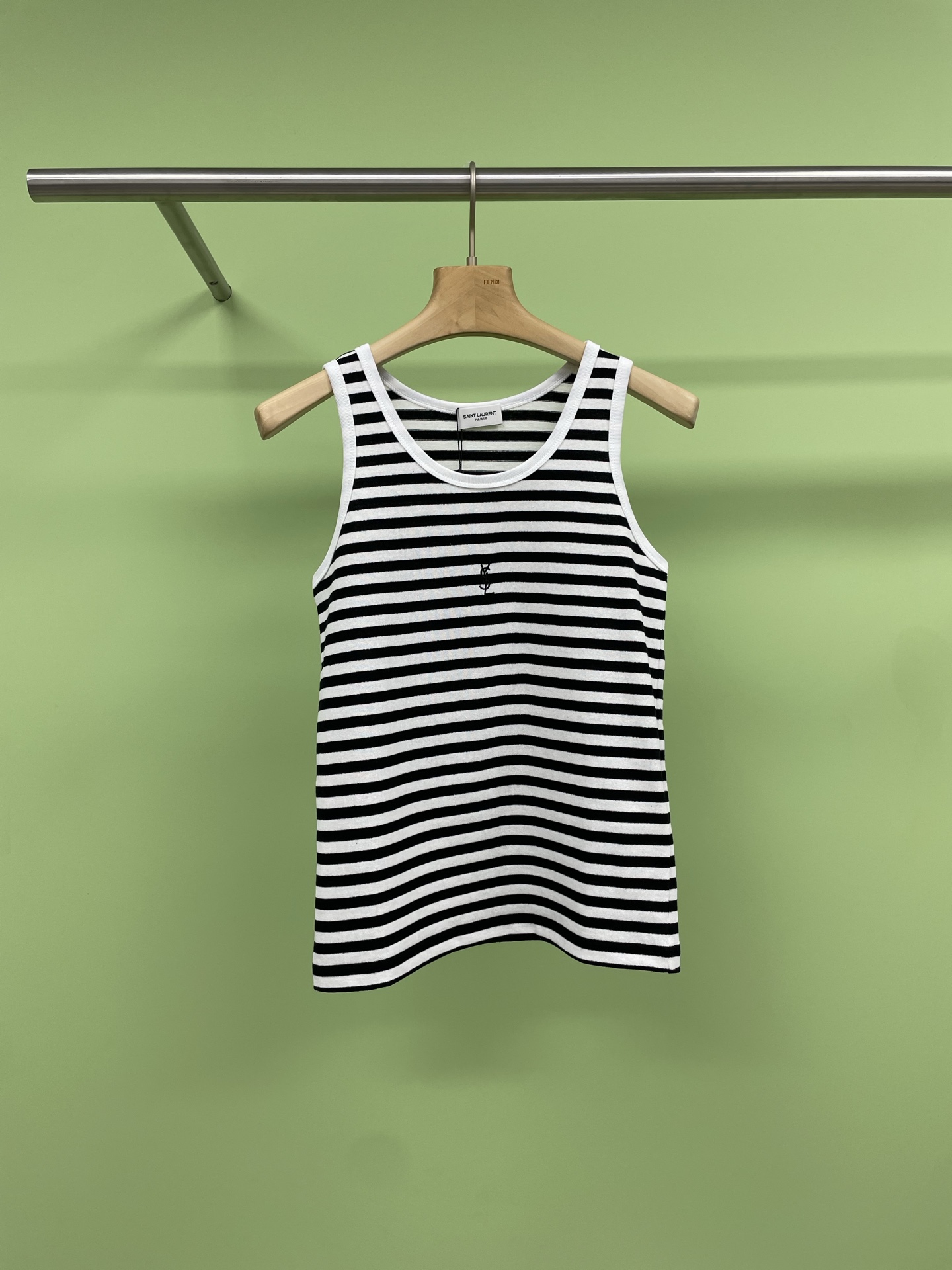 NO:330024,YSL Saint Laurent embroidered letter striped vest imported cotton knitted fabric, comfortable and breathable. Round neck collar design, embroidery pattern embroidery on the chest, black and white striped color scheme, fashionable and high-end, elastic and slim fit style, simple and elegant, smooth lines, the exquisite embroidered letter embellishment on the chest instantly gives the whole vest a soul, low-key and high-end feel. This vest is really super versatile!  Whether you wear it alone or base it, you can easily control various styles. You can wear it with jeans, casual pants, and skirts. SML, saint laurent, saint laurent, skirts, jeans, alexander wang19860909YSL圣罗兰刺绣字母条纹背心 进口棉质针织面料,舒适透气 圆领领口设计,胸前logo刺绣图案点缀,黑白条纹配色,时髦高级,弹力修身版型,简洁大方,线条流畅,胸口那一抹精致的刺绣字母点缀,让整个背心瞬间有了灵魂,低调又不失高级感,这款背心真的超级百搭！无论是单穿还是打底,都能轻松驾驭各种风格,搭配牛仔裤、休闲裤、半身裙,都能穿出不同的感觉. 码数SML,,saint laurent,saint laurent,skirts,jeans,alexander wang,Women's clothing