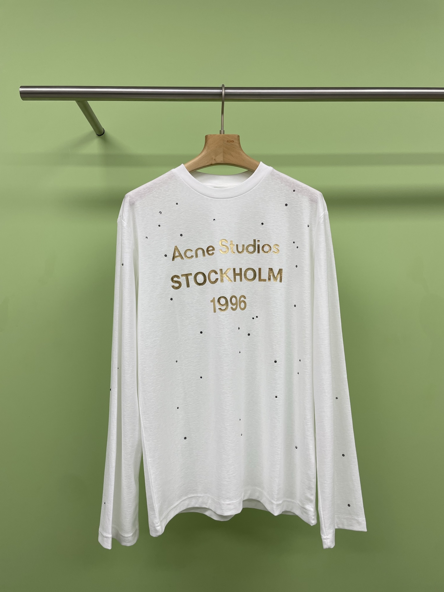 NO:326898,Acne Studios 2025 hit 1996 series diamond-encrusted long-sleeved T-shirt, super comfortable and versatile, invincible and fashionable. I really want to make this one. Bai Lu’s upper body is full of vitality. It is great for making sunscreen clothes in summer. This tee is really amazing. It perfectly interprets what lazyness is. It uses mud dyeing and stir-fried color technology. The slightly yellowed chest will make the whole T-shirt look old and old. The wide and large style has a lazy atmosphere anytime and anywhere. The pure cotton fabric has a very soft and glutinous feel, and it is really comfortable to wear. Number of sizes XS S M,,acne studios,dior,tees, t-shirt,alexander wang19860909Acne Studios2025年爆款1996系列镶钻长袖T恤,超级舒服超级百搭,无敌时髦,真的要吹爆这款,白鹿上身更是元气满满,夏天做防晒服很赞,这件tee真的绝绝子,完美诠释了什么叫慵懒感,采用了泥染炒色的工艺,微微泛黄的胸口会让整件T恤看起来有一种旧旧的效果,宽宽大大的版型随时随地自带慵懒氛围,纯棉面料,手感非常软糯,穿起来真的巨舒服. 码数XS S M,,acne studios,dior,tees，t-shirt,alexander wang,Women's clothing