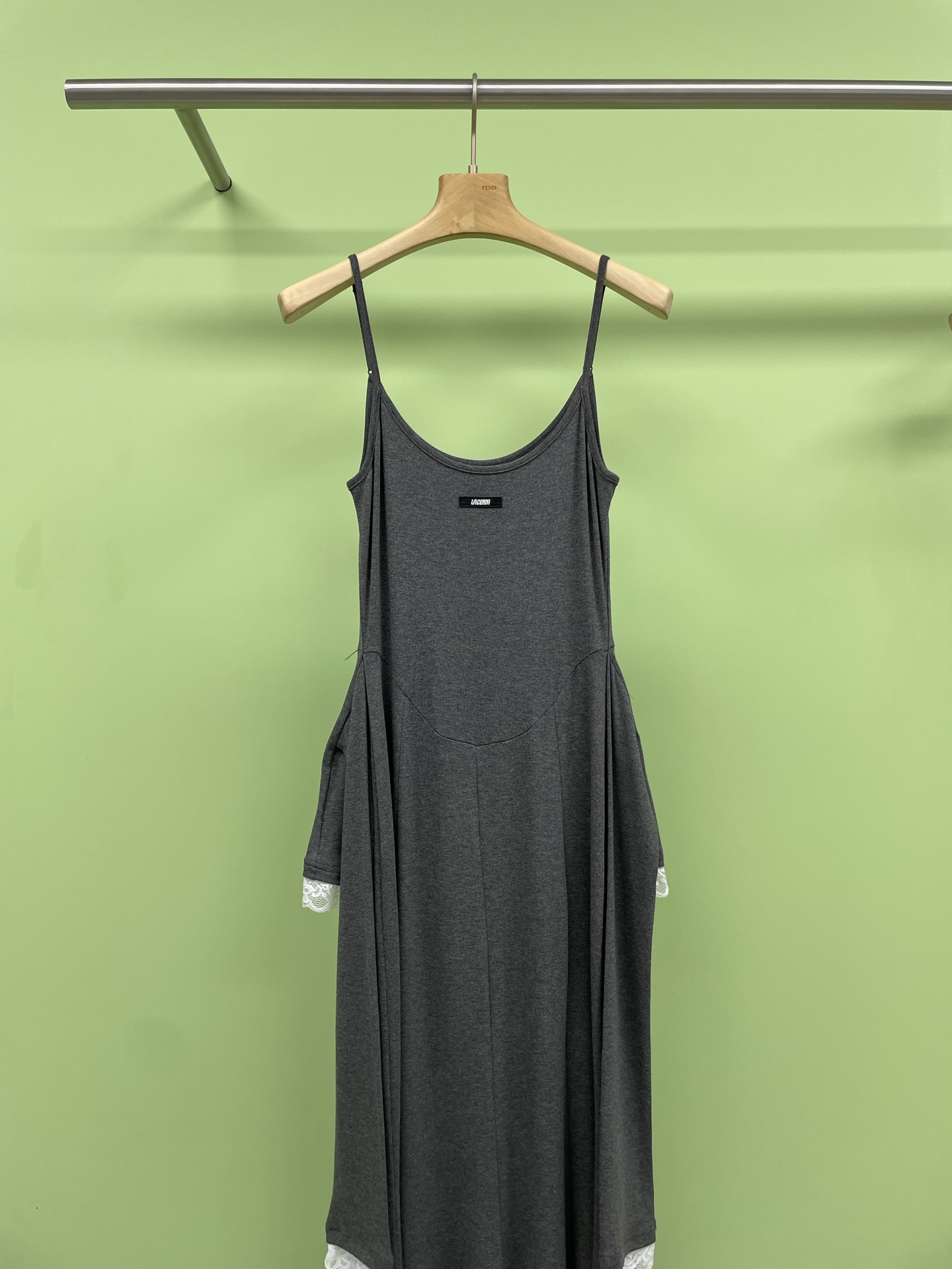 NO:326902,LACERTA 2025 spring slack knitted dress, is it the feeling of paper people wearing a paper outfit? The smooth and slender figure, the strap design covers the hips and is lazy. It is a very easy-to-wear suspender dress, slim-fitting tailoring, outlines the perfect curves, a large U-neck design, elegant and a little sexy, a high waistline design, lengthening the leg lines, and a small person can also wear it with long legs. The dripping feeling of the fabric is super high, high and elegant, and it is very suitable to wear it with high heels or small leather shoes. It can be worn on dates, shopping, and taking photos. The cost-effectiveness is explosive, and the sisters are done., high heels, skirts, alexander wang19860909LACERTA2025春款松弛感针织连衣裙,是不是纸片人穿搭的感觉,流畅修长的身形,绑带的设计遮胯又慵懒,很好穿的吊带连衣裙,修身剪裁,勾勒完美曲线,大U领设计,优雅中带点小性感,高腰线设计,拉长腿部线条,小个子也能穿出大长腿既视感,面料垂坠感超好,高级又不失优雅,搭配高跟鞋或小皮鞋都超合适,约会逛街拍照都能穿,性价比炸裂,姐妹们冲就完事了.,,high heels,skirts,alexander wang,Women's clothing