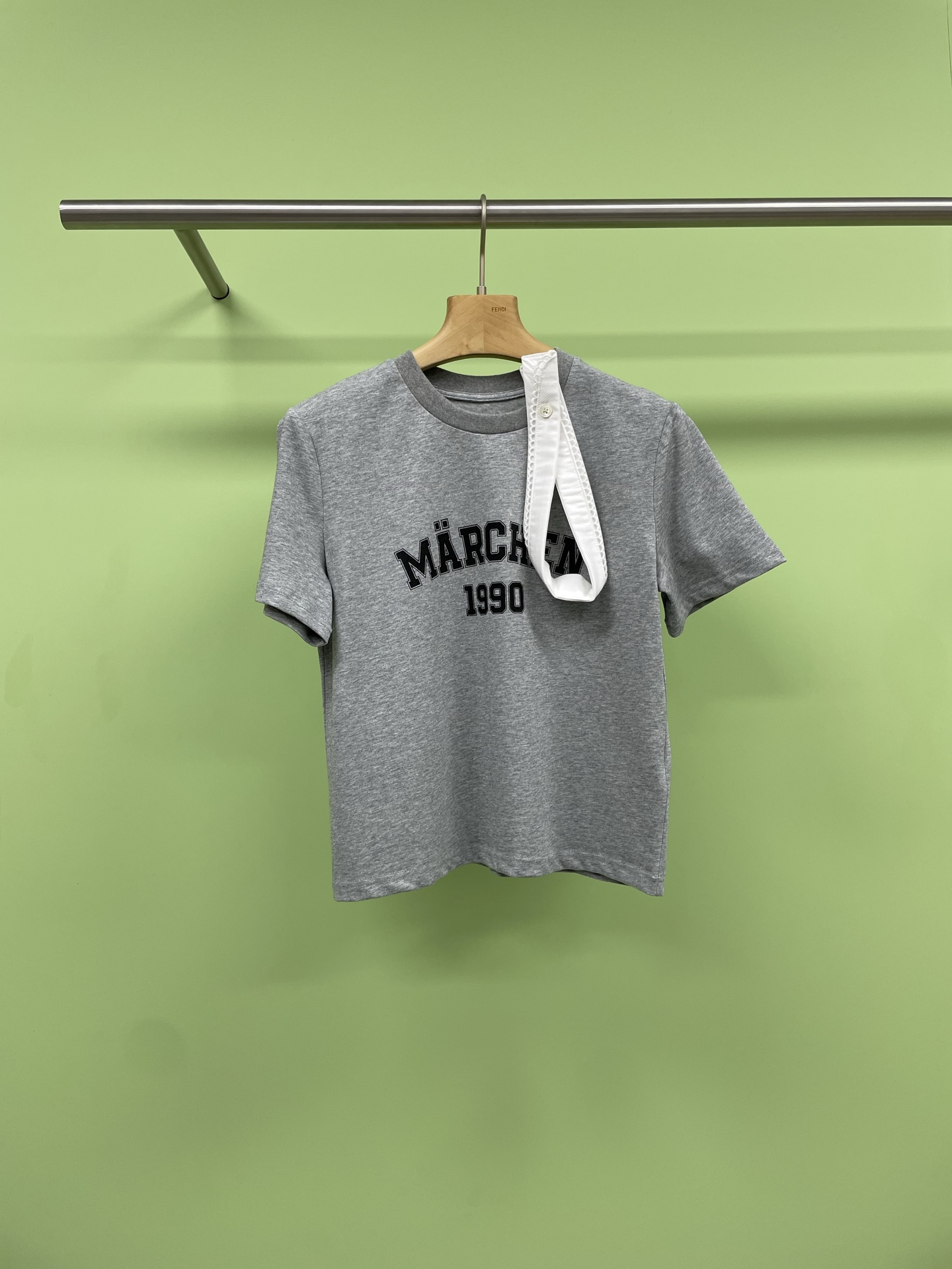 NO:326932,MARCHEN 25SS spring and summer lace embroidered collar friendship poetry club short-sleeved T-shirt, imitation lace scarf splicing design at the collar breaks the monotony of the ordinary T-shirt, adding a delicate and soft atmosphere to the overall look. The T-shirt is made of pure cotton, sweat-absorbing and breathable, and can ensure the comfort of wearing and keep the skin dry at all times. The loose Oversize style creates a casual and lazy feeling. Paired with jeans and sneakers is a youthful and energetic daily casual style. With skirts and high heels, it instantly turns into an elegant and sweet date outfit. A small suit outside can create a delicate and capable workplace look, adapting to the needs of wearing on various occasions. Elegant and elegant and elegant look no matter how you match it. Size SML, versace, high  heels,sneakers,skirts,jeans,t-shirt,tees,t-shirt,business suit,alexander wang19860909MARCHEN 25SS春夏蕾丝刺绣领友谊诗社短袖T恤,领口处仿蕾丝丝巾拼接设计打破了普通T恤的单调感,为整体造型增添了精致与柔美的气息,T恤是纯棉材质,吸汗透气,能确保穿着时的舒适度,让肌肤时刻保持干爽,宽松的Oversize款,营造出随性慵懒的感觉,搭配牛仔裤和运动鞋,就是青春活力的日常休闲风,配上半身裙和高跟鞋,则瞬间转变为优雅甜美的约会装扮,外搭一件小西装,又能打造出精致干练的职场造型,适应多种场合穿着需求,优雅又气质怎么搭都好看. 码数SML,,versace,high heels,sneakers,skirts,jeans,T-shirt,tees，t-shirt,business suit,alexander wang,Women's clothing