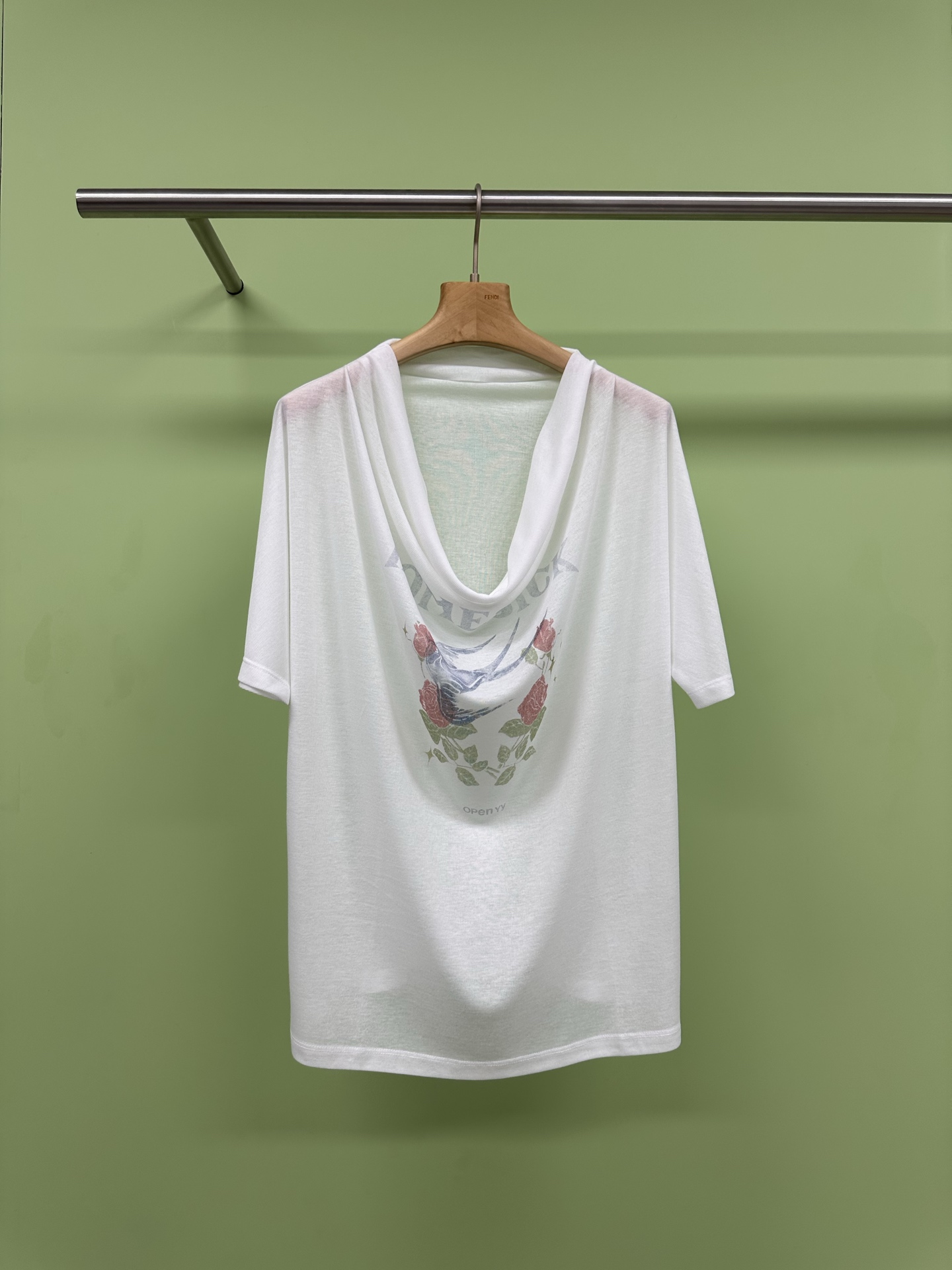 NO:326906,OPEN YY 25 summer new light rose swing swallow print short-sleeved T-shirt top. How can you miss this white swing collar three-dimensional floral T-shirt in summer?  Its unique printing design is exquisite and unique, which can attract everyone's attention at a glance. The collar design is even more sexy. It is paired with wide-leg pants to make you stand out from the crowd. It not only looks tall, but also covers all the shortcomings of the legs. It uses soft fabrics, which are very comfortable to wear, and does not pick on the figure. Any body shape can be easily controlled. Pairing a white collar three-dimensional floral T-shirt with wide-leg pants can not only show your personality, but also keep you cool in the hot summer. Such outfits, whether in the office or outing, can make you the focus of attention. Try this outfit quickly, let you shine with your unique charm in summer and become the most fashionable trend leader. SML, T-shirt,tees, t-shirt,alexander wang19860909OPEN YY 25夏季新款轻薄玫瑰花燕子印花荡领短袖T恤上衣,夏天怎么能少得了这款白色荡领立体花T恤呢？它的独特印花设计,精致而独特,一眼就能吸引所有人的目光,荡领设计更是性感十足,搭配上阔腿裤,让你在人群中脱颖而出,不仅显得身材高挑,还能遮盖住腿部的所有缺点,采用了柔软的面料,穿着起来非常舒适,而且不挑身材,任何体型都能轻松驾驭,将白色荡领立体花T恤与阔腿裤搭配在一起,既能展现出你的个性,又能让你在炎热的夏天中保持清凉,这样的穿搭,无论是在办公室还是外出游玩,都能让你成为众人瞩目的焦点,赶快尝试一下这样的穿搭吧,让你在夏天中焕发出自己的独特魅力,成为最时尚的潮流引领者. 码数SML,,T-shirt,tees，t-shirt,alexander wang,Women's clothing