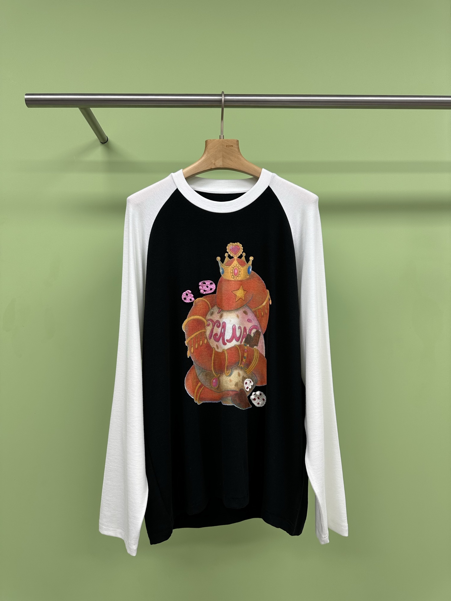 NO:326910,YANAG's new 2025 Spring and Summer Lucky Crown Snake Egg Print Black Loose Ragshou Long Sleeve T-shirt, this black and white contrasting spring ragshou long-sleeve T-shirt base shirt is really the best choice for spring. The mid-length design can be used as a base shirt without looking bloated, perfect for autumn layering. Moreover, this T-shirt is made of polyester wool blend material, soft touch, good breathability, and comfortable to wear. The loose style can be easily controlled by whether you are a small or a slightly fat girl. The contrasting design adds a sense of fashion, whether it is single or inner wear, it can easily become the focus. SML, tees, t-shirt, alexander wang19860909YANAG新品2025春夏幸运皇冠蛇蛋印花黑色宽松插肩长袖T恤,这款黑白撞色春季插肩袖长袖T恤打底衫,真的是春季的不二之选,中长款的设计,既可以作为打底衫,又不会显得臃肿,完美适合秋季叠穿,而且,这款T恤采用了涤纶羊毛混纺材质,触感柔软,透气性好,穿上身舒适感满分,宽松的版型,无论你是小个子还是微胖女生,都能轻松驾驭,撞色的设计更是增添了一份时尚感,无论是单穿还是内搭,都能让你轻松成为焦点. 码数SML,,tees，t-shirt,alexander wang,Women's clothing