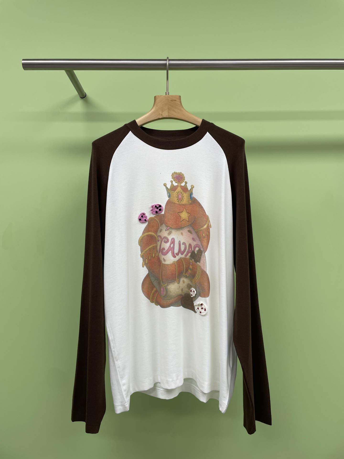 NO:326913,YANAG's new 2025 Spring and Summer Lucky Crown Snake Egg Print Black Loose Ragshou Long Sleeve T-shirt, this black and white contrasting spring ragshou long-sleeve T-shirt base shirt is really the best choice for spring. The mid-length design can be used as a base shirt without looking bloated, perfect for autumn layering. Moreover, this T-shirt is made of polyester wool blend material, soft touch, good breathability, and comfortable to wear. The loose style can be easily controlled by whether you are a small or a slightly fat girl. The contrasting design adds a sense of fashion, whether it is single or inner wear, it can easily become the focus. SML, tees, t-shirt, alexander wang19860909YANAG新品2025春夏幸运皇冠蛇蛋印花黑色宽松插肩长袖T恤,这款黑白撞色春季插肩袖长袖T恤打底衫,真的是春季的不二之选,中长款的设计,既可以作为打底衫,又不会显得臃肿,完美适合秋季叠穿,而且,这款T恤采用了涤纶羊毛混纺材质,触感柔软,透气性好,穿上身舒适感满分,宽松的版型,无论你是小个子还是微胖女生,都能轻松驾驭,撞色的设计更是增添了一份时尚感,无论是单穿还是内搭,都能让你轻松成为焦点. 码数SML,,tees，t-shirt,alexander wang,Women's clothing