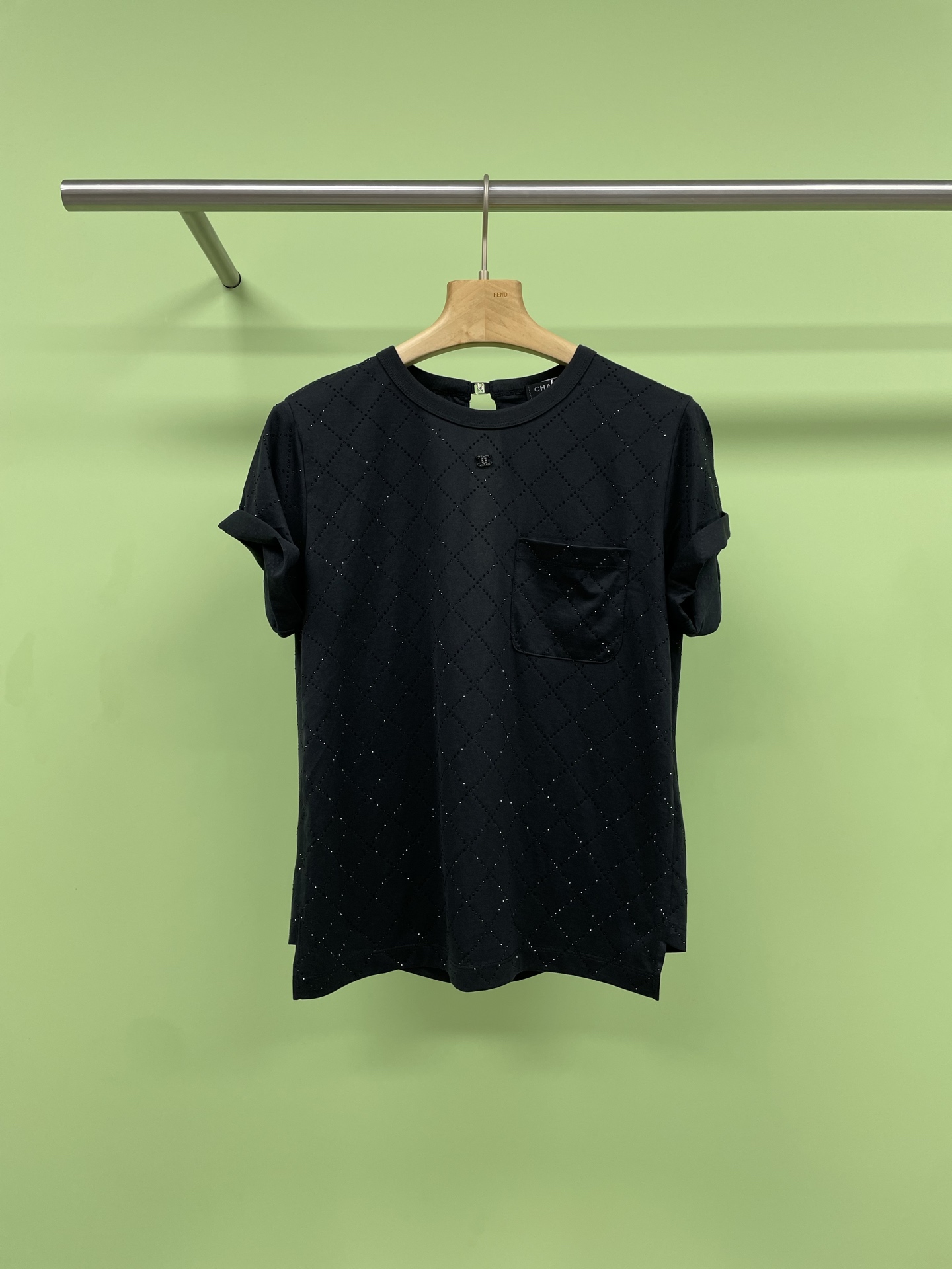 NO:326919,Chanel 2025 spring and summer new back buckle full of diamond short-sleeved T-shirt, Sparkle in Chanel25SS is a hidden short-sleeved short-sleeved shirt, which is really shining. It's so beautiful. I can't help but 