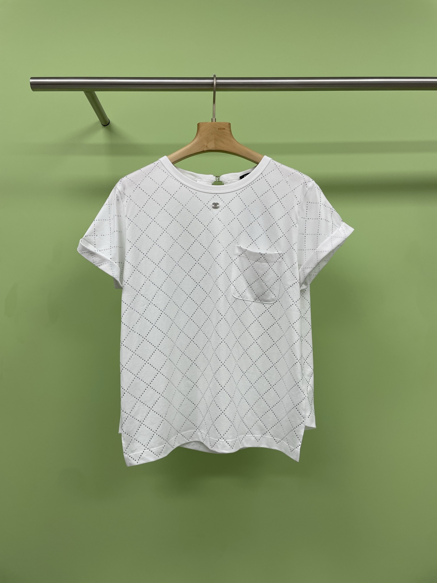 NO:326925,Chanel 2025 spring and summer new back buckle full of diamond short-sleeved T-shirt, Sparkle in Chanel25SS is a hidden short-sleeved short-sleeved shirt, which is really shining. It's so beautiful. I can't help but 