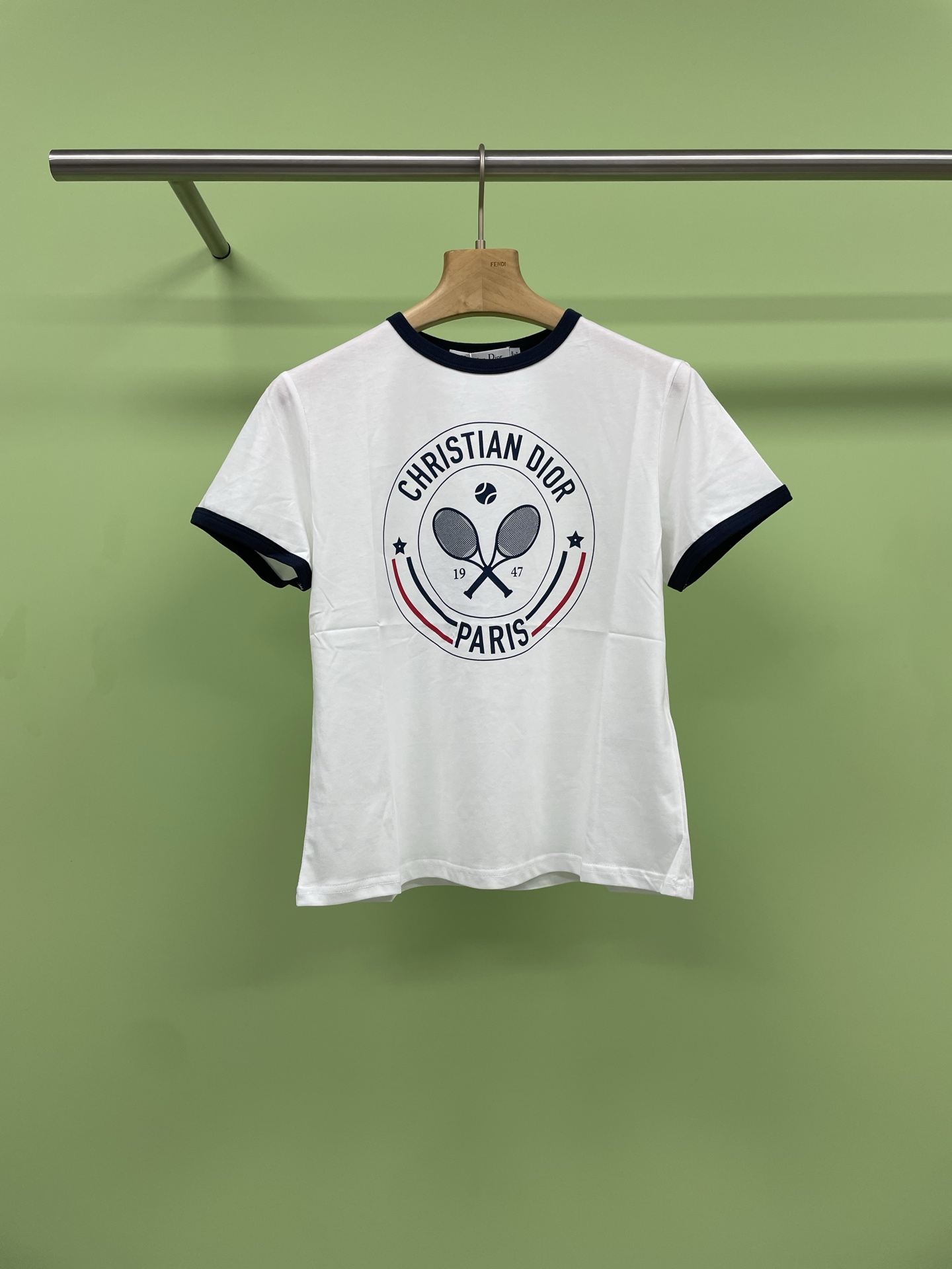 NO:326931,Dior 2025 spring and summer new tennis racket printed short sleeves, the material is made of 200 grams of heavy combed cotton, customized contrasting threads, two washes of ready-made garments, the fabric is comfortable and skin-friendly, and the custom dyed fabric is customized. The textile density is high, the drape feels good, and it is not easy to deform. The thick texture and tight spinning process will not affect the breathability of the fabric. The saturation of the color is very high. The contrasting thread prints the geometric pattern, and the finished product is natural and beautiful. The quality can be perfectly reflected in the process. The arm and hem are newly lined, customized auxiliary materials are three-standard, and a versatile and beautiful short sleeve. The slim fit style covers the flesh and makes it look slim and not picky. SML, dior, T-shirt, alexander wang19860909Dior2025春夏新款网球拍印花短袖,料采用200克重精梳棉,定制撞色螺纹,成衣两遍水洗处,面料舒适亲肤无异感,定制定染面料, 纺织密度高,垂感佳,不易变形,厚织感加上紧密纺纱工艺,不会影响面料的透气性,成色的饱和度很高,撞色线色印几何图案,成品自然美观,品质从工艺上就可以得到完美体现,手臂与下摆全新走线,定制辅料三标,百搭好看的一款短袖,修身版型遮肉显瘦不挑人. 码数SML,,dior,T-shirt,alexander wang,Women's clothing