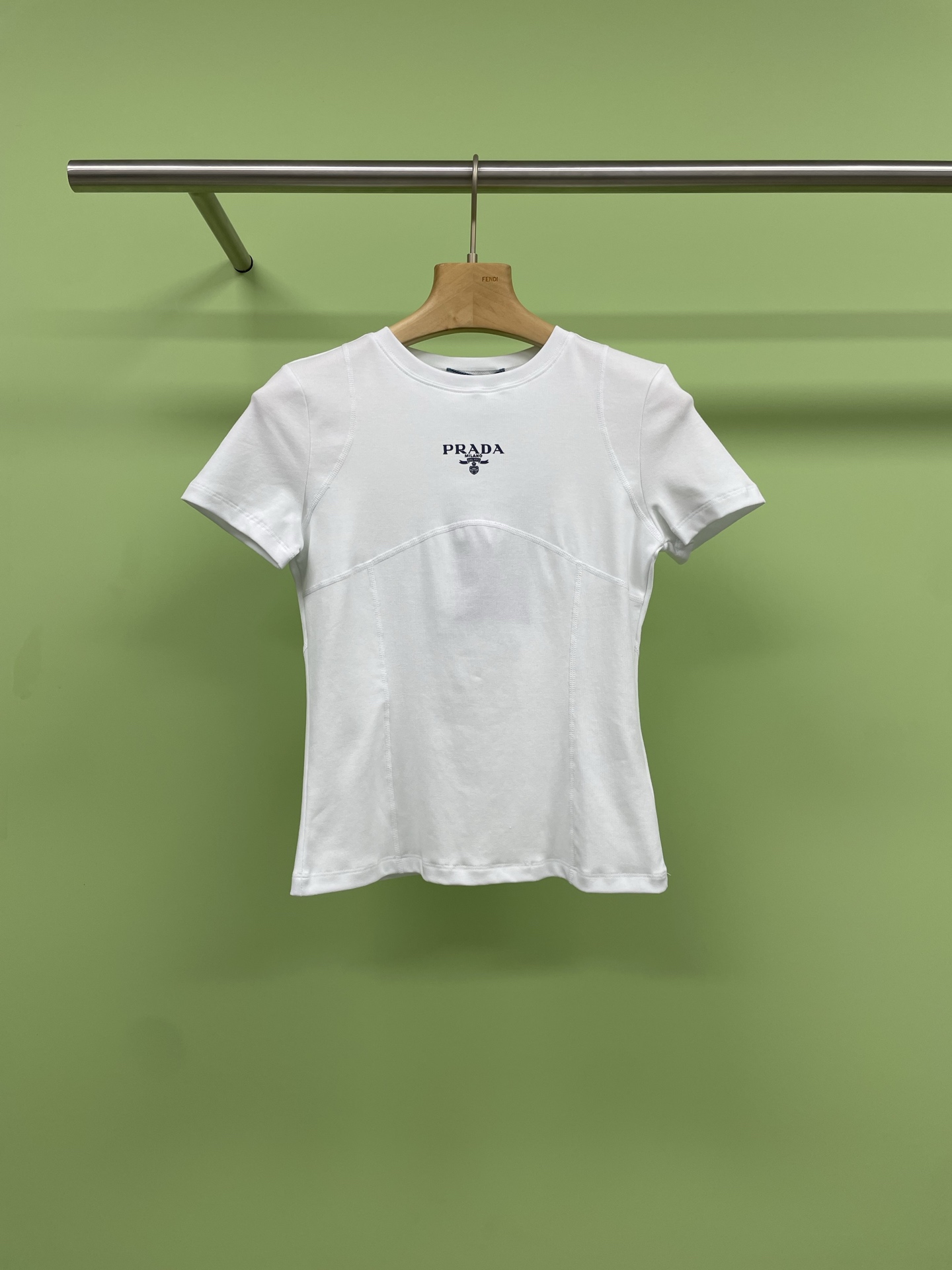 NO:326937,Prada 2025 spring and summer new letter printed T-shirt, this letter T is the god of sweet and cool style, this white letter T is really amazing, the simple white background color is matched with personalized black letter printing, full of design, sweet and cool style is easy to grasp, the style is just right slim, not too tight, can outline the body curve well, and at the same time there is no sense of restraint, the fabric is skin-friendly and breathable, refreshing and comfortable to wear in summer, and paired with work pants and baseball caps, the fashion sense is directly full, and you can become the focus of daily going out on the street or having a party with friends. And it is super versatile, whether it is a short skirt or shorts, it can bring different styles. Sisters who like sweet and cool style must not miss it, buy it quickly. SML, prada, skirts, shorts, tees, t-shirt, hats, alexander wang19860909Prada2025春夏新款字母印花T恤,这件字母T 是甜酷风的神,这件白色字母T 真的绝绝子,简约的白色底色搭配个性的黑色字母印花,设计感满满,甜酷风轻松拿捏,版型是恰到好处的修身,又不会过于紧身,能很好地勾勒出身材曲线,同时又不会有束缚感,面料亲肤又透气,夏天穿清爽又舒适,搭配工装裤和棒球帽,时尚感直接拉满,日常出街或者和朋友聚会,都能让你成为焦点.而且它超级百搭,不管是配短裙还是短裤,都能凹出不同风格造型,喜欢甜酷风的姐妹千万别错过,赶紧入手. 码数SML,,prada,skirts,shorts,tees，t-shirt,hats,alexander wang,Women's clothing