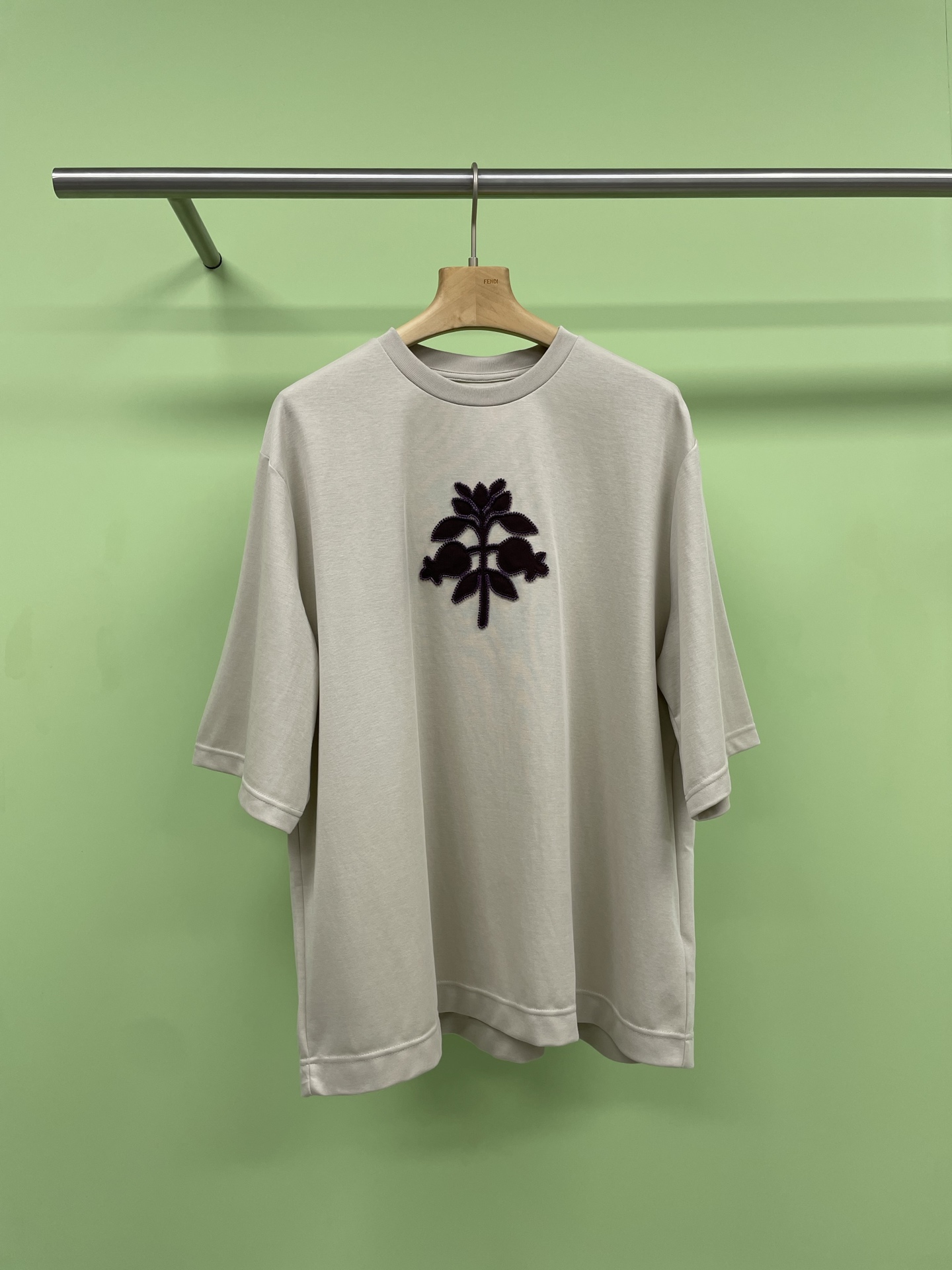 NO:326920,ICE DUST2025 spring and summer pomegranate flower patch design loose round neck short-sleeved T-shirt top, flower printed patch short-sleeved short-sleeved T-shirt top, flower printed patch short-sleeved, let you easily become the focus of summer. It is really beautiful when you are attracted by its big red flower printed patch design at first sight. This T-shirt is made of high-quality fabric, which is very comfortable to wear and excellent breathability. It will not feel stuffy even in hot summer. Its style design is very fashionable, slim but not tight, allowing you to wear it in daily life or travel, easily showing your fashion taste. The most surprising thing is that it also has a printed patch decoration, which makes the whole T-shirt more vivid and interesting. Whether it is matched with jeans or short skirts, it can make you the focus of the crowd and make you shine differently in summer.  SML, skirts, jeans, T-shirt, tees, t-shirt, alexander wang19860909ICE DUST2025春夏石榴花贴布设计宽松圆领短袖T恤上衣,花朵印花贴布短袖,让你轻松成为夏日焦点,第一眼就被它的大红花朵印花贴布设计深深吸引,真的是太美了,这件T恤采用的是高品质的面料,穿着非常舒适,而且透气性极佳,即使在炎热的夏天也不会感到闷热,它的版型设计非常时尚,修身但不紧身,让你无论是在日常生活中还是出行旅游时都能穿着,轻松展现你的时尚品味,最让人惊喜的是,它还有一个印花贴布装饰,让整个T恤更加生动有趣,无论是搭配牛仔裤还是短裙,都能让你成为人群中的焦点,让你在夏日里焕发出不一样的光彩. 码数SML,,skirts,jeans,T-shirt,tees，t-shirt,alexander wang,Women's clothing