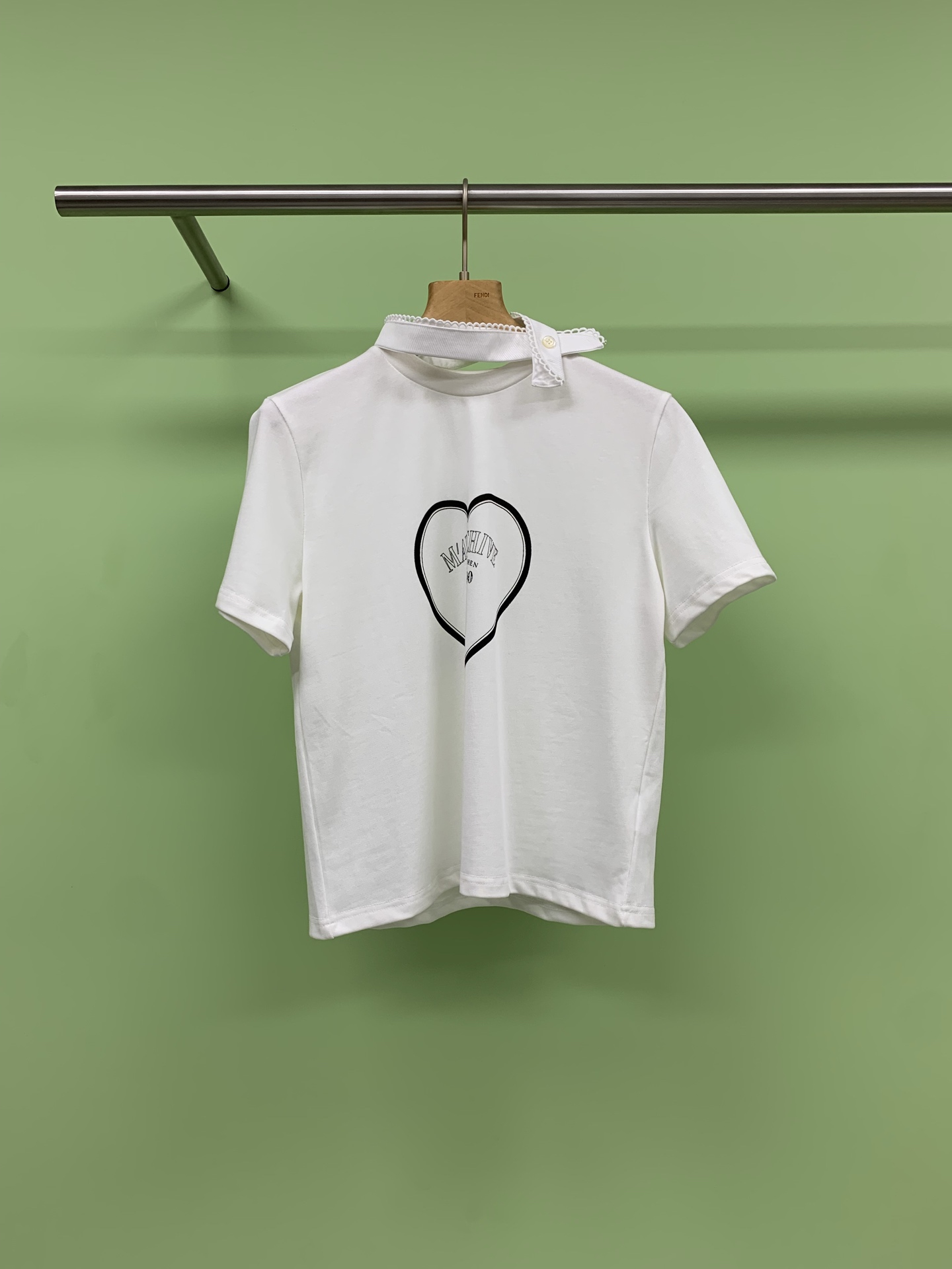 NO:326926,MARCHEN 25SS spring and summer lace embroidered collar friendship poetry club short-sleeved T-shirt, imitation lace scarf splicing design at the collar breaks the monotony of the ordinary T-shirt, adding a delicate and soft atmosphere to the overall look. The T-shirt is made of pure cotton, sweat-absorbing and breathable, and can ensure the comfort of wearing and keep the skin dry at all times. The loose Oversize style creates a casual and lazy feeling. Paired with jeans and sneakers is a youthful and energetic daily casual style. With skirts and high heels, it instantly turns into an elegant and sweet date outfit. A small suit outside can create a delicate and capable workplace look, adapting to the needs of wearing on various occasions. Elegant and elegant and elegant look no matter how you match it. Size SML, versace, high  heels,sneakers,skirts,jeans,t-shirt,tees,t-shirt,business suit,alexander wang19860909MARCHEN 25SS春夏蕾丝刺绣领友谊诗社短袖T恤,领口处仿蕾丝丝巾拼接设计打破了普通T恤的单调感,为整体造型增添了精致与柔美的气息,T恤是纯棉材质,吸汗透气,能确保穿着时的舒适度,让肌肤时刻保持干爽,宽松的Oversize款,营造出随性慵懒的感觉,搭配牛仔裤和运动鞋,就是青春活力的日常休闲风,配上半身裙和高跟鞋,则瞬间转变为优雅甜美的约会装扮,外搭一件小西装,又能打造出精致干练的职场造型,适应多种场合穿着需求,优雅又气质怎么搭都好看. 码数SML,,versace,high heels,sneakers,skirts,jeans,T-shirt,tees，t-shirt,business suit,alexander wang,Women's clothing