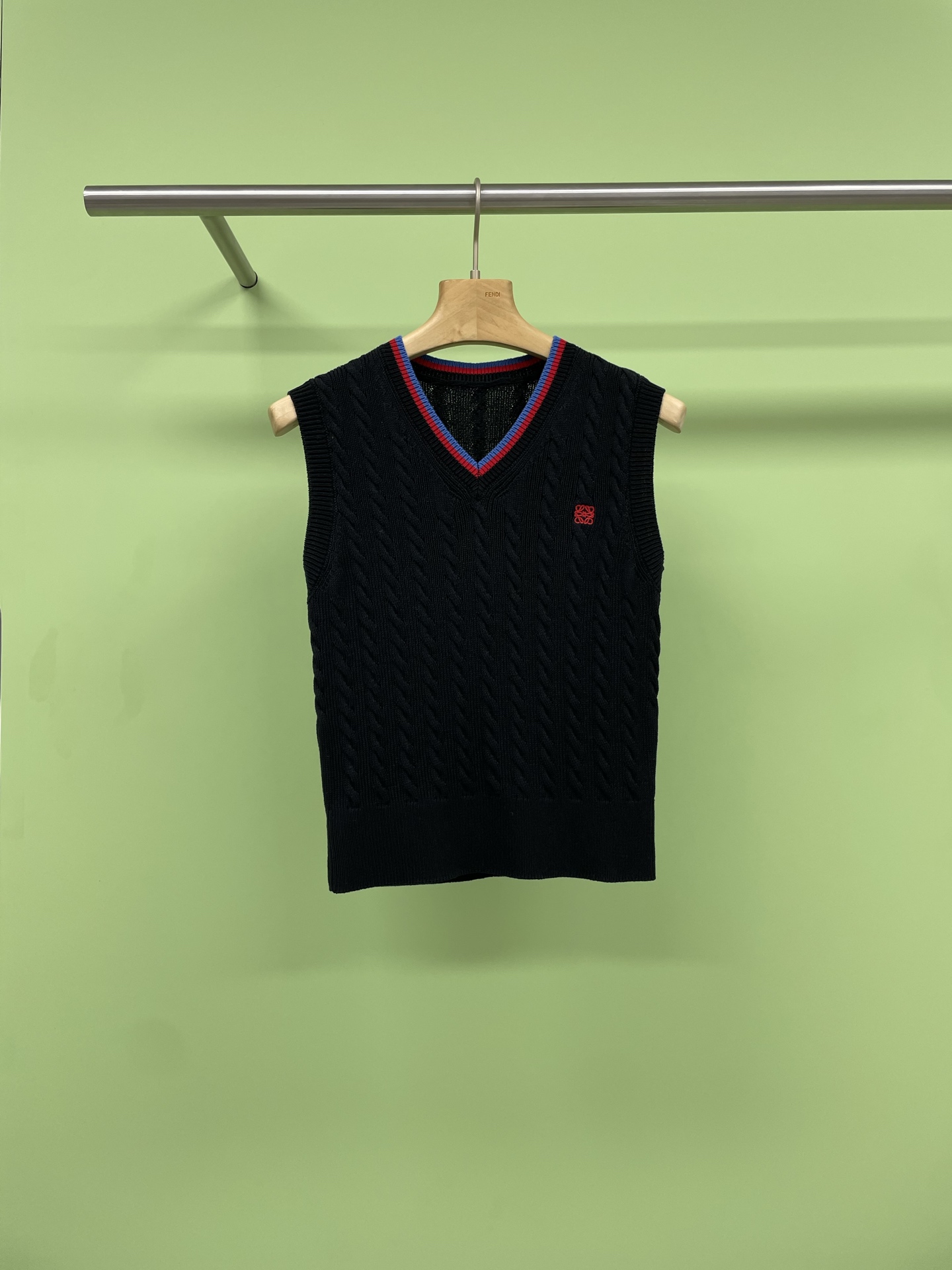 NO:330696,Loewe 2025 spring style twisted V-neck knitted vest, want to easily control the layering style?  This college-style knitted vest will definitely make you awesome. The high-end color will satisfy all your pursuit of beauty. The fashion darling of the vest industry. Not only does the sleeveless design make you look lighter, but the loose style will perfectly cover up small flaws and instantly reduce age. The V-neck style is just right with the upper layer of clothes, which is slimming and elegant. The best partner for layering not only adds warmth, but also makes your outfit feel full of layering. The upper body effect is simply too good. Come and try it to make you look different. SML, loewe, loewe, alexander wang19860909Loewe罗意威2025春款麻花V领针织马甲,想要轻松驾驭叠穿风？这款学院风针织马甲绝对让你一鸣惊人,高级感爆棚的颜色,满足你对美的所有追求,马甲界的时尚宠儿,不仅无袖设计让你看起来更加轻盈,而且宽松版型完美遮掩小瑕疵,瞬间减龄,V领造型,搭配上层衣服恰到好处,既显瘦又不失优雅气质,叠穿的最佳拍档,不仅增添温暖,还能让你的穿搭层次感十足,上身效果简直不要太好,快来试试吧,让你穿搭出不一样的范儿. 码数SML,,loewe,loewe,alexander wang,Women's clothing