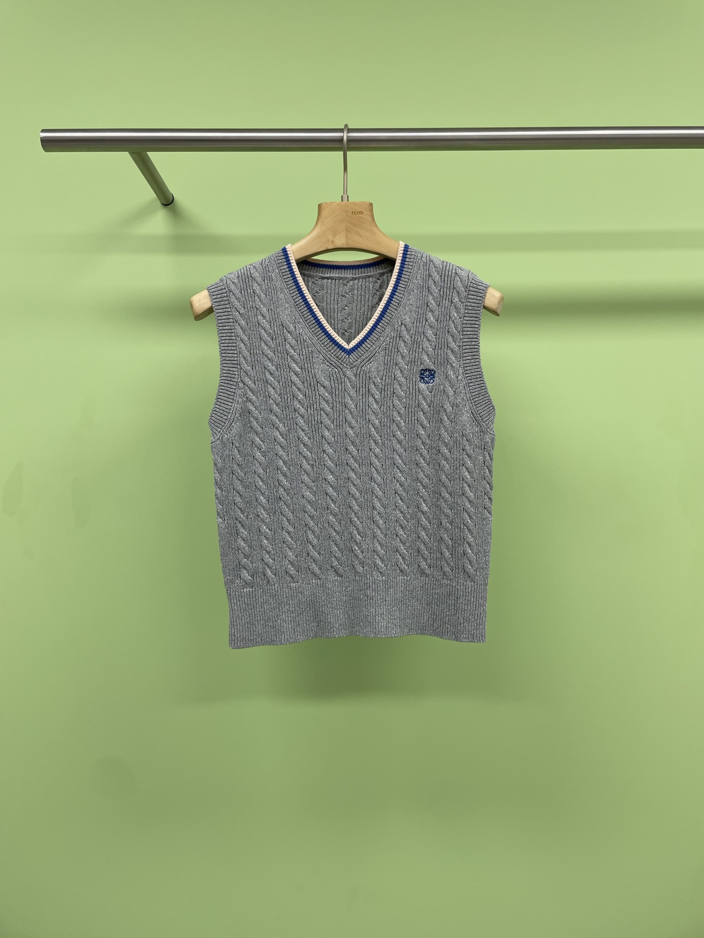 NO:330694,Loewe's spring style twisted V-neck knitted vest, want to easily control the layering style?  This college-style knitted vest will definitely make you awesome. The high-end color will satisfy all your pursuit of beauty. The fashion darling of the vest industry. Not only does the sleeveless design make you look lighter, but the loose style will perfectly cover up small flaws and instantly reduce age. The V-neck style is just right with the upper layer of clothes, which is slimming and elegant. The best partner for layering not only adds warmth, but also makes your outfit feel full of layering. The upper body effect is simply too good. Come and try it to make you look different. SML P,,loewe,loewe,alexander wang19860909Loewe罗意威春款麻花V领针织马甲,想要轻松驾驭叠穿风？这款学院风针织马甲绝对让你一鸣惊人,高级感爆棚的颜色,满足你对美的所有追求,马甲界的时尚宠儿,不仅无袖设计让你看起来更加轻盈,而且宽松版型完美遮掩小瑕疵,瞬间减龄,V领造型,搭配上层衣服恰到好处,既显瘦又不失优雅气质,叠穿的最佳拍档,不仅增添温暖,还能让你的穿搭层次感十足,上身效果简直不要太好,快来试试吧,让你穿搭出不一样的范儿. 码数SML P,,loewe,loewe,alexander wang,Women's clothing