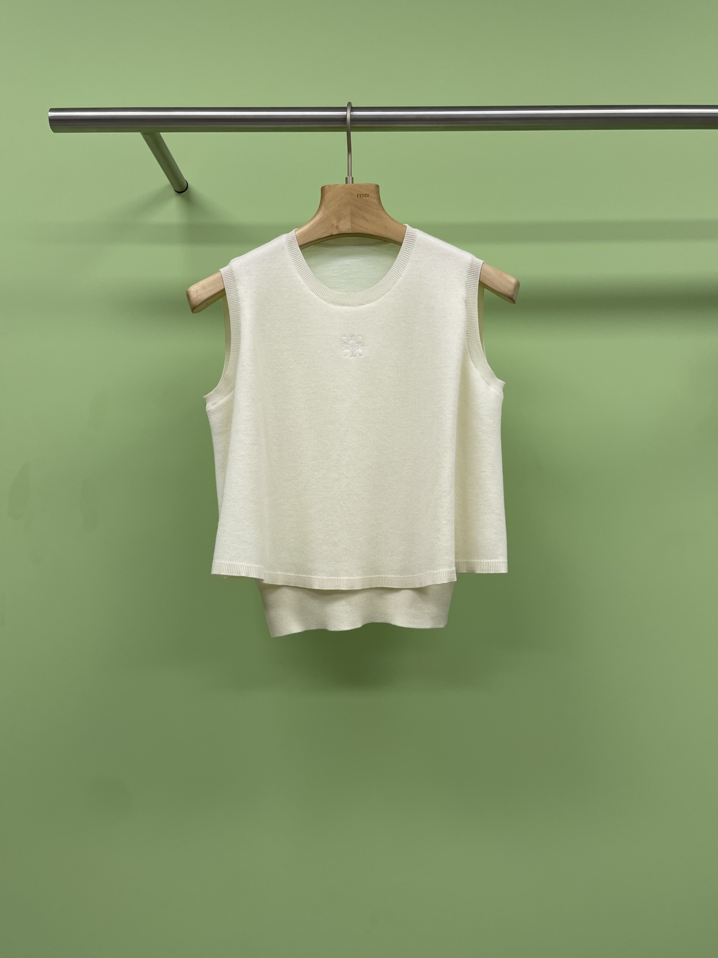 NO:330698,Loewe 2025 letter embroidered wool sleeveless short round neck pullover top, simple and fashionable style is very loose and inclusive, suitable for sisters of all kinds of figures, whether they are slightly fat girls or thin fairies, they can wear their own style. Let’s talk about its design. The simple round neck design looks clean and neat, without too much decoration, but it can make you stand out from the crowd. The cuffs and the locks of the clothes are also very exquisite. The details are the true seal, the colors are very versatile, and you can wear various bottoms. Whether it is jeans, skirts or wide-leg pants, they can wear different styles. It is really a good thing worth buying. If you haven’t tried it, then act quickly and believe me you will fall in love with it. SML, loewe, loewe, skirts, jeans, alexander wang19860909Loewe罗意威2025字母刺绣羊毛无袖短款圆领套头上衣,简约时尚版型非常宽松,包容性很强,适合各种身材的姐妹,无论是微胖的妹子还是瘦瘦的小仙女,都能穿出自己的风格,再来说说它的设计,简约的圆领设计,显得干净利落,没有过多的装饰,却能让你在人群中脱颖而出,袖口和衣摆锁边处也非常精致,细节之处见真章,颜色非常百搭,可以搭配各种下装,无论是牛仔裤、半身裙还是阔腿裤,都能穿出不同的风格,真的是一个非常值得入手的好物,如果你还没有尝试过,那么赶快行动吧,相信我你会爱上它的. 码数SML,,loewe,loewe,skirts,jeans,alexander wang,Women's clothing