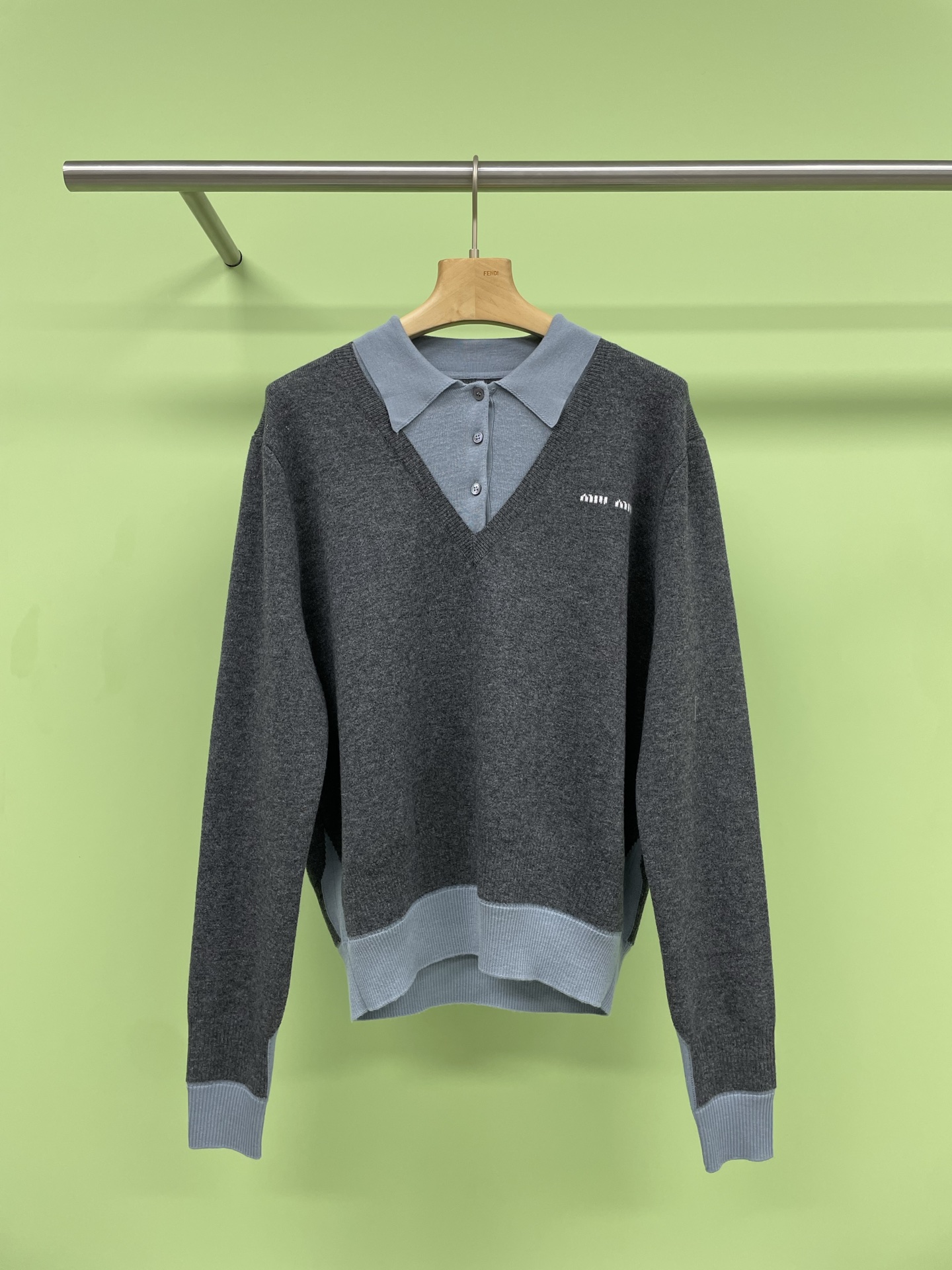 NO:330700,MiuMiu2025 spring shirt collar gray knit fake two-piece wool sweater, the color is really super textured, full of high-end atmosphere, not as dull as black, and a little more profound and mysterious than ordinary colors. When worn, it instantly becomes the focus of the crowd. The design of the fake two-piece is simply wonderful. The clever combination of the shirt collar and the sweater is straight up, and the crispness of the shirt collar adds a neatness and exquisiteness to the whole, neutralizing the softness of the sweater, combining hardness and softness, and a fashionable feeling  , and there is no need to worry about matching issues at all. It is very exciting to wear casually. The knitted yarn is super comfortable to wear, soft and skin-friendly, and the details show the quality. The stitching is even and fine, and each part reveals the care. Whether it is paired with jeans to create a casual and daily style or a skirt to take the elegant and elegant route, it can perfectly hold the scene, commuting to work, friends gatherings, and weekend trips. Wear it and easily grasp the fashionable outfits. It is not a bad product for the series. Family members close their eyes and watch them.  SML, miumiu, skirts, jeans, shirts, alexander wang19860909MiuMiu2025春款衬衫领灰色针织假两件羊毛衫,颜色真的超有质感,满满的高级氛围感,不像黑色那么沉闷,又比普通颜色多了几分深邃和神秘,穿上它瞬间成为人群焦点,假两件的设计简直太妙啦,衬衫领和针织衫的巧妙组合,层次感直接拉满,衬衫领的挺括为整体增添了一份利落与精致,中和了针织衫的软糯,刚柔并济,时髦感爆棚,而且完全不用担心搭配问题,随便穿穿就很出彩,针织纱线贴身穿超级舒服,柔软亲肤,细节之处更是尽显品质,缝线均匀细密,每一处都透露着用心,不管是搭配牛仔裤打造休闲日常风,还是配上半身裙走气质优雅路线,它都能完美hold住场面,上班通勤、朋友聚会、周末出游,穿上它,轻松拿捏时尚穿搭,入手不亏系列,家人们闭眼冲. 码数SML,,miumiu,skirts,jeans,shirts,alexander wang,Women's clothing