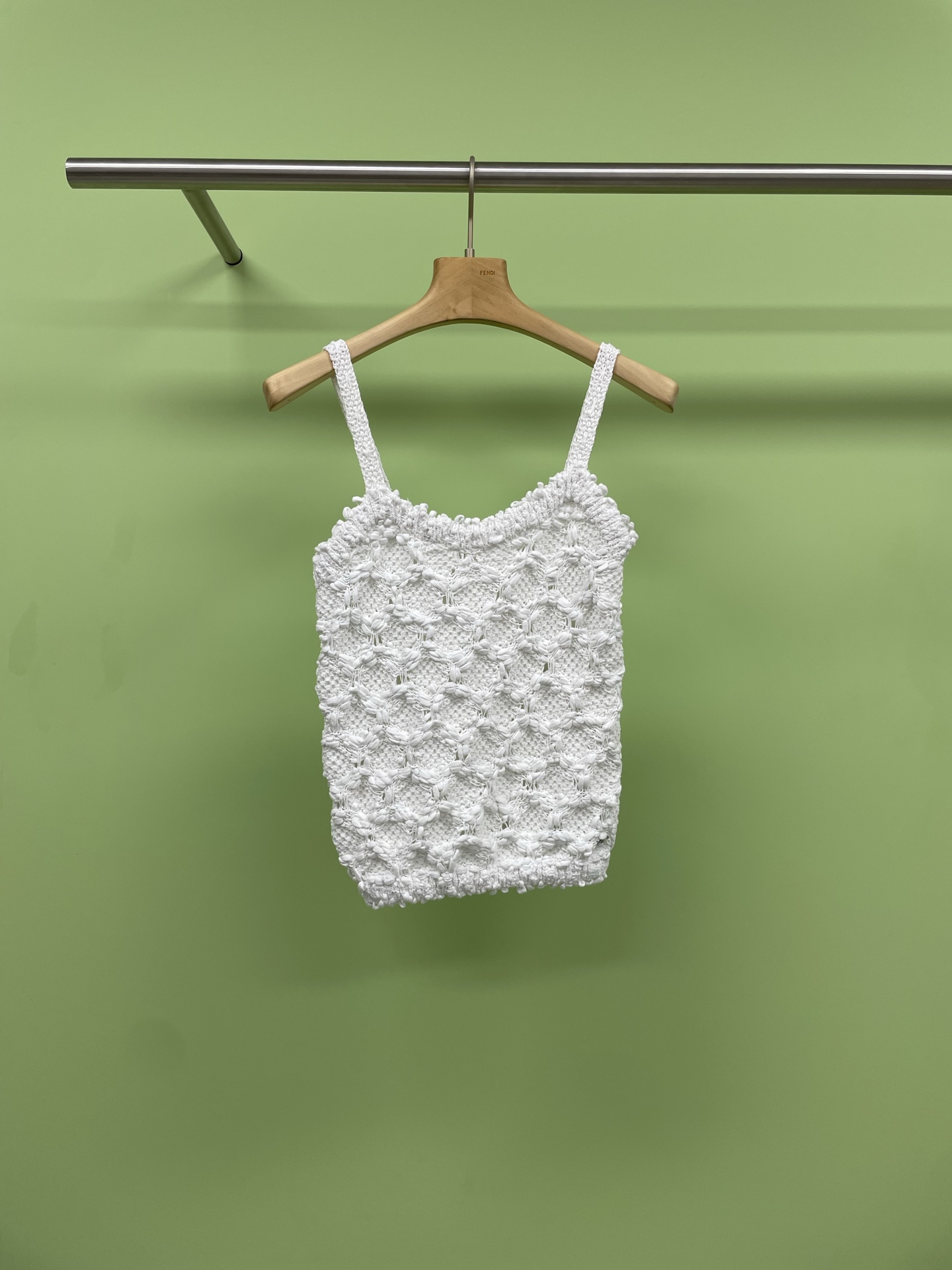 NO:330704,Chanel 2025 spring and summer new custom yarn heavy-duty handmade diamond crochet vest, originated from traditional crochet art, can instantly awaken the warm memory of home. It uses blended yarn to make clothes more durable and easy to care for. Each piece is purely hand-cooked. The vintage is full of hand-crafted feel, and the simple and elegant I-collar tailoring increases visual extension and shows a casual but stylish style. The double C metal loho on the lower part gives the vest a unique artist temperament. Its relaxed and comfortable style is also very suitable for beach vacations or daily leisure occasions, easily creating a romantic and uninhibited holiday atmosphere. SML, chanel, alexander wang19860909Chanel2025春夏新款定制纱线重工手工菱格钩花背心,源自传统的钩编艺术,能瞬间唤醒对家的温暖记忆,采用混纺纱线,让衣物更加耐穿且易于打理,每一件都是纯手工钩织完成,vintage手工感满满,简约大方的工字领剪裁,增加视觉上的延伸感,展现出随性而不失格调的风格,下部的双C金属loho赋予了背心一种独特的艺术家气质,其轻松惬意的风格也非常适合海滨度假或日常休闲场合,轻松营造出浪漫不羁的假日氛围. 码数SML,,chanel,alexander wang,Women's clothing