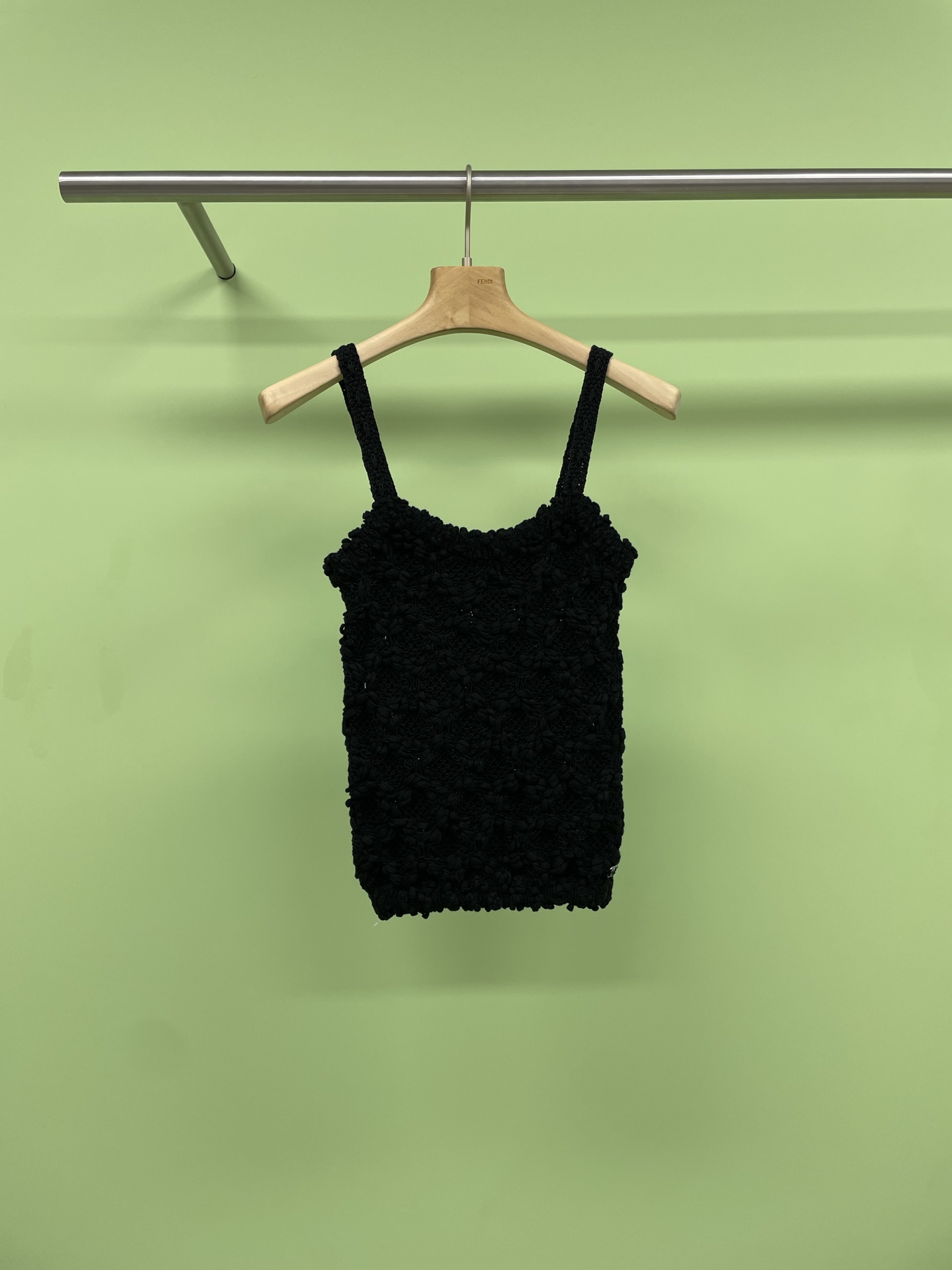 NO:330702,Chanel 2025 spring and summer new custom yarn heavy-duty handmade diamond crochet vest, originated from traditional crochet art, can instantly awaken the warm memory of home. It uses blended yarn to make clothes more durable and easy to care for. Each piece is purely hand-cooked. The vintage is full of hand-crafted feel, and the simple and elegant I-collar tailoring increases visual extension and shows a casual but stylish style. The double C metal loho on the lower part gives the vest a unique artist temperament. Its relaxed and comfortable style is also very suitable for beach vacations or daily leisure occasions, easily creating a romantic and uninhibited holiday atmosphere. SML, chanel, alexander wang19860909Chanel2025春夏新款定制纱线重工手工菱格钩花背心,源自传统的钩编艺术,能瞬间唤醒对家的温暖记忆,采用混纺纱线,让衣物更加耐穿且易于打理,每一件都是纯手工钩织完成,vintage手工感满满,简约大方的工字领剪裁,增加视觉上的延伸感,展现出随性而不失格调的风格,下部的双C金属loho赋予了背心一种独特的艺术家气质,其轻松惬意的风格也非常适合海滨度假或日常休闲场合,轻松营造出浪漫不羁的假日氛围. 码数SML,,chanel,alexander wang,Women's clothing